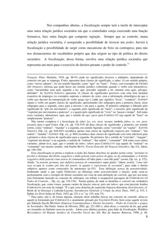 8
Nas companhias abertas, a fiscalização sempre terá a tarefa de interceptar
uma outra relação jurídica societária em que o controlador esteja exercendo uma função
formativa, face outra função que comporte sujeição. Sempre que ao controle, numa
relação jurídica societária, é assegurada a possibilidade de invocar um poder, haverá à
fiscalização a possibilidade de surgir como mecanismo de freio ou contrapeso, para não
nos distanciarmos do vocabulário próprio que deu origem ao tipo de política do direito
societário. A fiscalização, dessa forma, envolve uma relação jurídica societária que
representa um meio para o exercício de direitos perante o poder de controle.11
Français. Paris: Hachette, 1934, pp. 88-91) pode ter significados diversos e múltiplos, dependendo do
contexto em que se emprega. FARIA apresenta duas classes de significado, a saber: (i) em sentido próprio,
como “mover adiante”, (ii) em sentido figurado, como “agir” ou “fazer”. FARIA, com exemplos de CÍCERO
(De Oratore), informa que pode haver um sentido jurídico (sobretudo quando o verbo está intransitivo),
como “encaminhar uma ação segundo a lei, agir, proceder segundo a lei, intentar uma ação, advogar,
defender”. Já, SANTOS SARAIVA apresenta 14 classes de significados possíveis com uma lista bastante
exaustiva de empregos (os exemplos superam o número de cem), com a informação etimológica de que o
verbo ago decorre da transposição do verbo grego ágo [ άγω], que significa “levar”, “conduzir”. GAFFIOT
separa o verbo em quatro classes de significado, apresentando oito subgrupos para a primeira classe, treze
subgrupos para a segunda, cinco para a terceira e um para a quarta. O primeiro subgrupo é liderado pelo
significado de “pôr em movimento”, o segundo, pelo significado de “fazer”, o terceiro, pelo significado de
“exprimir por movimentos e palavras”, e o quarto pelo significado de “viver” ou “passar o tempo”. Sob todas
essas variantes, adotaremos, aqui, que o sentido de ago, agere para CARNELUTTI seja aquele de “fazer” ou
simplesmente “praticar”.
Não menos complexa é a lexicologia de iubeo [es, ere, iussi, iussum; também jubeo, es, ere, jussi,
jussum], para o qual FARIA (Op. cit., pp. 534-535) dá duas classes de significado: a primeira, em sentido
estrito, como “ordenar”, “mandar” e a segunda, em sentido figurado, como “convidar” ou “saudar”. SANTOS
SARAIVA (Op. cit., pp. 644-645) reconhece apenas uma classe de signficado expresso por “ordenar”, “dar
ordem”, “mandar”. GAFFIOT (Op. cit., p. 869) reconhece duas classes de significado com uma subclasse para
a primeira e doze classes de signficados para a segunda. Na primeira, há o sentido de “convidar”, “engajar”,
“exprimir um desejo” e na segunda, o sentido de “ordenar”, “dar ordem”, “comandar”. Sob todas essas outras
variantes, adotar-se-á, aqui, que o sentido de iubeo, iubere para CARNELUTTI seja aquele de “ordenar” ou
“comandar” (no mesmo sentido, vide Emilio BETTI. Teoria Generale del Negozio Giuridico, Op. Cit., Idem;
pp. 149-150).
Essa classificação se presta a explicar a razão dos liames descritos no quadro acima como, “pertanto la
facoltà si distingue dal diritto soggettivo e dalla potestà como potere di agire, no di commandare; e il diritto
soggettivo dalla potestà como potere di commandare all’altra parte e non alle parti” (assim, Op. cit., p. 152).
Ainda: “la potestà, pertanto, può definirsi potenza di commandare super partes” (Idem, assim), “come tale
essa occupa lo scalino più alto del potere, in quanto è espressione di sovranità”, para onde o direito
subjetivo aparece como consectário da autonomia (p.155). Essa definição acerca da potestatividade,
lembrando ainda o que expôs FERRAJOLI na diferença entre potestatividade e função, pode casar-se
perfeitamente com o exemplo do direito societário em vista de uma definição de controle, que por seu turno
está fortemente baseado no conceito de soberania, em tributo à insuperável passagem de COMPARATO (O
Poder de Controle..., Op. cit., pp. 134-136). Noutra palma, de onde se desdobra o controle em verdadeira
fiscalização, que, como vimos, assume caráter de função, tem-se, pois um iubere, que com precisão lembra
COMPARATO em nota de rodapé: “É o que certa doutrina de expressão francesa denomina droit-fonction, cf.
Breth de la Gressaye e Laborde-Lacoste, Introduction Générale à l’étude du droit, Paris, 1947, p. 333; J.
Dabin, Le Droit Subjectif, Paris, 1952, pp. 221 e ss.” (p. 135, nota 75).
11
Para tanto, não é, de forma alguma, intenção deste trabalho buscar um conceito de controle: adota-se
aquele já formulado por COMPARATO e atualmente glosado por SALOMÃO FILHO, bem como aquele revisto
por Eduardo Secchi MUNHOZ (Empresa Contemporânea e Direito Societário – Poder de Controle e grupos
de Sociedades. São Paulo: Juarez de Oliveira, 2002, pp. 221-260) e, além disso, o conceito da lei, que pode
ser resumido no binômio maioria-gestão. Adota essa idêntica postura, para falar de fiscalização, Waldírio
BULGARELLI (O Regime Jurídico do Conselho Fiscal das S/A. Rio de Janeiro: Renovar, 1998, p. 48,
 