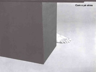 Com o pé atras 