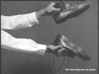 Ele esta batendo as botas

 