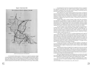 28 29
Mapa 01 - Mato Grosso 1953
Fonte: Acervo particular da Família Matsubara
Ao acompanhar historicamente o itinerário dos imigrantes japoneses emerge
uma diversidade de memórias e trajetórias. A Cooperativa Agropecuária Extrativa “Marió-
polis” Ltda. (CAPEM) vendeu terras para japoneses de Okinawa. As famílias de imigrantes
japoneses de Okinawa saíram do Japão e desembarcaram no porto de Santos e se deslo-
caram em direção às terras adquiridas no norte mato-grossense, ou seja, Colônia CAPEM.
A possibilidade de adquirirem uma grande propriedade permeou o imaginário
dos imigrantes de Okinawa, que sem mesmo conhecer o espaço compraram terras,
arrumaram a mudança e rumo a nova vida reuniram a família e se deslocaram para as
terras da Colônia CAPEM no norte mato-grossense.
Para a Gleba Rio Ferro migrou famílias japonesas que moravam no Estado de
São Paulo e Paraná. No dia 3 de julho e 10 de setembro de 1953 partiram da cidade de
Marilia no Estado de São Paulo, chefiados pelo Sr. Yoshiiti Narita, a primeira e a segunda
caravana de colonos. Cada uma composta por 10 famílias, e trazendo mantimentos,
ferramentas e máquinas para abertura de estradas. O transporte foi realizado por 16
(dezesseis) caminhões.
Convém lembrar que os colonos tentaram cultivar vários tipos de alimento,
para garantirem sua subsistência no espaço de colonização. Contudo, muitas culturas
não produziram satisfatoriamente. A prática da queimada na gleba favoreceu o empo-
brecimento do solo. A “língua de fogo” varreu com suas labaredas o mato que impedia
a prática agrícola. Os esqueletos das árvores que ficaram de pé foram derrubados pelas
máquinas dos homens, movidos por sonhos de uma nova vida para suas famílias.
Os colonos abriram covas, plantaram verduras e legumes que germinaram e
transformaram os sombrios recantos queimados em plantações, de qualidade e tama-
nho antes nunca vistos. Em relação a estes cultivos consta a seguinte afirmação, no
relatório da empresa relativo ao período de 1952 a 1955: “Tivemos com a cultura de
verduras e legumes em geral, os melhores resultados possíveis, notadamente tomate,
couve-flor, pepino, repolho, pimentão, etc.”. 3
O solo após a queimada conserva os nutrientes depositados pela cobertura
vegetal que fora retirada. Assim, os frutos das primeiras culturas crescem viçosos. Con-
vém ressaltar, que muitas culturas não prosperavam. Após as primeiras colheitas o ren-
dimento declinava intensificando a demanda por produtos adquiridos em Cuiabá. Os
alimentos estocados no armazém da gleba nem sempre supriam as necessidades dos
colonos. Entre as dificuldades vividas, a falta de abastecimento da mesa com os alimen-
tos preferidos suscitou nos colonos o sentimento de desilusão. O “El Dorado” que os
havia encantado desapareceu dando lugar à decepção.
Enquanto permaneceram na gleba, os japoneses fundaram a associação na
qual foram praticados os esportes como o beisebol, sumô e atletismo. Havia atividades
culturais para todas as idades como gincanas para os idosos, crianças e jovens, disputas
de canto e filmes.
Na década de 60, famílias da Gleba Rio Ferro migraram em busca de uma vida
melhor em um processo de urbanização. Cuiabá, por ser o centro comercial mais pró-
ximo, recebeu inúmeras famílias japonesas que compraram pequenas propriedades ao
redor da cidade. Outras famílias se dedicaram ao comércio. De colonos a feirantes, em-
presários, políticos e comerciantes aos poucos foram imprimindo as marcas da presen-
ça japonesa nas cidades do Estado de Mato Grosso.
Muitos dos imigrantes japoneses e nipo-brasileiros que se encontram em Cuiabá
e em outras regiões de Mato Grosso iniciaram sua trajetória de vida nestas duas colônias
que se estabeleceram na década de 50 em Mato Grosso: Gleba Rio Ferro e CAPEM.
No final da década de 1980 surge a migração dos dekassegui para o Japão.
Dekassegui é um termo em japonês que significa “migrar temporariamente para o tra-
3
Documento: Relatório Histórico das atividades da Firma, 1952 a 1955, fls.7.
 