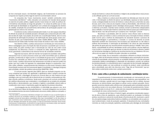 46 47
de livre orientação sexual, e de liberdade religiosa, são fundamentais no processo de
conquistas do respeito jurídico-legal do exercício da diversidade cultural.
As conquistas dos “novos movimentos sociais”, também conhecidos como
“movimentos identitários” 2
estão colocadas num processo de inserção desses grupos
no exercício do poder político, negado durante muito tempo em razão de práticas dis-
criminatórias naturalizadas ao longo das gerações. É no campo da política que as lutas
de afirmação de identidades se ressignificam num contexto de propagação dos direitos
do cidadão, ampliação dos procedimentos democráticos de participação popular e da
globalização da cultura e do consumo.
O ambiente escolar, institucionalizado pelo Estado, é um dos espaços educativos
de difusão do projeto de sociedade pensado e almejado para a (re)construção e/ou refle-
xão da ideia de nação. Esse projeto, de acordo com a Constituição Federal, calca-se numa
perspectiva de valorização da presença e de reafirmação dos vários grupos sociais cons-
tituintes do país; que fundamentarão novas práxis cidadãs (BRASIL, 2001). As políticas
educacionais do Estado estão inseridas nesse ensejo de produzir esses novos cidadãos.
Para Martins (1994), a política educacional é constituída por instrumentos po-
líticos e pedagógicos para a formação dos tipos de pessoas a sociedade quer no futuro.
Desse modo, ela pode contribuir para a manutenção (ou não) de uma ordem social
estabelecida. Ela determina a forma e o conteúdo do saber, legitimando seu mundo
social, garantindo a sobrevivência das diversas formas de sociedades existentes.
Segundo essa autora, além de inserida num projeto de sociedade, toda política
educacional inclui ou exclui processos sociais que serão transmitidos para as próximas
gerações, constituindo as regras sociais e a moralidade do grupo social. A subjetividade
humana fica submetida aos ideais sociais de determinado período histórico e social.
Assim sendo, a política educacional está diretamente vinculada ao exercício prático do
poder, pois esse caráter de regulador da subjetividade designa os sentimentos, emo-
ções, ações, reflexões, comportamentos dos indivíduos no meio social. Portanto a (des)
emancipação humana está intrinsecamente ligada à moralidade e a ideologia (im)posta
pela sociedade, através das políticas educacionais (MARTINS, 1994).
O currículo escolar, segundo Silva (2007), deve ser analisado enquanto um dis-
curso contextual que produz seu significado e significância sobre o próprio conceito de
realidade. Para ele, a abordagem da teoria do currículo deve ser mais histórica do que
ontológica, pois sua construção não se desvincula de um contexto, entremeados por rela-
ções culturais, políticas e econômicas. Sendo assim, promover um currículo corroborado
por políticas educacionais que contemplem a consolidação de um projeto de sociedade
democrática e democratizante, que considere e legitime a pluralidade cultural estão se
constituindo como novos e importantes papéis dos agentes do processo educativos.
A promulgação das leis 10.639/2003 e 11.645/2008, que alteram o Art. 26-A
da Lei de Diretrizes e Bases da Educação Nacional – tornando obrigatório nos currículos
dos estabelecimentos de ensino fundamental e de ensino médio, públicos e privados, o
2
Para Hall (2005), os movimentos identitários emergem num contexto em que as transformações na
mudança estrutural nas sociedades modernas na segunda metade do século XX, “fragmentando as
paisagens culturais de classe, gênero, sexualidade, etnia, raça e nacionalidade” (p. 09), são a base, na
qual, movimentos sociais fundamentam a reivindicação de grupos sociais historicamente discrimina-
dos por ideologias dominantes de outros grupos. As lutas de movimentos feministas, étnico-raciais,
homossexuais e ambientalistas, inicialmente na Europa Ocidental e nos Estados Unidos, são importan-
tes direcionadores da constituição desse novo modelo de direitos.
estudo da história e cultura afro-brasileira e indígena são paradigmáticas nesse proces-
so de reflexão quanto ao currículo escolar.
Mas, a história e a cultura social não podem ser alteradas por meio de um de-
creto. A formalização no direito de exercer sua identidade, expressa no texto constitu-
cional, a obrigatoriedade do ensino de história e cultura africana e ameríndia nas salas
de aula, assim como o discurso do respeito a todas as diversidades, não eliminam uma
cultura colonial de segregação social e ideológica desses grupos. Políticas educacionais
e reformas curriculares, inseridas nesse contexto, tornam-se elementos indispensáveis
para a reflexão e reconstrução histórico-cultural dos diversos povos que conformaram a
ideia de Brasil, mas não promovem por si próprias uma “revolução” cultural.
Reconhecer a pluralidade, além de construir novos olhares sobre os diversos
povos, que pela sua história e cultura contribuíram para a formação do Brasil, também
pode incorrer para a melhora do desempenho do estudante durante o processo de
ensino-aprendizagem. A permanência, a inclusão e o sucesso do discente na escola
dependem também dos mecanismos intra-escolares que reproduzem ou não ideias e
práticas discriminatórias. A valorização da identidade e da cultura de cada estudante
são pontos de apoio para seu reconhecimento enquanto pessoa e cidadão. Para o estu-
dante, a possibilidade de afirmar identidades sociais como práticas culturais legítimas,
e de se sentir e se entender igual aos demais no exercício de direitos e deveres, podem
ser ferramentas ideológicas e políticas de reconhecimentos de sua cidadania e da cons-
ciência de seu papel nas relações de poder colocadas na sociedade.
Assim sendo, faz-se necessário a educadores utilizarem-se desses instrumen-
tos legais, além de ferramentas teóricas e metodológicas para a promoção do reconhe-
cimento da pluralidade cultural presente na sociedade brasileira. E uma das principais
orientações didático-metodológicas à disposição de educadores consiste nas práticas
da desnaturalização e no desvelamento para a superação da discriminação segregado-
ra. Tais práticas podem ser mais profícuas no sentido de produzir novas consciências
para a pluralidade, para além dos discursos como “Diga não ao Preconceito”, que po-
dem acabar acobertando ainda mais o próprio preconceito.
O des- como crítica e produção de conhecimento: contribuição teórica
O questionamento é imemorialmente considerado um instrumento de suma
importância na constituição de novos conhecimentos. Podemos, para exemplificar, nos
remontar a Sócrates, quando este em suas longas conversas com os sofistas, buscava
elementos na retórica destes, para depois os utilizar contra o próprio pensador. Assim,
grandes raciocínios alçados pelos sofistas eram sobrepujados pela contradição existente
nas práticas sociais e em seu próprio discurso. O princípio do questionamento, fomen-
tado por Sócrates no século IV a.C., ainda está vivo enquanto ferramenta metodológica
na produção de novos conhecimentos e consciências.
Os estudos de Karl Marx e Friedrich Engels, pensadores considerados expoen-
tes da teoria crítica do capitalismo, cujas influências podem ser analisadas na história
política, econômica e cultural do mundo desde o final do século XIX, mostraram, a partir
de uma epistemologia materialista histórica e dialética, as contradições sob as quais es-
tava fundamentada o modo de produção capitalista. O desvelamento das contradições
inerentes ao modo de produção capitalista, acobertadas pela ideologia de dominação
 