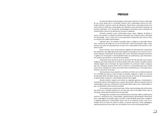 9
PREFÁCIO
As várias temáticas da Diversidade na Educação conferem à mesma, afirmação
de seu maior papel que é a formação humana, pois a diversidade trata-se da cons-
trução histórica, cultural e social das diferenças. Dessa forma a educação escolar tem
como motriz as vivências e necessidades dos indivíduos como elementos essenciais no
processo educativo, a fim de garantir aprendizagens necessárias para a produção de
conhecimento, exercício da democracia, da ética e cidadania.
Portanto, questões como a diversidade sexual, negra, indígena, de gênero e
outros, nos auxiliam na adoção de práticas educativas que conduzam para a educação
em diversidade. Essa, a nosso ver, é uma importante característica que marca o livro,
no conjunto dos artigos apresentados.
Sabemos que a em relação à questão negra e indígena na educação básica,
com o acréscimo do artigo 26 A na Lei de Diretrizes e Base da Educação, exigiu novas
posturas por parte de educadores/as no trato com a diversidade etnicorracial no coti-
diano escolar.
Dessa maneira, essas novas posturas exigidas de educadores/as requereram
das academias, dos órgãos governamentais ligados à educação, entre as quais as Secre-
tarias Estaduais e Municipais de Educação, bem como instituições não governamentais
a urgência de orientações e informação/formação aos profissionais, para desenvolve-
rem práticas que efetivem a inclusão da diversidade.
Impossível nessa conjuntura de inicio de século XXI não perceber que os povos
indígenas que estão presentes na América desde antes das invasões européia tenham
deixado legado para a formação da nação brasileira. Ou continuar vendo o negro/a,
que com a diáspora africana vieram para a América e consecutivamente para o Brasil
como bocais, despidos de cultura, que nada tenha contribuído para a formação sócio-
histórico-cultural de nosso país.
Observando por esses aspectos a coletânea contribui com a implementação da
Lei 11.645/08 que alterou a LDB, incluído as questões indígenas e negras no currículo
da Educação Básica de Mato Grosso, pois busca através de escritos de pesquisadores/
as deste estado, evidenciar a diversidade presente nesta região.
Aborda também, aspectos da história da migração japonesa, considerando a
importância dessas informações para o espaço educacional. Oferece subsídios teóricos
metodológicos para que profissionais da Educação Básica lidem com a diversidade se-
xual no ambiente escolar de forma saudável.
Os estudiosos que contribuíram para a feitura desta antologia são profissionais
que lidam com a referida temática em seu dia-a-dia, seja na formação inicial, seja na
formação continuada de profissionais da educação.
Os artigos que compõem esta coletânea busca entrelaçar idéias e práticas para
vivência e convivência com a diversidade, especificamente apresentando referenciais
para a abordagem da questão negra, incluindo a especificidade quilombola e indígena;
a migração japonesa e a diversidade sexual, não só no ambiente escolar, mais na so-
ciedade como um todo. Em todos os textos, os autores valorizam o fazer pedagógico,
apontando pistas de como lidar com as temáticas no currículo da Educação Básica.
 