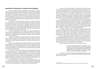 112 113
Especificidade e Identidade para a Educação Escolar Quilombola
Parece-me, interesante começar observando sobre a pertinência de se pensar
a Educação Escolar Quilombola a partir da concepção de uma educação emancipatória,
de valorização e aprendizagem dos valores afrobrasileiros. Compreendo que a educação
nessa perspectiva contribui para oportunizar a inclusão dos saberes locais, da história e
africanidades, o conhecimento da realidade dos quilombos e dos processos de constru-
ção das desigualdades, dentre elas, no campo da educação, sofrida pelos quilombos e
vivenciada em geral pela população negra. Pois, se a população negra em geral está em
situação de desigualdade na educação, a precariedade nos territórios quilombolas, os
índices são mais perversos.
Nesse sentido, é necessário salientar que os homens e mulheres quilombolas,
por si só, caracterizam a peculiaridade do público da educação quilombola, consideran-
do a carga histórica que marca o território local e global, no que se refere a contribuição
desse grupo para a história e cultura nacional. O quilombo representa um instrumen-
to vigoroso no processo de reconhecimento da identidade negra brasileira para uma
maior autoafirmação étnica e nacional (NASCIMENTO, 2008). Portanto, há necessidade
de uma especificidade para a educação em território quilombola, que consiste em ins-
tituir a modalidade de Educação Escolar Quilombola.
Por sua vez Siqueira (2005, p.40), ao tratar da necessidade da educação esco-
lar nos quilombos, comprometida com as particularidades desses territórios negros,
assevera que “a continuidade dos Quilombos está articulada a Políticas Públicas que
proporcionem a inclusão das dimensões mitológicas, simbólicas e rituais em processos
educacionais nos Quilombos...”.
Seguindo essa abordagem é importante observar, que embora os quilombos
em sua maioria estejam num espaço campesino, não pode ser confundidos com Edu-
cação do Campo, considerando as especificidades etnicorracial, histórico territorial e
cultural das comunidades negras e/ou quilombolas, da mesma forma que ocorre com
os indígenas.
Além disso, nos quilombos, foram resguardados elementos de ancestralidade
que contribuíram para a reinvenção da África no Brasil, marcando fortemente a cultura
negra brasileira. Por isso, o processo educativo formal de crianças, adolescentes, jovens
e adultos quilombolas precisa ter particularidades, que consiste numa estreita relação
com a formação identitária, auto-reconhecimento, valorização da história e cultura dos
quilombos e dos negros em geral.
Contudo, essa especificidade não significa uma educação isolada, mas aberta
a diálogos permanentes com as demais modalidades e especificidades da educação
básica. Dessa forma, o papel da educação quilombola seria o de mediar o saber escolar
com o saber local, advindo da ancestralidade que formou a cultura do segmento negro
na África e no Brasil. Como se vê, o currículo teria o papel de garantir os conhecimentos
e saberes quilombolas, identificar e conhecer a ancestralidade africana na sua própria
história, formas de luta e resistência, como fonte de afirmação da identidade dos qui-
lombos na sua diversidade e sua contribuição para a cultura nacional.
Outra questão igualmente importante a ser enfrentado, é organização de um
currículo que afirme a Educação Escolar Quilombola como modalidade, na qual, dialogue
os conhecimentos de base comum, as necessidades de cada quilombo, conjuntamente
com os valores culturais afrobrasileiros e os saberes locais no processo educativo.
Segundo essa linha de argumentação a especificidade dessa proposta educa-
cional, se sustenta na abordagens dos temas nas áreas de conhecimento, bem como
uma dinâmica metodológica de ensino aprendizagem que garanta conhecimentos cur-
riculares da base nacional comum e a parte diversificada relativa aos conhecimentos
ancestres de matriz africana, às necessidades e realidades de cada quilombo. No pro-
cesso de aprendizagem seriam inclusos os valores afrobrasileiros4
como Circularidade,
Oralidade, Força Vital/Axé, Corporeidade, Musicalidade, Ludicidade, Cooperatividade/
Comunitarismo, Memória, Religiosidade e Ancestralidade, que são marcadores plurais
que podem ser considerados na construção da identidade da educação quilombola.
Em relação à perspectiva educativa integrada ao trabalho, por exemplo, ganha,
no campo da educação quilombola, um aspecto no que refere ao empoderamento dos
sujeitos do processo educativo, de forma que venha contribuir com a emancipação indi-
vidual e/ou coletiva dos sujeitos pertencentes às comunidades. A educação profissional
no espaço quilombola seja em qualquer dos cursos técnicos profissionalizantes, deve
levar aos educandos além da qualificação profissional, a consciência negra e política
sobre a realidade de seu segmento na sociedade e particularmente no mundo do tra-
balho, uma das áreas que mais se concentra as desigualdades raciais.
A educação atrelada ao mundo do trabalho em território quilombola pode
considerar as questões de discriminação racial, presente nas relações sociais, e, conse-
quentemente, no trabalho. Assim, o currículo oportuniza a formação global do educan-
do para atuar tanto dentro como fora da comunidade e contribui para o empoderamen-
to quilombola. Em outras palavras uma formação para o compromisso com os seus e a
valorização da sua cultura, esteja o indivíduo vivendo ou não no seu local de origem.
Até aqui, busquei apresentar algumas reflexões para a criação da especificidade
e identidade da Educação Escolar Quilombola. Entendo que muitas questões devem ain-
da ser discutidas, principalmente em conjunto com os maiores interessados, que são os
integrantes das comunidades quilombolas e educadores que estão inseridos nesse pro-
cesso. Ultimamente são várias as demandas para a educação, na busca de garantir as
particularidades do educar em contexto dos territórios quilombolas.
Sobre essa questão Siqueira (2005, p.40) faz a seguinte observação:
Uma proposta de Políticas Públicas com Ações Afirmativas em Educa-
ção, para Comunidades Remanescentes de Quilombos, pressupõe,
fundamentalmente, conteúdos educacionais e práticas pedagógicas;
currículo, programas de formação de professores e produção de recur-
sos pedagógicos, que incluam o respeito às diferenças e às espe-
cificidades culturais destas populações em seus lugares, vivendo a
tradição das Comunidades Remanescentes de Quilombos.
Para concluir este início de reflexão, segue resumidamente alguns apontamen-
tos que considero necessários para a construção da especificidade e identidade da Edu-
cação Escolar Quilombola.
4 Sobre as dimensões desses valores afrobrasileiros ver Cadernos 3 da Cor da Cultura,2008.
 