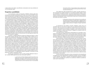 16 17
o negro apenas como objeto, o que dificulta a construção de uma nova semântica em
torno da população negra.
Perspectivas e possibilidades
A Lei de Diretrizes e Bases da Educação nº 9394/96, mediante artigo 26-A,
acrescidas das alterações trazidas pela Lei Nº 11.645, de 10 março de 2008 e as Dire-
trizes Curriculares para a Educação das Relações Étnico-Raciais e para o Ensino de His-
tória e Cultura Afro-Brasileira e Africana, instituída pela Resolução nº 01/2003/CNE/CP
abrem portas para desconstrução de signos sociais vigentes nas relações étnico-raciais
e, concomitantemente, para a construção de outros que permitam ressignificação so-
bre a presença negra e indígena na sociedade brasileira. Impõem ao currículo escolar
e à prática docente um grande desafio: mediante inclusão de conteúdos de História
e Cultura Afro-brasileira recompor na práxis pedagógica o papel da literatura rumo à
promoção da educação das relações étnico-raciais, com o objetivo de superar as de-
sigualdades sociais, conseqüência direta do racismo. Embora defina todo o currículo
escolar como âmbito de desenvolvimento dos conteúdos de História e Cultura Afro-
brasileira, destaca em especial as “áreas de Educação Artística e de Literatura e História
Brasileiras”. Isso pode parecer contraditório considerando o papel desempenhado pela
literatura na construção da imagem negativa do negro. Todavia, o potencial da litera-
tura parece inquestionável. Isso significa que o ensino de literatura pode contribuir na
construção de significados sociais, baseados não na subalternidade, mas na construção
de promoção dos sujeitos a partir do reconhecimento e da valorização da história e da
cultura afro-brasileiras e indígenas.
Entretanto, a obrigatoriedade de inclusão de conteúdo de história e cultura
afro-brasileira somente não basta. Essa inclusão implica também mudança de con-
cepções e de procedimentos metodológicos, de estratégias e de recursos. Esses mé-
todos, estratégias e recursos, considerados sob as perspectivas cognitivas e afetivas,
devem estar voltados não somente à aquisição de conhecimentos, mas também ao
desenvolvimento de subjetividades que possibilitem a cada sujeito reconhecer, res-
peitar e valorizar a si e ao outro, ambos igualmente, como partes integrantes da diver-
sidade humana. Exigem, portanto, como suporte, concepções e compromisso social e
ético docente na tarefa de derrotar o racismo, mediante a igual valorização, na prática
educativa escolar, dos diferentes povos, suas histórias e culturas nos mais diversos as-
pectos, como por exemplo: lingüísticos, religiosos, estéticos, artísticos e pertinentes
à corporeidade, de modo a superar a visão etnocêntrica que coloca a Europa e tudo
que lhe diz respeito, como o centro absoluto de referência da humanidade. Nessa
perspectiva, devem possibilitar eqüitativamente a todos, condições didáticas de aces-
so aos conhecimentos, e às significações positivas implicadas na presença de cada
grupo que compõem a população nacional.
Na busca por compreender “como os contos de fadas influenciam nossas vi-
das”, Cashdan (2000) argumenta que esses contos podem significar:
[...] mais do que as aventuras repletas de suspense que excitam a ima-
ginação; são mais que mero entretenimento. Por trás das cenas de
perseguição e dos resgates no último minuto, há dramas sérios que re-
fletem eventos que acontecem no mundo interior da criança. Embora
o atrativo inicial de um conto de fada possa estar em sua capacidade
de encantar e entreter, seu valor duradouro reside no poder de ajudar
as crianças a lidar com os conflitos internos que elas enfrentam no pro-
cesso de crescimento (p. 25).
Pois, segundo ele, além de proporcionar às crianças “um palco onde elas po-
dem representar seus conflitos interiores” (p. 31), oferecem também imagens e temas
que, arquivados nos “balcões da mente”, “se insinuam regularmente em nossos pensa-
mentos e conversas, funcionando como metáforas para nossos desejos mais ardentes e
esperanças mais profundas” (p.35). É inquestionável o poder que as narrativas possuem
de encantar seus leitores e ouvintes:
[...] São poucos os alunos que não se interessam por uma narrativa, por
uma história bem contada. As narrativas trazem a magia de cativar e
encantar, de prender a atenção, de transportar a imaginação para um
mundo verossímil ao que se apresenta como real. Portanto, traz em si,
também, o poder de construir e / ou legitimar “verdades” (COSTA 2007,
p. 57).
A construção de uma política curricular, originada a partir da Lei nº
10.639/03, figura-se como divisor de águas entre essa tradicional função imposta à
literatura e uma perspectiva de educação das relações étnico-raciais, tendo como
horizonte a promoção humana de negros e indígenas, a partir de fornecimento de
subsídios de história e cultura afro-brasileiras e indígenas ao cotidiano escolar de
ensino e aprendizagem de literatura.
Uma prática docente, politicamente comprometida com a promoção e conso-
lidação da educação das relações étnico-raciais constrói novas maneiras de se ensinar
literatura e possibilita acesso a autores cujas produções literárias apresentam imagens
positivas de negros e de indígenas de modo a contribuir para a desconstrução de visões
de mundo, estereótipos e estigmas que pesam sobre esse conjunto populacional.
Nessa perspectiva, constante problematização sobre como abordar as temá-
ticas e quais recursos utilizar constituem táticas de ação permanente ante uma luta
que está longe de ser fácil, haja vista que os adversários a serem combatidos estão
presentes em livros didáticos e paradidáticos, em conteúdos das mais diversas disci-
plinas, nas concepções de mundo e de relações com aqueles aos quais se compreende
como outro e, inclusive, no imaginário da maioria docente. Assim sendo, a inclusão
de conteúdos de história e cultura afro-brasileiras e indígenas no ensino de literatura
subsidiará a percepção de mensagens explicitas e de mensagens subliminares, cujos
conteúdos se colocam ao alcance do inconsciente, constituindo ou fortalecendo o
imaginário coletivo acerca das questões raciais que os conteúdos dessas mensagens
abordam. Mais que isso, deve propiciar aos alunos compreensão de que a produção
literária, embora se relacione com a realidade, não é retrato fiel do real, pois, enquan-
to produções humanas, expressam crenças, valores, preconceitos e visões de mundo
incorporados por seus autores.
O ensino de literatura que leve em conta a construção de uma educação para
as relações étnico-raciais exige atenção na seleção de conteúdos, recursos e estratégias
a serem utilizados. Essa atenção é, portanto, de fundamental importância no que se
refere ao tipo de sociedade que o professor ou a professora, mediante sua prática do-
cente, tem em vista construir.
 