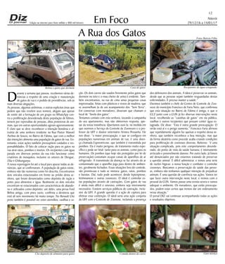 Niterói
29/12/16 a 14/01/17
www.dizjornal.com
Em Foco
12
Edição na internet para Hum milhão e 800 mil leitores
A Rua dos Gatos
D
urante a semana que passou, recebemos várias de-
núncias a respeito de uma criação e manutenção
de gatos de rua e o pedido de providências, sob as
mais diversas alegações.
As pessoas, algumas anônimas, e outras explicitas (mas que
pedem que não revelem seus nomes), alegam que apesar
de existir até a formação de um grupo no WhatsApp con-
tra a proliferação desordenada desta população de felinos,
temem por represálias de pessoas, ditas protetoras de ani-
mais, que em outras oportunidades agiram agressivamente.
É claro que se deve reconhecer a intenção bondosa e al-
truísta de uma senhora residente na Rua Pastor Manoel
Avelino de Souza, no Bairro de Fátima, que com a melhor
das intenções alimenta uma população de gatos de rua. En-
tretanto, estas ações também pressupõem cuidados e res-
ponsabilidades. O fato de colocar ração para os gatos na
rua atrai ratos, pombos e insetos. Os recipientes com água
parada em diversos pontos da rua irão funcionar como
criatórios de mosquitos, inclusive os vetores de Dengue,
Zika e Chikungunya.
A nossa reportagem foi até o local para apurar todas as de-
núncias, que se confirmaram. A população de gatos existe,
embora não tão numerosa como foi descrita. Encontramos
dois veículos estacionados em frente ao prédio desta se-
nhora, que foram denunciados como depósito de ração e
potes para alimentos e água. Realmente os dois veículos
encontram-se estacionados com características de abando-
no e utilizados como depósito; um deles, uma perua Ford
Belina antiga, com pneu vazio, confirma a denúncia que
está ali sem movimento há muito tempo. No Renault Clio
preto também é possível ver estes utensílios, vasilhas e ra-
ção. Os dois carros são usados livremente pelos gatos que
dormem no teto e o mau cheiro de urina é evidente. Tam-
bém encontramos, na rua de cima umas pequenas casas
improvisadas, feitas com plásticos e restos de madeira, que
se assemelham às de um acampamento dos “Sem Terra”.
Em conversas com moradores, disseram que chamam o
local de “favela dos gatos”.
Tentamos contato com esta senhora, tocando a campainha
do seu apartamento, mas não obtivemos resposta, ape-
sar da nossa insistência. Queríamos ouvi-la, na medida em
que ouvimos o Serviço de Controle de Zoonozes e o pro-
fessor da UFF e doutor veterinário Aristeu Pessanha. Ele
nos disse: “a maior preocupação, e que se configura em
populações numerosas em animais de rua, é uma doen-
ça chamada Esporotricose, que também é transmitida por
pombos. Ela é muito perigosa, de tratamento muito espe-
cífico e pode ser letal- tanto para os animais, como para os
humanos. Os pombos (que hoje são protegidos por lei de
preservação) costumam ocupar caixas de aparelhos de ar
refrigerado. A transmissão da doença se faz através do ar
contaminado que o aparelho joga para dentro de ambien-
tes, geralmente fechados. Essas situações fora do controle,
são promíscuas e tudo se mistura: gatos, ratos, pombos
e baratas. Daí, tudo pode acontecer, desde leptospirose,
leishmaniose e outras zoonozes. O ideal é controlar es-
tas populações através de castrações. Com gatos de rua
é ainda mais difícil e oneroso, embora seja inteiramente
necessário. Existem serviços públicos de castração, inclu-
sive da UFF. A grande questão é a ação de captura para
efetivar essa contenção. O ideal seria uma ação conjunta
da UFF com o Controle de Zoonose, incluindo a presença
dos defensores dos animais. A ideia é preservar os animais,
desde que as pessoas sejam também resguardadas destas
enfermidades. É preciso manter a saúde.”
Ouvimos também o chefe do Centro de Controle de Zoo-
noze do município Francisco de Faria Neto, que confirmou
que esta situação no Bairro de Fátima é antiga, e que o
CCZ junto com a CLIN já fez diversas intervenções neste
local, recolhendo as “casinhas de gatos” em via pública,
vasilhas e outros recipientes que possam conter água es-
tagnada. Ele disse: “Esta é outra grande preocupação. O
verão está aí e o perigo aumenta.” Francisco Faria afirmou
que repetidamente alguém faz queixas a respeito dessa se-
nhora, que também reconhece a boa intenção, mas que
da forma aleatória como procede acaba criando condições
para proliferação de zoonoses diversas. Reiterou: “é uma
situação complicada, pois este comportamento desorde-
nado, do ponto de vista da saúde humana, é inteiramente
arriscado e possivelmente danoso. Por outro lado, já fomos
até denunciados por não estarmos tratando de preservar
a questão animal. É difícil administrar, e temos uma serie
de razões lógicas: a nossa função e combater e controlar
zoonoses. Buscamos a preservação da saúde das pesso-
as, embora não tenhamos qualquer intenção de prejudicar
animais. É uma questão de coerência nas ações. Vamos ter
que fazer outra intervenção neste local, e iremos com o
pessoal da CLIN. Vamos passar uma revista severa e vamos
adequar o ambiente. Os moradores, que estão preocupa-
dos, podem estar certos que iremos dar um ordenamento
nessa situação.”
O jornal DIZ vai continuar acompanhando todas as ações
e resultados objetivos.
Belina e gatos que dormem Casa de gatos Recipientes de água estagnada
Clio depósito de alimento para gatos Comida dentro do carro Gato mistiço
Fotos Batista Filho
 