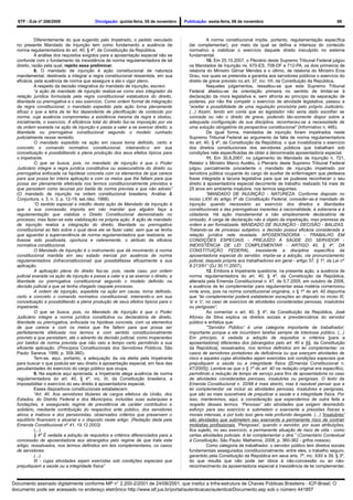 STF - DJe nº 208/2009                   Divulgação: quinta-feira, 05 de novembro    Publicação: sexta-feira, 06 de novembro                                       89



            Diferentemente do que sugerido pelo Impetrado, o pedido veiculado                      A norma constitucional impõe, portanto, regulamentação específica
  no presente Mandado de Injunção tem como fundamento a ausência de                     (lei complementar), por meio da qual se defina a inteireza do conteúdo
  norma regulamentadora do art. 40, § 4º, da Constituição da República.                 normativo a viabilizar o exercício daquele direito insculpido no sistema
            A análise dos requisitos exigidos para a aposentação especial não se        fundamental.
  confunde com o fundamento da inexistência de norma regulamentadora de tal                        10. Em 25.10.2007, o Plenário deste Supremo Tribunal Federal julgou
  direito, razão pela qual, rejeito essa preliminar.                                    os Mandados de Injunção ns. 670-ES, 708-DF e 712-PA, os dois primeiros de
            8. O mandado de injunção é ação constitucional de natureza                  relatoria do Ministro Gilmar Mendes e o último, de relatoria do Ministro Eros
  mandamental, destinada a integrar a regra constitucional ressentida, em sua           Grau, nos quais se pretendia a garantia aos servidores públicos o exercício do
  eficácia, pela ausência de norma que assegure a ela o vigor pleno.                    direito de greve previsto no art. 37, inc. VII, da Constituição da República.
            A respeito da decisão integrativa do mandado de injunção, escrevi:                     Naqueles julgamentos, ressaltou-se que este Supremo Tribunal
            “a ação de mandado de injunção realiza-se como eixo integrador da           Federal afastou-se da orientação primeira no sentido de limitar-se à
  relação jurídica formulada pela regra constitucional estatuidora do direito,          declaração da mora legislativa e, sem afronta ao princípio da separação de
  liberdade ou prerrogativa e o seu exercício. Como ordem formal de integração          poderes, por não lhe competir o exercício de atividade legislativa, passou a
  da regra constitucional, o mandado expedido pela ação torna plenamente                “aceitar a possibilidade de uma regulação provisória pelo próprio Judiciário.
  eficaz o que a letra da lei fez dependente de plenificação de conteúdo por            (...) Assim, tendo em conta que ao legislador não seria dado escolher se
  norma, cuja ausência comprometeu a existência mesma da regra e obstou,                concede ou não o direito de greve, podendo tão-somente dispor sobre a
  inicialmente, o exercício. A eficiência total do direito faz-se imposição por via     adequada configuração da sua disciplina, reconheceu-se a necessidade de
  da ordem exarada na ação de injunção e passa a valer a se exercer direito, a          uma solução obrigatória da perspectiva constitucional” (Informativo n. 485).
  liberdade ou prerrogativa constitucional segundo o modelo cunhado                                De igual forma, mandados de injunção foram impetrados neste
  judicialmente nesse remédio.                                                          Supremo Tribunal Federal ao argumento da falta de norma regulamentadora
            O mandado expedido na ação em causa torna definido, certo e                 do art. 40, § 4º, da Constituição da República, o que inviabilizaria o exercício
  concreto o comando normativo constitucional, inteirando-o em sua                      dos direitos constitucionais dos servidores públicos que trabalham sob
  conceituação e possibilitando a plena produção dos seus efeitos típicos para          condições nele especificadas de obter a denominada aposentadoria especial.
  o impetrante.                                                                                    11. Em 30.8.2007, no julgamento do Mandado de Injunção n. 721,
            O que se busca, pois, no mandado de injunção é que o Poder                  Relator o Ministro Marco Aurélio, o Plenário deste Supremo Tribunal Federal
  Judiciário integre a regra jurídica constitutiva ou assecuratória do direito ou       julgou parcialmente procedente o mandado de injunção impetrado por
  prerrogativa enfocada na hipótese concreta com os elementos de que carece             servidora pública ocupante do cargo de auxiliar de enfermagem que pleiteava
  para que possa ter inteira aplicação e com os meios que lhe faltam para que           fosse integrada a lacuna legislativa para que se pudesse reconhecer o seu
  possa ser plenamente efetivada nos termos constitucionalmente previstos e             direito à aposentadoria especial decorrente de trabalho realizado há mais de
  que persistem como lacunas por balda de norma prevista e que não adveio”              25 anos em ambiente insalubre, nos termos seguintes:
  (O mandado de injunção na ordem constitucional brasileira. Análise &                             “MANDADO DE INJUNÇÃO - NATUREZA. Conforme disposto no
  Conjuntura, v. 3, n. 3, p. 12-19, set./dez. 1988).                                    inciso LXXI do artigo 5º da Constituição Federal, conceder-se-á mandado de
            “O sentido especial e inédito desta ação de Mandado de Injunção é           injunção quando necessário ao exercício dos direitos e liberdades
  que a sua concessão importa em não mandar que alguém faça a                           constitucionais e das prerrogativas inerentes à nacionalidade, à soberania e à
  regulamentação que viabiliza o Direito Constitucional demonstrado no                  cidadania. Há ação mandamental e não simplesmente declaratória de
  processo, mas fazer-se esta viabilização na própria ação. A ação de mandado           omissão. A carga de declaração não é objeto da impetração, mas premissa da
  de injunção realiza a integração do direito, liberdade ou prerrogativa                ordem a ser formalizada. MANDADO DE INJUNÇÃO - DECISÃO - BALIZAS.
  constitucional ao fato sobre o qual deve ele se fazer valer, sem que se tenha         Tratando-se de processo subjetivo, a decisão possui eficácia considerada a
  que aguardar a superveniência de norma regulamentadora que realizaria, se             relação jurídica nele revelada. APOSENTADORIA - TRABALHO EM
  tivesse sido positivada, oportuna e celeremente, o atributo da eficácia               CONDIÇÕES ESPECIAIS - PREJUÍZO À SAÚDE DO SERVIDOR -
  normativa constitucional.                                                             INEXISTÊNCIA DE LEI COMPLEMENTAR - ARTIGO 40, § 4º, DA
            O Mandado de Injunção é o instrumento que dá movimento à norma              CONSTITUIÇÃO FEDERAL. Inexistente a disciplina específica da
  constitucional mantida em seu estado inercial por ausência de norma                   aposentadoria especial do servidor, impõe-se a adoção, via pronunciamento
  regulamentadora (infraconstitucional) que possibilitasse eficazmente a sua            judicial, daquela própria aos trabalhadores em geral - artigo 57, § 1º, da Lei nº
  aplicação.                                                                            8.213/91” (DJ 30.11.2007).
            A aplicação plena do direito faz-se, pois, neste caso, por ordem                       12. Embora a Impetrante questione, na presente ação, a ausência de
  judicial exarada na ação de injunção e passa a valer e a se exercer o direito, a      norma regulamentadora do art. 40, § 4º, da Constituição da República,
  liberdade ou prerrogativa constitucional segundo o modelo definido na                 alterada pela Emenda Constitucional n. 47, de 5.7.2005, em outubro de 2008,
  decisão judicial a que se tenha chegado naquele processo.                             a ausência de lei complementar para regulamentar essa matéria comemorou
            A ordem de injunção, expedida na ação em causa, torna definido,             vinte anos, pois na norma constitucional originária, o § 1º do art. 40 dispunha
  certo e concreto o comando normativo constitucional, inteirando-o em sua              que “lei complementar poderá estabelecer exceções ao disposto no inciso III,
  conceituação e possibilitando a plena produção de seus efeitos típicos para o         'a' e 'c', no caso de exercício de atividades consideradas penosas, insalubres
  impetrante.                                                                           ou perigosas”.
            O que se busca, pois, no Mandado de Injunção é que o Poder                             Ao comentar o art. 40, § 4º, da Constituição da República, José
  Judiciário integre a norma jurídica constitutiva ou declaratória de direito,          Afonso da Silva explica os direitos sociais e previdenciários do servidor
  liberdade ou prerrogativa, enfocada na hipótese concreta, com os elementos            público e enfatiza que:
  de que carece e com os meios que lhe faltem para que possa ser                                   “'Servidor Público' é uma categoria importante de trabalhador;
  perfeitamente efetivada nos termos e com sentido constitucionalmente                  importante porque a ele incumbem tarefas sempre de interesse público. (...)
  previsto e que persistiam, até o advento da decisão judicial, como inoperantes        Em princípio, é vedada a adoção de requisitos e critérios [para a
  por baldos de norma prevista que não veio a tempo certo permitindo a sua              aposentadoria] diferentes dos [abrangidos pelo art. 40 e §§, da Constituição
  eficiente aplicação. (Princípios Constitucionais dos Servidores Públicos. São         da República], ressalvados, nos termos definidos em lei complementar, os
  Paulo: Saraiva, 1999, p. 358-360).                                                    casos de servidores portadores de deficiência ou que exerçam atividades de
            Tem-se, aqui, portanto, a adequação da via eleita pela Impetrante           risco e aqueles cujas atividades sejam exercidas sob condições especiais que
  para buscar o que postula ser seu direito à aposentação especial, em face das         prejudiquem a saúde ou a integridade física ([Emenda Constitucional n.
  peculiaridades do exercício do cargo público que ocupa.                               47/2005]). Lembre-se que o § 1º do art. 40 na redação original era específico,
            9. Na espécie aqui apreciada, a Impetrante alega ausência de norma          permitindo a redução de tempo de serviço para fins de aposentadoria no caso
  regulamentadora do art. 40, § 4º, inc. III, da Constituição brasileira, a             de atividades consideradas penosas, insalubres ou perigosas. O texto da
  impossibilitar o exercício do seu direito à aposentadoria especial.                   Emenda Constitucional n. 20/98 é mais aberto, mas é razoável pensar que a
            Esses dispositivos constitucionais estabelecem:                             lei complementar vai incluir as atividades penosas, insalubres e perigosas,
            “Art. 40. Aos servidores titulares de cargos efetivos da União, dos         que são as mais suscetíveis de prejudicar a saúde e a integridade física. Por
  Estados, do Distrito Federal e dos Municípios, incluídas suas autarquias e            isso, manteremos, aqui, a consideração que expendemos de outra feita a
  fundações, é assegurado regime de previdência de caráter contributivo e               respeito desses termos. “Penosas” são atividades que exigem desmedido
  solidário, mediante contribuição do respectivo ente público, dos servidores           esforço para seu exercício e submetem o exercente a pressões físicas e
  ativos e inativos e dos pensionistas, observados critérios que preservem o            morais intensas, e por tudo isso gera nele profundo desgaste. (...) 'Insalubres'
  equilíbrio financeiro e atuarial e o disposto neste artigo. (Redação dada pela        são atividades que submetem seu exercente a permanente risco de contrair
  Emenda Constitucional nº 41, 19.12.2003)                                              moléstias profissionais. 'Perigosas', quando o servidor, por suas atribuições,
            (...)                                                                       fica sujeito, no seu exercício, a permanente situação de risco de vida - como
            § 4º É vedada a adoção de requisitos e critérios diferenciados para a       certas atividades policiais. A lei complementar o dirá.” (Comentário Contextual
  concessão de aposentadoria aos abrangidos pelo regime de que trata este               à Constituição. São Paulo: Malheiros, 2008, p. 360-362 - grifos nossos).
  artigo, ressalvados, nos termos definidos em leis complementares, os casos                       Como categoria de trabalhador, o servidor público tem direitos sociais
  de servidores:                                                                        fundamentais assegurados constitucionalmente, entre eles, o trabalho seguro,
            (...)                                                                       garantido pela Constituição da República em seus arts. 7º, inc. XXII e 39, § 3º,
            III - cujas atividades sejam exercidas sob condições especiais que          do que resulta que não pode ser óbice à não-concessão ou ao não-
  prejudiquem a saúde ou a integridade física”                                          reconhecimento da aposentadoria especial a inexistência de lei complementar,


Documento assinado digitalmente conforme MP n° 2.200-2/2001 de 24/08/2001, que institui a Infra-estrutura de Chaves Públicas Brasileira - ICP-Brasil. O
documento pode ser acessado no endereço eletrônico http://www.stf.jus.br/portal/autenticacao/autenticarDocumento.asp sob o número 441857
 