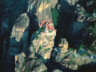 Ce n’est qu’au XIVe siècle qu’ils construisirent les monastères perchés en haut des rochers. A leur apogée, on comptait 24 monastères. Un bon nombre furent détruits pendant la dernière guerre par les nazis. En effet, les résistants grecs s’y réfugiaient souvent.