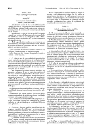 4998 Diário da República, 1.ª série—N.º 159—20 de agosto de 2013
SUBSECÇÃO II
Edifícios sujeitos a grande intervenção
Artigo 28.º
Comportamento térmico de edifícios
sujeitos a grande intervenção
1 - A razão entre o valor de Nic de um edifício sujeito
a grande intervenção, calculado de acordo com o definido
pela DGEG, e o valor de Ni não pode exceder o determi-
nado em portaria do membro do Governo responsável pela
área da energia.
2 - A razão entre o valor de Nvc de um edifício sujeito
a grande intervenção, calculado de acordo com o definido
pela DGEG e o valor de Nv, não pode exceder o deter-
minado em portaria do membro do Governo responsável
pela área da energia.
3 - Toda a grande intervenção na envolvente de um
edifício obedece aos requisitos estabelecidos em portaria
do membro do Governo responsável pela área da energia,
relativos aos valores máximos:
a) Do coeficiente de transmissão térmica superficial dos
elementos a intervencionar na envolvente opaca;
b) Do fator solar dos vãos envidraçados horizontais e
verticais a intervencionar.
4 - O valor da taxa de renovação horária nominal de
ar para a estação de aquecimento e de arrefecimento de
um edifício de habitação sujeito a grande intervenção,
calculada de acordo com o definido pela DGEG, deve ser
igual ou superior ao valor mínimo de renovações horárias
determinado em portaria do membro do Governo respon-
sável pela área da energia.
5 - Nas situações descritas nos números anteriores em
que, para a aplicação de um ou mais dos requisitos aí
previstos, existam incompatibilidades de ordem técnica,
funcional ou de valor arquitetónico, assim como nas si-
tuações descritas nos n.os
1 e 2 em que haja uma incom-
patibilidade de ordem técnica, funcional, de viabilidade
económica ou de valor arquitetónico, pode o técnico autor
do projeto adotar soluções alternativas para os elementos a
intervencionar onde se verifiquem tais incompatibilidades,
desde que:
a) Justifique as incompatibilidades existentes e a im-
possibilidade de cumprimento integral dos requisitos apli-
cáveis;
b) Demonstre que, com as soluções alternativas preco-
nizadas, o desempenho do edifício não diminui em relação
à situação antes da grande intervenção;
c) As situações de incompatibilidade, respetivas so-
luções alternativas e potenciais consequências fiquem
explícitas no pré-certificado e no certificado SCE, nos
casos aplicáveis.
6 - O recurso a sistemas passivos que melhorem o de-
sempenho energético do edifício deve ser promovido nas
grandes intervenções a realizar, e o respetivo contributo
deve ser considerado no cálculo das necessidades de ener-
gia do edifício, com base em normas europeias ou regras
definidas para o efeito pela DGEG.
7 -As moradias unifamiliares com uma área útil inferior
a 50 m2
, sujeitas a grande intervenção, estão dispensadas
da verificação dos requisitos de comportamento térmico
estabelecidos no presente artigo.
8 - No caso de edifício sujeito a ampliação em que se
preveja a edificação de novo corpo, este fica sujeito ao
cumprimento dos valores de coeficiente de transmissão
térmica de referência para a envolvente e vãos envidraça-
dos, assim como ao cumprimento do fator solar máximo
dos vãos envidraçados, para efeitos de verificação dos
requisitos de comportamento térmico.
Artigo 29.º
Eficiência dos sistemas técnicos de edifícios
sujeitos a grande intervenção
1 - Os componentes instalados, intervencionados ou
substituídos em sistemas técnicos devem cumprir os re-
quisitos de eficiência e outros definidos em portaria do
membro do Governo responsável pela área da energia.
2 -Ainstalação de sistemas solares térmicos para aque-
cimento de água sanitária num edifício sujeito a grande
intervenção é obrigatória sempre que haja exposição so-
lar adequada e desde que os sistemas de produção e de
distribuição de água quente sanitária sejam parte dessa
intervenção, de acordo com as seguintes regras:
a) A energia fornecida pelo sistema solar térmico a ins-
talar tem de ser igual ou superior à obtida com um sistema
solar de coletores padrão com as características que cons-
tam de portaria calculado para o número do membro do
Governo responsável pela área da energia e de ocupantes
convencional definido pela DGEG, na razão de um coletor
padrão por habitante convencional;
b) O valor da área total de coletores pode, mediante
justificação fundamentada, ser reduzido de forma a não
ultrapassar 50% da área de cobertura com exposição solar
adequada;
c) No caso do sistema solar térmico se destinar adicio-
nalmente à climatização do ambiente interior da habitação,
deve ser salvaguardado que a contribuição deste sistema
seja prioritariamente para a preparação de água quente
sanitária e que a mesma seja considerada para efeitos do
disposto nas alíneas anteriores.
3 - Em alternativa à utilização de sistemas solares térmi-
cos prevista no número anterior, podem ser considerados
outros sistemas de aproveitamento de energias renováveis
que garantam, numa base anual, energia equivalente ao
sistema solar térmico.
4 - A contribuição de sistemas de aproveitamento de
energia renovável para a avaliação energética de um edi-
fício sujeito a grande intervenção, e independentemente
da dimensão dessa intervenção, só pode ser contabilizada,
para efeitos do presente capítulo, mediante o cumprimento
do disposto em portaria do membro do Governo respon-
sável pela área da energia, em termos de requisitos de
qualidade, e calculando a respetiva contribuição de acordo
com as regras definidas para o efeito pela DGEG.
5 - Nas situações previstas nos n.ºs
1 a 3 em que exis-
tam incompatibilidades de ordem técnica, funcional, de
viabilidade económica ou de valor arquitetónico com o
cumprimento dos requisitos aí previstos, bem como com
a instalação dos sistemas a que se refere o n.º 3, pode o
técnico autor do projeto optar pelo cumprimento parcial
ou não cumprimento dos referidos requisitos, desde que,
para isso:
a) Justifique as incompatibilidades existentes e a im-
possibilidade de cumprimento dos requisitos aplicáveis;
 