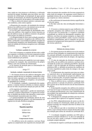 5000 Diário da República, 1.ª série—N.º 159—20 de agosto de 2013
sitos, tendo em vista promover a eficiência e a utilização
racional de energia, incidindo, para esse efeito, nas com-
ponentes de climatização, de preparação de água quente
sanitária, de iluminação, de sistemas de gestão de energia,
de energias renováveis, de elevadores e de escadas rolantes.
2 - Para os efeitos do número anterior, o presente capí-
tulo estabelece, entre outros aspetos:
a) Requisitos de conceção e de instalação dos sistemas
técnicos nos edifícios novos e de sistemas novos nos edi-
fícios existentes sujeitos a grande intervenção;
b) Um IEE para caracterização do desempenho ener-
gético dos edifícios e dos respetivos limites máximos no
caso de edifícios novos, de edifícios existentes e de grandes
intervenções em edifícios existentes;
c) A obrigatoriedade de fazer uma avaliação energética
periódica dos consumos energéticos dos edifícios exis-
tentes, verificando a necessidade de elaborar um plano de
racionalização energética com identificação e implemen-
tação de medidas de eficiência energética com viabilidade
económica.
Artigo 36.º
Ventilação e qualidade do ar interior
Com vista a assegurar as condições de bem-estar e saúde
dos ocupantes, os membros do Governo responsáveis pelas
áreas da energia, do ambiente, da saúde e da segurança
social estabelecem por portaria:
a) Os valores mínimos de caudal de ar novo por espaço,
em função da ocupação, das características do próprio
edifício e dos seus sistemas de climatização;
b) Os limiares de proteção para as concentrações de
poluentes do ar interior.
Artigo 37.º
Instalação, condução e manutenção de sistemas técnicos
1 - Os sistemas técnicos dos edifícios abrangidos pelo
presente capítulo devem ser instalados, conduzidos e man-
tidos de modo a garantir o seu funcionamento em condi-
ções otimizadas de eficiência energética e de promoção
da qualidade do ar interior.
2 - Na instalação, condução e manutenção dos equipa-
mentos e sistemas técnicos referidos no número anterior
devem ser tidos em particular atenção por parte do TIM:
a) Os requisitos de instalação;
b) A qualidade, organização e gestão da manutenção,
incluindo o respetivo planeamento, os registos de ocorrên-
cias, os detalhes das tarefas e das operações e outras ações
e documentação necessárias para esse efeito;
c) A operacionalidade das instalações através de uma
condução otimizada que garanta o seu funcionamento em
regimes de elevada eficiência energética.
SECÇÃO III
Requisitos específicos
SUBSECÇÃO I
Edifícios novos
Artigo 38.º
Comportamento térmico
1 - Os edifícios novos de comércio e serviços ficam
sujeitos ao cumprimento dos requisitos de conceção defi-
nidos em portaria dos membros do Governo responsáveis
pelas áreas da energia e da segurança social relativos à
qualidade térmica da sua envolvente, nomeadamente no
que respeita aos valores máximos:
a) Do coeficiente de transmissão térmica superficial da
envolvente opaca;
b) Do fator solar dos vãos envidraçados horizontais e
verticais.
2 - O recurso a sistemas passivos que melhorem o de-
sempenho energético dos edifícios novos de comércio
e serviços deve ser promovido, e o respetivo contributo
considerado no cálculo do desempenho energético dos
edifícios, com base em normas europeias ou regras defi-
nidas para o efeito pela DGEG, sendo o recurso a sistemas
mecânicos complementar, para as situações em que não
seja possível assegurar por meios passivos o cumprimento
das normas aplicáveis.
Artigo 39.º
Eficiência dos sistemas técnicos
1 - Os sistemas técnicos de edifícios novos de comércio
e serviços ficam obrigados ao cumprimento dos requisitos
de conceção definidos em portaria dos membros do Go-
verno responsáveis pelas áreas da energia e da segurança
social.
2 - O valor do indicador de eficiência energética pre-
visto (IEEpr) de um edifício de comércio e serviços novo,
calculado de acordo com o definido pela DGEG, não pode
exceder o valor do indicador de eficiência energética de
referência (IEEref), definido em portaria dos membros do
Governo responsáveis pelas áreas da energia e da segu-
rança social.
3 - O cumprimento dos requisitos previstos nos núme-
ros anteriores deve ser demonstrado explicitamente nas
peças escritas e desenhadas do projeto do edifício, bem
como, no final da obra, em projeto atualizado e restantes
comprovativos da boa e correta execução.
4 - Para os edifícios novos, a primeira avaliação ener-
gética posterior à emissão do primeiro certificado SCE
deve ocorrer até ao final do terceiro ano de funcionamento
do edifício.
5 - O desempenho energético dos edifícios de comércio
e serviços novos que se encontrem em funcionamento deve
ser avaliado periodicamente com vista à identificação da
necessidade e das oportunidades de redução dos consumos
específicos de energia.
6 - A obrigação de avaliação periódica prevista no nú-
mero anterior não é aplicável às seguintes situações:
a) Aos PES, independentemente de serem ou não do-
tados de sistemas de climatização, desde que não se en-
contrem incluídos nas situações descritas na alínea b) do
n.º 3 do artigo 3.º;
b) Aos edifícios que não se encontrem em funciona-
mento e cujos sistemas técnicos estejam desativados à data
da avaliação para efeitos de emissão do certificado SCE.
7 - A avaliação energética periódica aos GES após a
primeira avaliação referida no n.º 4, deve ser realizada de
seis em seis anos, sendo a correção e tempestividade da
avaliação comprovada pela:
a) Emissão do respetivo certificado no âmbito do SCE;
 