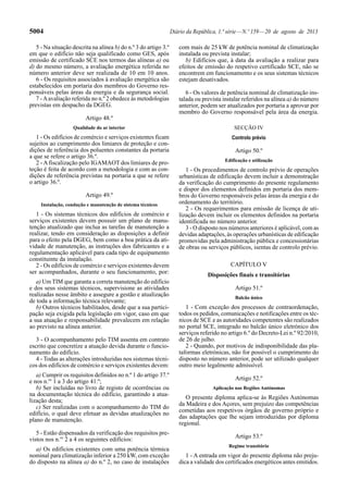 5004 Diário da República, 1.ª série—N.º 159—20 de agosto de 2013
5 - Na situação descrita na alínea b) do n.º 3 do artigo 3.º
em que o edifício não seja qualificado como GES, após
emissão de certificado SCE nos termos das alíneas a) ou
d) do mesmo número, a avaliação energética referida no
número anterior deve ser realizada de 10 em 10 anos.
6 - Os requisitos associados à avaliação energética são
estabelecidos em portaria dos membros do Governo res-
ponsáveis pelas áreas da energia e da segurança social.
7 -Aavaliação referida no n.º 2 obedece às metodologias
previstas em despacho da DGEG.
Artigo 48.º
Qualidade do ar interior
1 - Os edifícios de comércio e serviços existentes ficam
sujeitos ao cumprimento dos limiares de proteção e con-
dições de referência dos poluentes constantes da portaria
a que se refere o artigo 36.º.
2 -Afiscalização pelo IGAMAOT dos limiares de pro-
teção é feita de acordo com a metodologia e com as con-
dições de referência previstas na portaria a que se refere
o artigo 36.º.
Artigo 49.º
Instalação, condução e manutenção de sistema técnicos
1 - Os sistemas técnicos dos edifícios de comércio e
serviços existentes devem possuir um plano de manu-
tenção atualizado que inclua as tarefas de manutenção a
realizar, tendo em consideração as disposições a definir
para o efeito pela DGEG, bem como a boa prática da ati-
vidade de manutenção, as instruções dos fabricantes e a
regulamentação aplicável para cada tipo de equipamento
constituinte da instalação.
2 - Os edifícios de comércio e serviços existentes devem
ser acompanhados, durante o seu funcionamento, por:
a) Um TIM que garanta a correta manutenção do edifício
e dos seus sistemas técnicos, supervisione as atividades
realizadas nesse âmbito e assegure a gestão e atualização
de toda a informação técnica relevante;
b) Outros técnicos habilitados, desde que a sua partici-
pação seja exigida pela legislação em vigor, caso em que
a sua atuação e responsabilidade prevalecem em relação
ao previsto na alínea anterior.
3 - O acompanhamento pelo TIM assenta em contrato
escrito que concretize a atuação devida durante o funcio-
namento do edifício.
4 - Todas as alterações introduzidas nos sistemas técni-
cos dos edifícios de comércio e serviços existentes devem:
a) Cumprir os requisitos definidos no n.º 1 do artigo 37.º
e nos n.os
1 a 3 do artigo 41.º;
b) Ser incluídas no livro de registo de ocorrências ou
na documentação técnica do edifício, garantindo a atua-
lização desta;
c) Ser realizadas com o acompanhamento do TIM do
edifício, o qual deve efetuar as devidas atualizações no
plano de manutenção.
5 - Estão dispensados da verificação dos requisitos pre-
vistos nos n.os
2 a 4 os seguintes edifícios:
a) Os edifícios existentes com uma potência térmica
nominal para climatização inferior a 250 kW, com exceção
do disposto na alínea a) do n.º 2, no caso de instalações
com mais de 25 kW de potência nominal de climatização
instalada ou prevista instalar;
b) Edifícios que, à data da avaliação a realizar para
efeitos de emissão do respetivo certificado SCE, não se
encontrem em funcionamento e os seus sistemas técnicos
estejam desativados.
6 - Os valores de potência nominal de climatização ins-
talada ou prevista instalar referidos na alínea a) do número
anterior, podem ser atualizados por portaria a aprovar por
membro do Governo responsável pela área da energia.
SECÇÃO IV
Controlo prévio
Artigo 50.º
Edificação e utilização
1 - Os procedimentos de controlo prévio de operações
urbanísticas de edificação devem incluir a demonstração
da verificação do cumprimento do presente regulamento
e dispor dos elementos definidos em portaria dos mem-
bros do Governo responsáveis pelas áreas da energia e do
ordenamento do território.
2 - Os requerimentos para emissão de licença de uti-
lização devem incluir os elementos definidos na portaria
identificada no número anterior.
3 - O disposto nos números anteriores é aplicável, com as
devidas adaptações, às operações urbanísticas de edificação
promovidas pela administração pública e concessionárias
de obras ou serviços públicos, isentas de controlo prévio.
CAPÍTULO V
Disposições finais e transitórias
Artigo 51.º
Balcão único
1 - Com exceção dos processos de contraordenação,
todos os pedidos, comunicações e notificações entre os téc-
nicos de SCE e as autoridades competentes são realizados
no portal SCE, integrado no balcão único eletrónico dos
serviços referido no artigo 6.º do Decreto-Lei n.º 92/2010,
de 26 de julho.
2 - Quando, por motivos de indisponibilidade das pla-
taformas eletrónicas, não for possível o cumprimento do
disposto no número anterior, pode ser utilizado qualquer
outro meio legalmente admissível.
Artigo 52.º
Aplicação nas Regiões Autónomas
O presente diploma aplica-se às Regiões Autónomas
da Madeira e dos Açores, sem prejuízo das competências
cometidas aos respetivos órgãos de governo próprio e
das adaptações que lhe sejam introduzidas por diploma
regional.
Artigo 53.º
Regime transitório
1 - A entrada em vigor do presente diploma não preju-
dica a validade dos certificados energéticos antes emitidos.
 