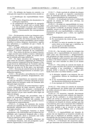 1018-(10)                             DIÁRIO DA REPÚBLICA — I SÉRIE-A                             N.o 44 — 22-2-1999

  2.9.5 — Na definição das funções de controlo e na             2.9.10.1.7 — Findo o período de validade dos cheques
nomeação dos respectivos responsáveis deve atender-se:       em trânsito, se procede ao respectivo cancelamento
                                                             junto da instituição bancária, efectuando-se os neces-
     a) À identificação das responsabilidades funcio-        sários registos contabilísticos de regularização;
        nais;                                                   2.9.10.1.8 — A virtualização da receita é evidenciada
     b) Aos circuitos obrigatórios dos documentos e às       aquando da emissão do recibo para cobrança, sua
        verificações respectivas;                            cobrança e ou anulação;
     c) Ao cumprimento dos princípios da segregação             2.9.10.1.9 — O estado de responsabilidade do tesou-
        das funções de acordo com as normas legais
                                                             reiro pelos fundos, montantes e documentos entregues
        e os sãos princípios de gestão, nomeadamente
                                                             à sua guarda é verificado, na presença daquele ou seu
        para salvaguardar a separação entro o controlo
                                                             substituto, através de contagem física do numerário e
        físico e o processamento dos correspondentes
        registos.                                            documentos sob a sua responsabilidade, a realizar pelos
                                                             responsáveis designados para o efeito, nas seguintes
                                                             situações:
    2.9.6 — Os documentos escritos que integram os pro-
cessos administrativos internos, todos os despachos e            a) Trimestralmente e sem prévio aviso;
informações que sobre eles forem exarados, bem como              b) No encerramento das contas de cada exercício
os documentos do sistema contabilístico, devem sempre               económico;
identificar os eleitos, dirigentes, funcionários e agentes       c) No final e no início do mandato do órgão exe-
seus subscritores e a qualidade em que o fazem, de                  cutivo eleito ou do órgão que o substituiu, no
forma bem legível.                                                  caso de aquele ter sido dissolvido;
    2.9.7 — O órgão deliberativo pode estabelecer dis-           d) Quando for substituído o tesoureiro;
positivos, pontuais ou permanentes, de fiscalização que
permitam o exercício adequado da sua competência.               2.9.10.1.10 — São lavrados termos da contagem dos
    2.9.8 — Para efeitos do previsto no número anterior,     montantes sob a responsabilidade do tesoureiro, assi-
o órgão executivo deve facultar os meios e informações
                                                             nados pelos seus intervenientes e, obrigatoriamente,
necessários aos objectivos a atingir, de acordo com o
                                                             pelo presidente do órgão executivo, pelo dirigente para
que for definido pelo órgão deliberativo.
                                                             o efeito designado e pelo tesoureiro, nos casos referidos
    2.9.9 — Os órgãos executivos das autarquias locais
                                                             na alínea c) do número anterior, e ainda pelo tesoureiro
cujas contas são enviadas a julgamento do Tribunal de
Contas remetem à Inspecção-Geral de Finanças e à Ins-        cessante, nos casos referidos na alínea d) do mesmo
pecção-Geral da Administração do Território cópia da         número;
norma de controlo interno, bem como de todas as suas            2.9.10.1.11 — Para efeitos de controlo dos fundos de
alterações, no prazo de 30 dias após a sua aprovação.        maneio o órgão executivo deve aprovar um regulamento
    2.9.10 — Da norma de controlo interno de cada autar-     que estabeleça a sua constituição e regularização,
quia local constam obrigatoriamente os métodos e pro-        devendo definir a natureza da despesa a pagar pelo
cedimentos seguintes.                                        fundo, bem como o seu limite máximo, e ainda:
    2.9.10.1 — Os métodos e procedimentos de controlo            a) A afectação, segundo a sua natureza, das cor-
das disponibilidades permitem, designadamente, asse-                respondentes rubricas da classificação econó-
gurar que:                                                          mica;
    2.9.10.1.1 — A importância em numerário existente            b) A sua reconstituição mensal contra a entrega
em caixa não ultrapasse o montante adequado às neces-               dos documentos justificativos das despesas;
sidades diárias da autarquia, sendo este montante defi-          c) A sua reposição até 31 de Dezembro;
nido pelo órgão executivo;
    2.9.10.1.2 — A abertura de contas bancárias é sujeita
a prévia deliberação do órgão executivo, devendo as             2.9.10.1.12 — Para efeitos de controlo de tesouraria
mesmas ser tituladas pela autarquia e movimentadas           e do endividamento são obtidos junto das instituições
simultaneamente pelo tesoureiro e pelo presidente do         de crédito extractos de todas as contas de que a autar-
órgão executivo ou por outro membro deste órgão em           quia local é titular;
quem ele delegue;                                               2.9.10.1.13 — O tesoureiro responde directamente
    2.9.10.1.3 — Os cheques não preenchidos estão à          perante o órgão executivo pelo conjunto das importân-
guarda do responsável designado para o efeito, bem           cias que lhe são confiadas e os outros funcionários e
como os que já emitidos tenham sido anulados, inu-           agentes em serviço na tesouraria respondem perante
tilizando-se neste caso as assinaturas, quando as houver,    o respectivo tesoureiro pelos seus actos e omissões que
e arquivando-se sequencialmente;                             se traduzam em situações de alcance, qualquer que seja
    2.9.10.1.4 — A entrega dos montantes das receitas        a sua natureza, para o que o tesoureiro deve estabelecer
cobradas por entidades diversas do tesoureiro seja feita     um sistema de apuramento diário de contas relativo a
diariamente, utilizando para o efeito os meios definidos     cada caixa, segundo o que se encontre em vigor nas
pelo órgão executivo;                                        tesourarias da Fazenda Pública, com as necessárias
    2.9.10.1.5 — As reconciliações bancárias se fazem        adaptações;
mensalmente e são confrontadas com os registos da con-          2.9.10.1.14 — A responsabilidade por situações de
tabilidade, pelo responsável designado para o efeito,        alcance não são imputáveis ao tesoureiro estranho aos
que não se encontre afecto à tesouraria nem tenha            factos que as originaram ou mantêm, excepto se, no
acesso às respectivas contas correntes;                      desempenho das suas funções de gestão, controlo e apu-
    2.9.10.1.6 — Quando se verifiquem diferenças nas         ramento de importâncias, houver procedido com culpa;
reconciliações bancárias, estas são averiguadas e pron-         2.9.10.1.15 — A fiscalização das tesourarias munici-
tamente regularizadas, se tal se justificar;                 pais que funcionam nas tesourarias da Fazenda Pública
 