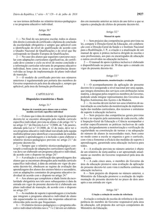 Diário da República, 1.ª série—N.º 129—6 de julho de 2018 2927
-se nos termos definidos no relatório técnico-pedagógico
e no programa educativo individual.
Artigo 30.º
Certificação
1 — No final do seu percurso escolar, todos os alunos
têm direito à emissão de certificado e diploma de conclusão
da escolaridade obrigatória e sempre que aplicável com
a identificação do nível de qualificação de acordo com
o Quadro Nacional de Qualificações e do nível que lhe
corresponde no Quadro Europeu de Qualificações.
2 — No caso dos alunos que seguiram o percurso esco-
lar com adaptações curriculares significativas, do certifi-
cado deve constar o ciclo ou nível de ensino concluído e
a informação curricular relevante do programa educativo
individual, bem como as áreas e as experiências desen-
volvidas ao longo da implementação do plano individual
de transição.
3 — O modelo de certificado previsto nos números
anteriores é regulamentado por portaria dos membros do
Governo responsáveis pela área da educação e, sempre que
aplicável, pela área da formação profissional.
CAPÍTULO VI
Disposições transitórias e finais
Artigo 31.º
Regime de transição para alunos com a extinta
medida currículo específico individual
1 — O aluno que à data da entrada em vigor do presente
decreto-lei se encontre abrangido pela medida currículo
específico individual, prevista na alínea e) do artigo 16.º e
no artigo 21.º do Decreto-Lei n.º 3/2008, de 7 de janeiro,
alterado pela Lei n.º 21/2008, de 12 de maio, deve ter o
seu programa educativo individual reavaliado pela equipa
multidisciplinar para identificar a necessidade de medidas
de suporte à aprendizagem e à inclusão e para elaborar o
relatório técnico-pedagógico previsto no artigo 21.º do
presente decreto-lei.
2 — Sempre que o relatório técnico-pedagógico con-
temple a realização de adaptações curriculares significati-
vas deve ser elaborado um programa educativo individual,
de acordo com o disposto no artigo 24.º
3 — Aavaliação e a certificação das aprendizagens dos
alunos que se encontram abrangidos pela medida currículo
específico individual, à data da entrada em vigor do pre-
sente decreto-lei, obedecem ao regime de avaliação das
aprendizagens dos alunos dos ensinos básico e secundário,
com as adaptações constantes do programa educativo in-
dividual de acordo com o disposto no artigo 24.º
4 — Aos alunos que completem a idade limite da esco-
laridade obrigatória nos três anos subsequentes à data da
entrada em vigor do presente decreto-lei é elaborado um
plano individual de transição, de acordo com o disposto
no artigo 25.º
5 — As medidas de suporte à aprendizagem e à inclusão
que integram o programa educativo individual do aluno
são equacionadas no contexto das respostas educativas
oferecidas pela escola que frequentam.
6 — O relatório técnico-pedagógico e o programa edu-
cativo individual referidos nos n.os
1 e 2 devem ser elabora-
dos em momento anterior ao início do ano letivo a que se
reporta a produção de efeitos do presente decreto-lei.
Artigo 32.º
Manual de apoio
1 — Sem prejuízo das competências gerais previstas na
lei, compete à Direção-Geral da Educação, em colabora-
ção com a Direção-Geral da Saúde e o Instituto Nacional
para a Reabilitação, I. P., a criação e a atualização de um
manual de apoio à prática inclusiva dirigido às escolas e
seus profissionais, aos pais ou encarregados de educação
e outros envolvidos na educação inclusiva.
2 — O manual de apoio à prática inclusiva é elaborado
e disponibilizado no prazo de 30 dias após a entrada em
vigor do presente decreto-lei.
Artigo 33.º
Acompanhamento, monitorização e avaliação
1 — O acompanhamento da aplicação do presente
decreto-lei é assegurado a nível nacional por uma equipa,
que integra elementos dos serviços com atribuições nesta
matéria, a designar pelos respetivos membros do Governo,
podendo ainda integrar representantes dos Governos das
Regiões Autónomas dos Açores e da Madeira.
2 — As escolas devem incluir nos seus relatórios de au-
toavaliação as conclusões da monitorização da implemen-
tação das medidas curriculares, dos recursos e estruturas
de suporte à educação inclusiva.
3 — Sem prejuízo das competências gerais previstas
na lei e no respeito pela autonomia de cada escola, cabe
à Inspeção-Geral da Educação e Ciência acompanhar e
avaliar especificamente as práticas inclusivas de cada
escola, designadamente a monitorização e verificação da
regularidade na constituição de turmas e na adequação
do número de alunos às necessidades reais, bem como
no modo como a escola se organiza e gere o currículo,
com vista a fomentar a eficácia das medidas de suporte à
aprendizagem, garantindo uma educação inclusiva para
todos.
4 — A avaliação prevista no número anterior é objeto
de um relatório de meta-análise a ser apresentado anual-
mente ao membro do Governo responsável pela área da
educação.
5 — A cada cinco anos, o membro do Governo da
área da educação promove uma avaliação da aplicação
do presente decreto-lei com vista à melhoria contínua da
educação inclusiva.
6 — Sem prejuízo do disposto no número anterior, o
Ministério da Educação promove a avaliação da imple-
mentação do presente decreto-lei no prazo de dois anos
após a sua entrada em vigor.
Artigo 34.º
Criação e extinção de escolas de referência
A criação e extinção de escolas de referência é da com-
petência do membro do Governo responsável pela área
da educação, sob proposta dos serviços competentes do
Ministério da Educação.
 