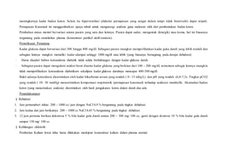 meningkatnya kadar badan keton. Selain itu hiperventilasi (didertai pernapasan yang sangat dalam tetapi tidak berat/sulit) dapat terjadi.
Pernapasan Kussmaul ini menggambarkan upaya tubuh untuk mengurangi asidosis guna melawan efek dari pembentukan badan keton.
Perubahan status mental bervariasi antara pasien yang satu dan lainnya. Pasien dapat sadar, mengantuk (letargik) atau koma, hal ini biasanya
tergantung pada osmolaritas plasma (konsentrasi partikel aktif-osmosis).
Pemeriksaan Penunjang
Kadar glukosa dapat bervariasi dari 300 hingga 800 mg/dl. Sebagian pasien mungkin memperlihatkan kadar guka darah yang lebih rendah dan
sebagian lainnya mungkin memeliki kadar sdampai setinggi 1000 mg/dl atau lebih (yang biasanya bernagtung pada derajat dehidrasi)
· Harus disadari bahwa ketoasidosis diabetik tidak selalu berhubungan dengan kadar glukosa darah.
· Sebagian pasien dapat mengalami asidosi berat disertai kadar glukosa yang berkisar dari 100 – 200 mg/dl, sementara sebagia lainnya mungkin
tidak memperlihatkan ketoasidosis diabetikum sekalipun kadar glukosa darahnya mencapai 400-500 mg/dl.
Bukti adanya ketosidosis dicerminkan oleh kadar bikarbonat serum yang rendah ( 0- 15 mEq/L) dan pH yang rendah (6,8-7,3). Tingkat pCO2
yang rendah ( 10- 30 mmHg) mencerminkan kompensasi respiratorik (pernapasan kussmaul) terhadap asidosisi metabolik. Akumulasi badan
keton (yang mencetuskan asidosis) dicerminkan oleh hasil pengukuran keton dalam darah dan urin.
Penatalaksanaan
§ Rehidrasi
1. Jam pertamaberi infuse 200 – 1000 cc/ jam dengan NaCl 0,9 % bergantung pada tingkat dehidrasi
2. Jam kedua dan jam berikutnya 200 – 1000 cc NaCl 0,45 % bergantung pada tingkat dehidrasi
3. 12 jam pertama berikan dekstrosa 5 % bila kadar gula darah antara 200 – 300 mg/ 100 cc, ganti dengan dextrose 10 % bila kadar gula darah
sampai 150 mg/ 100 cc.
§ Kehilangan elektrolit
Pemberian Kalium lewat infus harus dilakukan meskipun konsentrasi kalium dalam plasma normal.
 
