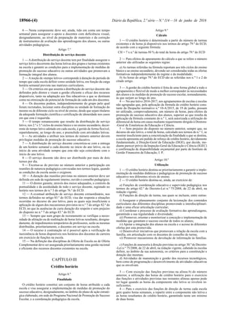 18966-(4) Diário da República, 2.ª série—N.º 114—16 de junho de 2016
6 — Nesta componente deve ser, ainda, tido em conta um tempo
semanal para assegurar o apoio a docentes com deficiência visual,
designadamente, ao nível da preparação de materiais e da correção
de instrumentos de avaliação das aprendizagens dos alunos, ou outras
atividades pedagógicas.
Artigo 7.º
Distribuição de serviço docente
1 — Adistribuição do serviço docente tem por finalidade assegurar o
serviço letivo decorrente das horas letivas dos grupos e turmas existentes
na escola e garantir as condições para a implementação de medidas de
promoção do sucesso educativo ou outras atividades que promovam a
formação integral dos alunos.
2 — Anoção de «tempo letivo» corresponde à duração do período de
tempo que cada escola definir como unidade letiva, em função da carga
horária semanal prevista nas matrizes curriculares.
3 — Os critérios em que assenta a distribuição do serviço docente são
definidos pelo diretor e visam a gestão eficiente e eficaz dos recursos
disponíveis, tanto na adaptação aos fins educativos a que se destinam
como na otimização do potencial de formação de cada um dos docentes.
4 — Os docentes podem, independentemente do grupo pelo qual
foram recrutados, lecionar outra disciplina ou unidade de formação do
mesmo ou de diferente ciclo ou nível de ensino, desde que sejam titulares
da adequada formação científica e certificação de idoneidade nos casos
em que esta é requerida.
5 — O tempo remanescente que resulte da distribuição de serviço
letivo, nos 2.º e 3.º ciclos do ensino básico e no ensino secundário, decor-
rente do tempo letivo adotado em cada escola, é gerido de forma flexível,
repartidamente, ao longo do ano, e preenchido com atividades letivas.
6 — As atividades a atribuir nos termos do número anterior devem
privilegiar medidas de promoção do sucesso educativo.
7 — A distribuição do serviço docente concretiza-se com a entrega
de um horário semanal a cada docente no início do ano letivo, ou no
início de uma atividade sempre que esta não seja coincidente com o
início do ano letivo.
8 — O serviço docente não deve ser distribuído por mais de dois
turnos por dia.
9 — Excetua-se do previsto no número anterior a participação em
reuniões de natureza pedagógica convocadas nos termos legais, quando
as condições da escola assim o exigirem.
10 — A duração das reuniões previstas no número anterior deve ser
definida em sede de regulamento interno, ouvido o conselho pedagógico.
11 — O diretor garante, através dos meios adequados, o controlo da
pontualidade e da assiduidade de todo o serviço docente, registado no
horário nos termos do n.º 3 do artigo 76.º do ECD.
12 — A eventual atribuição de serviço docente extraordinário, nos
termos definidos no artigo 83.º do ECD, visa dar resposta a situações
ocorridas no decurso do ano letivo, para as quais seja insuficiente a
aplicação de algum dos mecanismos previstos no n.º 7 do artigo 82.º do
ECD, no que às ausências de curta duração diz respeito e sem prejuízo
do disposto no n.º 7 do artigo 83.º do ECD.
13 — Sempre que num grupo de recrutamento se verifique a neces-
sidade de afetação ou de reafetação de horas letivas resultante, designa-
damente, de impedimentos temporários de professores, serão as mesmas
distribuídas, prioritariamente, a docentes em serviço na escola.
14 — O recurso à contratação só é possível após a verificação da
inexistência de horas disponíveis nos horários dos docentes de carreira
em exercício de funções na escola.
15 — Na definição das disciplinas de Oferta de Escola ou de Oferta
Complementar deve ser assegurada prioritariamente uma gestão racional
e eficiente dos recursos docentes existentes na escola.
CAPÍTULO III
Crédito horário
Artigo 8.º
Finalidade
O crédito horário constitui um conjunto de horas atribuído a cada
escola e visa assegurar a implementação de medidas de promoção do
sucesso educativo, designadamente, no âmbito do plano de ação estraté-
gica elaborado, em sede do Programa Nacional de Promoção do Sucesso
Escolar, e a coordenação pedagógica da escola.
Artigo 9.º
Cálculo
1 — O crédito horário é determinado a partir do número de turmas
existentes e de horas já disponíveis nos termos do artigo 79.º do ECD,
de acordo com a seguinte fórmula:
CH = 7 x n.º de turmas-50 % do total de horas do artigo 79.º do ECD
2 — Para efeitos de apuramento do cálculo a que se refere o número
anterior são utilizadas as seguintes regras:
a) As turmas referidas na fórmula reportam aos três ciclos do ensino
básico e ao ensino secundário, devendo ser consideradas todas as ofertas
formativas independentemente do regime e da modalidade;
b) As horas do artigo 79.º do ECD são as referidas nos n.os
1 e 2 do
citado artigo.
3 — A gestão do crédito horário é feita de uma forma global a todo o
agrupamento e flexível de modo a melhor corresponder às necessidades
dos alunos e às medidas de promoção do sucesso escolar, nomeadamente,
às que surjam ao longo do ano.
4 — No ano letivo 2016-2017, aos agrupamentos de escolas e escolas
não agrupadas que, pela aplicação da fórmula do crédito horário cons-
tante do Despacho normativo n.º 10-A/2015, de 19 de junho, possam
ter utilizado, comprovadamente, um número de horas, para efeitos da
promoção do sucesso educativo dos alunos, superior ao que resulta da
aplicação da fórmula constante do n.º 1, será autorizada a utilização do
diferencial de horas em causa mediante requerimento dirigido à Diretora-
-Geral de Estatísticas da Educação e Ciência.
5 — Sem prejuízo do disposto no número anterior, sempre que, no
decurso do ano letivo, o total de horas, calculado nos termos do n.º 1, se
mostrar insuficiente para a concretização da finalidade a que se destina,
a escola apresenta um pedido de reforço de crédito horário, devidamente
fundamentado, à Direção-Geral da Educação (DGE), que decide, me-
diante parecer prévio da Inspeção-Geral da Educação e Ciência (IGEC)
e confirmação de disponibilidade orçamental por parte do Instituto de
Gestão Financeira da Educação, I. P..
Artigo 10.º
Utilização
1 — O crédito horário destina-se prioritariamente a garantir a imple-
mentação de medidas didáticas e pedagógicas de promoção do sucesso
educativo nos diferentes níveis de ensino.
2 — O crédito horário destina-se, ainda, ao exercício de:
a) Funções de coordenação educativa e supervisão pedagógica nos
termos do artigo 42.º do Decreto-Lei n.º 75/2008, de 22 de abril, na
redação vigente;
b) Funções de direção de turma, nas quais se incluem, entre outras:
i) Assegurar o planeamento conjunto da lecionação dos conteúdos
curriculares das diferentes disciplinas promovendo a interdisciplinari-
dade e uma eficaz articulação curricular;
ii) Coordenar o processo de avaliação formativa das aprendizagens,
garantindo a sua regularidade e diversidade;
iii) Promover, orientar e monitorizar a conceção e implementação de
medidas que garantam o sucesso escolar de todos os alunos;
iv) Apoiar a integração dos alunos na escola e o acesso às diferentes
ofertas por esta promovida;
v) Desenvolver iniciativas que promovam a relação da escola com a
família, em articulação com os docentes do conselho de turma;
vi) Promover mecanismos de devolução de informação às famílias.
c) Funções de assessoria à direção previstas no artigo 30.º do Decreto-
-Lei n.º 75/2008, de 22 de abril, na redação vigente, cabendo às escolas
definir, no âmbito da sua autonomia, os critérios para a constituição e
dotação das mesmas;
d) Atividades de manutenção e gestão dos recursos tecnológicos,
bem como de programação e desenvolvimento de atividades educativas
que os envolvam.
3 — Com exceção das funções previstas na alínea b) do número
anterior, a utilização das horas de crédito horário para o exercício
das funções e atividades previstas nas restantes alíneas apenas pode
ter lugar quando as horas da componente não letiva se revelem in-
suficientes.
4 — Para o exercício das funções de direção de turma cada escola
gere quatro horas semanais, a repartir entre a componente não letiva e
as horas resultantes do crédito horário, garantindo neste um mínimo
de duas horas.
 