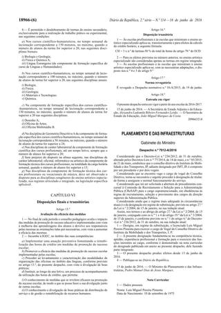 18966-(6) Diário da República, 2.ª série—N.º 114—16 de junho de 2016
4 — É permitido o desdobramento de turmas do ensino secundário,
exclusivamente para a realização de trabalho prático ou experimental,
nas seguintes condições:
a) Nos cursos científico-humanísticos, no tempo semanal de
lecionação correspondente a 150 minutos, no máximo, quando o
número de alunos da turma for superior a 20, nas seguintes disci-
plinas bienais:
i) Biologia e Geologia;
ii) Física e Química A;
iii) Língua Estrangeira (da componente de formação específica do
curso de Línguas e Humanidades).
b) Nos cursos científico-humanísticos, no tempo semanal de lecio-
nação correspondente a 100 minutos, no máximo, quando o número
de alunos da turma for superior a 20, nas seguintes disciplinas anuais:
i) Biologia;
ii) Física;
iii) Geologia;
iv) Materiais e Tecnologias;
v) Química.
c) Na componente de formação específica dos cursos científico-
-humanísticos, no tempo semanal de lecionação correspondente a
150 minutos, no máximo, quando o número de alunos da turma for
superior a 20 nas seguintes disciplinas:
i) Desenho A;
ii) Oficina de Artes;
iii) Oficina Multimédia B.
d) Na disciplina de Geometria DescritivaAda componente de forma-
ção específica dos cursos científico-humanísticos, no tempo semanal de
lecionação correspondente a 50 minutos, no máximo, quando o número
de alunos da turma for superior a 24;
e) Nas disciplinas de caráter laboratorial da componente de formação
científica dos cursos profissionais, até um tempo letivo, sempre que o
número de alunos for superior a 20;
f) Sem prejuízo do disposto na alínea seguinte, nas disciplinas de
caráter laboratorial, oficinal, informático ou artístico da componente de
formação técnica dos cursos profissionais, na totalidade da carga horária
semanal, quando o número de alunos for superior a 15;
g) Nas disciplinas da componente de formação técnica dos cur-
sos profissionais ou vocacionais de música, deve ser observado o
disposto para as disciplinas congéneres do ensino artístico especia-
lizado, nos regimes articulado e integrado, na legislação específica
aplicável.
CAPÍTULO VI
Disposições finais e transitórias
Artigo 15.º
Avaliação da eficácia das medidas
1 — No final de cada período o conselho pedagógico avalia o impacto
das medidas de promoção do sucesso educativo implementadas com vista
à melhoria das aprendizagens dos alunos e devolve aos responsáveis
pelas mesmas as orientações tidas por necessárias, com vista a aumentar
a eficácia das mesmas.
2 — Incumbe à IGEC, no âmbito das suas competências:
a) Implementar uma atuação preventiva fomentando a rentabi-
lização das horas de crédito em medidas de promoção do sucesso
escolar;
b) Promover a eficácia das medidas de promoção do sucesso escolar
implementadas pelas escolas;
c) Proceder ao levantamento e caracterização das modalidades de
organização das oficinas no âmbito das línguas, conforme previsto
no artigo 13.º, do presente despacho, com vista à divulgação de boas
práticas;
d) Instituir, ao longo do ano letivo, um processo de acompanhamento
da utilização das horas de crédito, que permita:
i) O conhecimento de medidas que se revelem eficazes na promoção
do sucesso escolar, de modo a que se possa fazer a sua divulgação junto
de outras escolas;
ii) O conhecimento e divulgação de boas práticas de distribuição de
serviço e de gestão e rentabilização de recursos humanos.
Artigo 16.º
Disposição transitória
1 — Às escolas profissionais e às escolas que ministram o ensino ar-
tístico especializado aplica-se, transitoriamente e para efeitos de cálculo
do crédito horário, a seguinte fórmula:
CH = 3 x n.º de turmas-50 % do total de horas do artigo 79.º do ECD
2 — Para os efeitos previstos no número anterior, no ensino artístico
especializado são consideradas apenas as turmas em regime integrado.
3 — Às escolas profissionais e às escolas que ministram o ensino
artístico especializado aplica-se, com as necessárias adaptações, o dis-
posto nos n.os
4 e 5 do artigo 9.º
Artigo 17.º
Norma revogatória
É revogado o Despacho normativo n.º 10-A/2015, de 19 de junho.
Artigo 18.º
Entrada em vigor
Opresentedespachoentraemvigorapartirdoanoescolarde2016-2017.
15 de junho de 2016. — A Secretária de Estado Adjunta e da Educa-
ção, Alexandra Ludomila Ribeiro Fernandes Leitão. — O Secretário de
Estado da Educação, João Miguel Marques da Costa.
209663214
PLANEAMENTO E DAS INFRAESTRUTURAS
Gabinete do Ministro
Despacho n.º 7912-A/2016
Considerando que o Decreto-Lei n.º 236/2012, de 31 de outubro,
alterado pelos Decretos-Leis n.os
77/2014, de 14 de maio, e n.º 83/2015,
de 21 de maio, estabelece que o conselho diretivo do Instituto da Mobi-
lidade e dos Transportes, IP, adiante designado por IMT, IP, é composto
por um presidente e por dois vogais.
Considerando que se encontra vago o cargo de vogal do Conselho
Diretivo, torna-se necessário e urgente proceder à designação de titular,
de forma a assegurar o normal funcionamento do serviço.
Considerando que irá ser solicitada a abertura de procedimento con-
cursal à Comissão de Recrutamento e Seleção para a Administração
Pública (CReSAP) para o cargo supramencionado, em obediências às
regras de recrutamento, seleção e provimento dos cargos de direção
superior da Administração Pública.
Considerando ainda que o regime mais adequado às circunstâncias
atuais é o da designação em regime de substituição, previsto no artigo 27.º
da Lei n.º 2/2004, de 15 de janeiro, na sua redação atual.
Assim, nos termos e ao abrigo do artigo 27.º da Lei n.º 2/2004, de 15
de janeiro, conjugado com os n.os
1 e 4 do artigo 19.º da Lei n.º 3/2004,
de 15 de janeiro, e conforme previsto no n.º 1 do artigo 6.º do Decreto-
-Lei n.º 236/2012, de 31 de outubro, na sua redação atual:
1 — Designo, em regime de substituição, o licenciado Luís Miguel
Pereira Pimenta para exercer o cargo de Vogal do Conselho Diretivo do
Instituto da Mobilidade e dos Transportes, I. P.
2 — A presente designação fundamenta-se na competência técnica,
aptidão, experiência profissional e formação para o exercício das fun-
ções inerentes ao cargo, conforme é demonstrado na nota curricular
do designado publicada em anexo ao presente despacho, dele fazendo
parte integrante.
3 — O presente despacho produz efeitos desde 13 de junho de
2016.
4 — Publique-se no Diário da República.
15 de junho de 2016. — O Ministro do Planeamento e das Infraes-
truturas, Pedro Manuel Dias de Jesus Marques.
Nota Curricular
1 — Dados pessoais
Nome: Luís Miguel Pereira Pimenta
Data de Nascimento: 10 de setembro de 1975
 