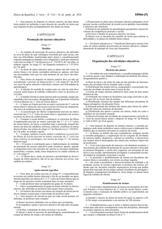 Diário da República, 2.ª série—N.º 114—16 de junho de 2016 18966-(5)
5 — Sem prejuízo do disposto no número anterior, até duas destas
horas podem ser atribuídas a outro docente do conselho de turma que
seja responsável pelo acompanhamento dos alunos da turma.
CAPÍTULO IV
Promoção do sucesso educativo
Artigo 11.º
Medidas
1 — As medidas de promoção do sucesso educativo são definidas
ao nível do plano de ação estratégica concebido por cada escola, com
base nas dificuldades manifestadas pelos alunos e consubstanciando
respostas pedagógicas alinhadas com o diagnóstico, tendo por referência
o previsto no artigo 21.º do Decreto-Lei n.º 139/2012, de 5 de julho, na
redação vigente, no artigo 32.º do Despacho normativo n.º 1-F/2016,
de 5 de abril.
2 — As horas de apoio educativo para os alunos dos três ciclos do
ensino básico e do ensino secundário utilizam-se, apenas, com base
nas necessidades reais que em cada momento do ano letivo são iden-
tificadas.
3 — Para efeitos do disposto no número anterior deve ser tido em
consideração o previsto na alínea m) do n.º 3 do artigo 82.º do ECD
nos casos de apoio educativo individual a alunos com dificuldades de
aprendizagem.
4 — A adoção da medida de coadjuvação em sala de aula deve
assentar numa lógica de trabalho colaborativo entre os docentes en-
volvidos.
5 — Amedida referida no ponto anterior pode ser adotada, sempre que
entendida como necessária, designadamente, nas Expressões Artísticas
e Físico-Motoras no 1.º ciclo do Ensino Básico.
6 — O Apoio ao Estudo previsto na matriz curricular do 2.º ciclo do
ensino básico é oferecido com recurso exclusivo às horas da componente
não letiva de estabelecimento e do crédito horário.
7 — A concretização da Oferta Complementar prevista na matriz
curricular dos 2.º e 3.º ciclos do ensino básico é garantida com recurso
exclusivo às horas do crédito horário.
8 — Compete à escola definir e estabelecer os currículos da Oferta
Complementar prevista na matriz curricular dos 1.º, 2.º e 3.º ciclos
do ensino básico, de forma a contribuir para a promoção integral dos
alunos nas áreas de cidadania, artísticas, culturais, científicas ou outras
desenvolvidas, nos termos do artigo 12.º do Decreto-Lei n.º 139/2012,
de 5 de julho, na redação vigente.
9 — Compete, também à escola, definir e estabelecer os currículos
da Oferta de Escola prevista na matriz curricular do 3.º ciclo nas
áreas artística ou tecnológica, nos termos do artigo 11.º do mesmo
diploma legal.
10 — O recurso à contratação para a implementação de medidas
de promoção do sucesso educativo pode acontecer, apenas, quando
a componente letiva dos docentes de carreira se encontrar totalmente
preenchida e existam, ainda, horas disponíveis no crédito referido no
n.º 1 do artigo 9.º
11 — O diretor deve, ainda, ter presente a possibilidade de diversi-
ficação da oferta educativa, não só no que concerne aos jovens, mas
também aos adultos.
Artigo 12.º
Apoio tutorial específico
1 — Para além do crédito previsto no artigo 9.º, é disponibilizado
às escolas um crédito horário adicional a fim de ser prestado um apoio
tutorial específico aos alunos do 2.º e 3.º ciclos do Ensino Básico que ao
longo do seu percurso escolar acumulem duas ou mais retenções.
2 — Cada professor tutor acompanha um grupo de 10 alunos.
3 — Para o acompanhamento do grupo de alunos referido no número
anterior, são atribuídas ao professor tutor quatro horas semanais.
4 — Os horários das turmas com alunos em situação de tutoria devem
prever tempos comuns para a intervenção do professor tutor.
5 — Sem prejuízo de iniciativas que em cada escola possam ser
definidas, ao professor tutor compete:
a) Reunir nas horas atribuídas com os alunos que acompanha;
b)Acompanhar e apoiar o processo educativo de cada aluno do grupo
tutorial;
c) Facilitar a integração do aluno na turma e na escola;
d) Apoiar o aluno no processo de aprendizagem, nomeadamente na
criação de hábitos de estudo e de rotinas de trabalho;
e) Proporcionar ao aluno uma orientação educativa adequada a nível
pessoal, escolar e profissional, de acordo com as aptidões, necessidades
e interesses que manifeste;
f) Promover um ambiente de aprendizagem que permita o desenvol-
vimento de competências pessoais e sociais;
g) Envolver a família no processo educativo do aluno;
h) Reunir com os docentes do conselho de turma para analisar as
dificuldades e os planos de trabalho destes alunos.
6 — Os alunos referidos no n.º 1 beneficiam deste apoio tutorial, bem
como de outras medidas de promoção do sucesso educativo, indepen-
dentemente da tipologia de curso que frequentem.
CAPÍTULO V
Organização das atividades educativas
Artigo 13.º
Horários dos alunos
1 — No âmbito das suas competências, o conselho pedagógico define
os critérios gerais a que obedece a elaboração dos horários dos alunos,
designadamente quanto a:
a) Hora de início e de termo de cada um dos períodos de funciona-
mento das atividades letivas (manhã, tarde e noite);
b) Distribuição dos tempos letivos, assegurando a concentração má-
xima das atividades da turma num só turno do dia;
c) Limite de tempo máximo admissível entre aulas de dois turnos
distintos do dia;
d) Atribuição dos tempos de disciplinas cuja carga curricular se dis-
tribui por três ou menos dias da semana;
e) Distribuição semanal dos tempos das diferentes disciplinas de
língua estrangeira e da educação física;
f) Alteração pontual dos horários dos alunos para efeitos de substi-
tuição das aulas por ausências de docentes;
g) Distribuição dos apoios a prestar aos alunos, tendo em conta o
equilíbrio do seu horário semanal;
h) Desenvolvimento das atividades de enriquecimento curricular no
1.º ciclo do ensino básico atento o disposto no artigo 18.º da Portaria
n.º 644-A/2015, de 24 de agosto.
2 — Sem prejuízo do disposto no número anterior, o conselho pe-
dagógico pode ainda estabelecer outros critérios para a elaboração dos
horários que se mostrem relevantes no contexto da escola.
3 — O diretor, no âmbito das suas competências, assegura, ouvido
o conselho pedagógico, a organização de um conjunto de atividades
de natureza lúdica, desportiva, cultural ou científica, a desenvolver
nos tempos letivos desocupados dos alunos por ausência imprevista
de professores.
4 — Com vista à prevenção do insucesso e do abandono escolares, e
sem prejuízo das medidas de promoção do sucesso educativo elencadas
no presente Despacho, a escola deve organizar, em momentos do ano
letivo à sua escolha, oportunamente divulgados à comunidade escolar,
atividades de orientação vocacional e escolar.
5 — É permitido o desdobramento de turmas em disciplinas dos
ensinos básico e secundário, nos termos do artigo seguinte.
6 — De modo a possibilitar o desenvolvimento da oralidade e da
produção escrita, as escolas organizam os horários das turmas, po-
dendo, para tal, encontrar soluções organizativas diversas que podem
passar pela marcação de um tempo semanal simultâneo de português e
de língua(s) estrangeira(s) dividindo-se, nesse tempo, os alunos numa
lógica de trabalho de oficina.
Artigo 14.º
Desdobramento de turmas
1 — É permitido o desdobramento de turmas nas disciplinas de Ciên-
cias Naturais e Físico-Química do 3.º ciclo do ensino básico, exclu-
sivamente para a realização de trabalho prático ou experimental, nas
seguintes condições:
a) Quando o número de alunos da turma for igual ou superior a 20;
b) No tempo correspondente a um máximo de 100 minutos.
2 — O desdobramento a que se refere o número anterior deverá fun-
cionar para cada turno semanalmente numa das disciplinas, alternando
na semana seguinte na outra disciplina.
3 — Aescola poderá encontrar outras formas de desdobramento desde
que cumpra o estipulado na alínea b) do n.º 1.
 