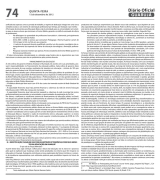 74                             QuINtA-fEIrA
                               13 de dezembro de 2012
                                                                                                                                                                   Diário Oficial
                                                                                                                                                                    GuAruJÁ

uniicada de aspectos como a jornada de trabalho, o regime de dedicação integral em uma única        produtoras de mudanças imprevisíveis que afetam nossa vida cotidiana e que dispõem de uma
unidade escolar, e um sistema de valorização proissional por tempo, por titulação e por mérito.     alta capacidade para transformar o futuro distante. Pode-se airmar que, no mundo de hoje, nada
A formação de docentes para Educação Básica não é prioridade para as universidades nem atrati-      está isento de ser afetado por grandes transformações e surpresas ocorridas pela combinação de
vo para os jovens alunos que terminam o Ensino Médio, gerando um déicit acentuado de oferta         forças que nos parecem ingovernáveis e atuam ao nosso redor mais imediato. Segundo Dror:
de professores:                                                                                             Num período de revoltas globais, a porção de contingência e azar que os seres huma-
     -    Há defasagem na quantidade de professores licenciados e a demanda, principalmente                 nos percebem parecem especialmente amplos. A realimentação interativa entre fatores
          nas áreas das Ciências Exatas.                                                                    dinâmicos, tais como: a demograia; a tecnologia; os valores etc., aumentam as incertezas
     -    Entre 2005 e 2008, os alunos que concluíram Pedagogia e Normal Superior caíram de                 inerentes a cada um deles e, portanto, as tendências gerais.
          103 mil para 52 mil, no País em seu conjunto.                                                     A certeza diminui à medida que se pode ver mais longe, mas é difícil predizer a primeira
     -     A carência de pessoal docente qualiicado constitui um dos pontos nevrálgicos de es-              parte do Século 21, já que alguns fatores chaves estão mudando demasiadamente rápido.
          trangulamento da expansão da oferta de educação tecnológica e formação proissio-                  Os observadores do repentino e imprevisível colapso do império soviético não precisam
          nal.                                                                                              ser convencidos que vivemos num período de extraordinárias convulsões, com conse-
     -    Pesquisas nacionais revelam que apenas 2% dos estudantes de Ensino Médio querem se                quências de longo alcance para o futuro da humanidade. (Y. Dror, 1994. p-84).
          formar para professores.                                                                  As forças motrizes são sementes de transformações globais ou de grande escala que podem gerar
- A baixa remuneração, desvalorização e a elevada carga horária são os argumentos que mais          situações difíceis, oportunidades, saltos e mudanças bruscas da realidade. Para Dror, estas trans-
mencionam os alunos para não ter preferências pela carreira docente.                                formações globais, ainda que possam apresentar tendências insinuantes, geralmente geram saltos
                                                                                                    e mutações completamente imprevisíveis. Um exemplo que ilustra com clareza este fenômeno é o
                                  FINANCIAMENTO DA EDUCAÇÃO                                         im da União Soviética e do mundo comunista europeu. As forças motrizes, com suas correspon-
As três esferas de governo (Federal, Estadual e Municipal), de acordo com suas prioridades, pos-    dentes transformações em grande escala, não são exclusivas de nossa época moderna. Podemos
suem responsabilidades no inanciamento da educação pública. Cada esfera de governo deve             encontrar transformações e rupturas globais ao longo da história da humanidade (a Revolução
aplicar uma parte de suas receitas resultantes de impostos em educação – mínimo de 18% por          Industrial, a Consolidação do Cristianismo, o Descobrimento da América, etc.), com características
parte do governo federal e de 25% do Estado e do município.                                         dramáticas sobre a mudança do modo de vida, os valores, a geopolítica, a economia, etc.
Mas são vários os desaios para o inanciamento de uma educação pública de qualidade. Em pri-         Na história da humanidade as transformações globais se apresentam como grandes saltos, segui-
meiro lugar, a baixa capacidade de inanciamento para a expansão e melhoramento da cobertura         dos de longos períodos de estabilidade e incubação da próxima transformação. Sem dúvida, é no
da Rede Pública Municipal de Educação Básica e Proissionalizante, é um dos grandes desaios a        mundo atual que as transformações se manifestam com maior intensidade e rapidez, gerando
serem enfrentados. Nesse sentido destacam-se os seguintes fatos que afetam o inanciamento da        estados que se movem desde o otimismo até a desilusão e frustração. O crescimento demográico
educação na Rede Pública Municipal:                                                                 global é um bom exemplo de uma força transformadora com consequências imprevisíveis: como
- A Prefeitura Municipal deve arcar com 91% dos custos da merenda escolar da Rede Estadual de       enfrentar os desaios de uma composição etária e distribuição mundial das quase 8 bilhões de
Guarujá.                                                                                            pessoas que se prevê o mundo tenha em 2020? Espera-se que só 17% da população mundial
- A capacidade inanceira atual não permite inanciar a cobertura da rede de ensino Educação          habite nos países mais desenvolvidos, e a maioria, 82%, nas regiões menos desenvolvidas. Mesmo
Infantil para cobrir 100% das crianças do município.                                                havendo um crescimento populacional mais lento no século XXI, em comparação ao do século
- A capacidade inanceira atual não permite expandir a cobertura da rede municipal de ensino         passado, ainda assim, em meio século se somaram mais 2,6 bilhões de pessoas no mundo, num
proissionalizante para atender as necessidades e oportunidades da exploração do Pré-Sal.            contexto de repartição desigual da riqueza e crescentes problemas ambientais. Os governos e as
Por último, o deiciente e insuiciente sistema de inanciamento da educação pública no Brasil,        sociedades terão as capacidades para fazer frente a tamanhos desaios?
em relação aos grandes desaios no melhoramento da cobertura e da qualidade, afeta também o          Além da demograia, a ciência e a tecnologia constituem outra grande força transformadora no
esquema de inanciamento da educação no município:                                                   mundo contemporâneo. A ciência e a tecnologia, como atividades altamente organizadas e em
 - Em 2009, o investimento público direto em educação como proporção do PIB foi de 5%, patamar      grande escala, são um fenômeno do nosso tempo. Os avanços tecnológicos e as descobertas
ainda insuiciente para melhorar o déicit educativo do País.                                         cientíicas cada vez mais acelerados diicultam a possibilidade de prever a forma de vida no futu-
- A porcentagem do investimento público direto por aluno no Ensino Médio como proporção do          ro. Ainda assim vale a pena perguntar, por exemplo, quais podem ser as consequências sobre as
PIB em 2009 foi de 14%, muito inferior àquele investido nos países membros da OCDE de 26%.          transformações futuras nos valores, mercados, estilos de vida e geopolítica geradas pelas atuais e
- O Brasil é considerado como a nação que tem a maior distorção em investimentos entre os níveis    futuras tecnologias de informação (internet, satélites). Estas tecnologias estão rompendo as bar-
de Educação Básica e Superior: a razão do investimento entre a educação superior e o ensino         reiras políticas e culturais das nações e integrando o mundo de forma instantânea. As implicações
fundamental no Brasil em 2009 foi de 4,8%, muito superior à média dos países da OCDE de 1,9%        são só positivas, ou também se pode pensar em consequências dramáticas? A biotecnologia e a
e do Chile de 2,19%.                                                                                manipulação genética são casos mais dramáticos.
- O Ministério da Educação não conta com sistema de indicadores que permita avaliar a eiciência     As grandes transformações globais são moldadas por forças que diicilmente podem ser controla-
e eicácia do gasto governamental em Educação.                                                       das por um ator ou por grupos de atores em particular. Uns podem ter maior ou menor capacida-
Contudo, em relação ao inanciamento da educação em âmbito nacional, mas com impactos sig-           de de inluência, dependendo de sua posição no grande jogo econômico ou político nacional ou
niicativos junto aos estados e municípios, destacam-se dois aspectos: 1) a proposta de elevação     mundial. Uns mais que os outros, têm a capacidade de tirar proveito da situação. Igualmente, uns,
do percentual do PIB destinado à educação dos atuais 5% para 8%, conforme negociações em cur-       mais que os outros, têm a capacidade de minimizar suas consequências danosas. É indiscutível
so no Congresso Nacional em torno do Plano Nacional de Educação – 2011-2020 e, 2) os recursos       que os países industrializados obtiveram maiores vantagens dos processos de globalização e das
provenientes do fundo soberano do Pré Sal, que prevê um percentual dos recursos destinados à        tecnologias da informação – o grande jogo global é desigual.
educação, à ciência e à tecnologia.                                                                 Assim, uma força motriz como variável padrão conformada por um conjunto de tendências agru-
Certamente, o cenário que se desenha para o futuro próximo indica como tendência um aumento         padas tem suiciente potência para possibilitar que ocorra uma mudança signiicativa na socieda-
dos recursos para o inanciamento da educação.                                                       de no longo prazo. “Estas forças motrizes devem ser lidas no contexto mais amplo das mudanças
   III - IDENtIfICAÇÃO E ANÁLISE DAS fOrÇAS MOtrIZES E tENDÊNCIAS COM SEuS IMPAC-                   de paradigma ou padrões de grande escala”8.
                                tOS NA EDuCAÇÃO EM GuAruJÁ7                                                              O que são as Tendências?
                     O que são as Forças Motrizes?                                                  Uma tendência é uma descrição de um vetor de mudança de alto impacto nas forças motrizes que
A partir desta fase, urge começar a olhar para o futuro da educação. Isto é, inicia-se o processo   moldam a realidade futura foco do desenho da direcionalidade estratégica.
pelo qual se exploram que mudanças estão sendo produzidas no entorno que têm impacto na             Podem estar em parte, predeterminadas ou dominadas pela incerteza; podem ser evidentes, ou
educação em Guarujá. A pergunta central guia a nossa exploração das forças motrizes e o conjun-     estar ocultas à nossa capacidade de detecção e previsão. Portanto, as tendências são “aqueles
to de tendências representativas com suiciente potência para possibilitar impacto no futuro da      eventos cuja perspectiva de direção é suicientemente consolidada e visível para se admitir sua
educação.                                                                                           permanência no período considerado”9. No entanto, as tendências podem continuar como antes
Uma Força Motriz é uma variável, humana ou natural, sobre a qual não se tem controle e que tem      ou alterar a velocidade e direção e talvez até mesmo mudar seu rumo.
suiciente força transformadora para deinir o futuro da realidade, foco do desenho da direcionali-
dade estratégica. O Professor Dror (1994) qualiica a vida moderna como um mundo caracterizado       8          Ver Return to “Anticipating the Future” course home page, prepared by Roger L. Cal-
por uma “longa incerteza”, gerada, entre outras coisas, pela interação de grandes forças motrizes   dwell. http://ag.arizona.edu/futures/fut/dfmain.html
                                                                                                    9          Marcial, Elaine C. e Grumbach Raul J. dos S. (2002). Cenários Prospectivos. Como cons-
7         Texto elaborado por Glória Patrícia Ramirez Galvis                                        truir um futuro melhor. Editora FGV. Rio de Janeiro, RJ, Brasil. P. 59.
 