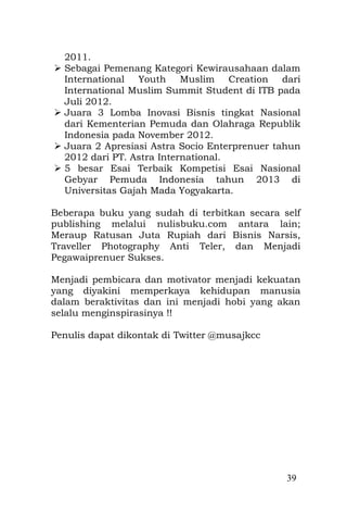 39 
diawaki seorang laki-laki yang berkopiah putih, sekuat tenaga menarik getek untuk membawa kami ke seberang. Laki-laki itu adalah seorang bapak tua berwajah penuh kesabaran, Pak Marzuki, sang penarik getek. 
Namun, senyum Pak Zuki adalah senyum yang getir penuh makna, karena terlihat sangat jelas kecemasan wajahnya penuh ketegangan dan keletihan sambil terengah-engah menarik nafas berulang kali. Sesekali menghitung jumlah penumpang yang naik di getek-nya. Ia begitu khawatir sehingga terkadang tak peduli pada peluh yang mengalir deras di lehernya. Bulir-bulir keringat yang bermunculan di seputar keningnya sebagai tanda perjuangan yang harus di kenakannya, membuat wajahnya terlihat semakin letih berbentuk raut kelelahan. 
“Sepuluh orang...sudah sepuluh orang pak...bu...dek...,sudah lewat kapasitas nanti terbalik...” katanya penuh kegusaran pada para penumpang getek-nya. Emak dengan penuh kehati-  