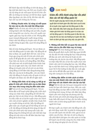 - 42 -
Để thành lập một hội đồng có tính đa dạng, cần
lập một bản danh mục các lĩnh vực chuyên môn,
các kỹ năng và các mối quan hệ mà tổ chức cần
đến và những nơi mà bạn có thể tìm được người
đáp ứng được các tiêu chí ấy. Khi làm việc đó,
bạn cần suy xét những câu hỏi sau:
1. Những chuyên môn, kỹ năng và mối quan
hệ nào mà ta cần cho một hội đồng toàn
diện? Nhiều tổ chức phi chính phủ tìm kiếm
những thành viên hội đồng mới am hiểu chuyên
môn trong lĩnh vực của họ, như y tế, quyền con
người, giáo dục hay tài chính vi mô. Nhưng điều
quan trọng là đừng quên tuyển dụng những
thành viên hội đồng có chuyên môn về quản trị,
truyền thông và giao tiếp, quan hệ cộng đồng và
tài chính.
Nếu tổ chức Đường phố Sạch, Trẻ em Khỏe có
một hội đồng quản trị toàn diện, hội đồng đó sẽ
đưa ra được các quyết định tốt hơn. Giả sử họ
tham gia cùng với một tổ chức phi chính phủ
quốc tế để giúp đỡ các sinh viên ngành kỹ thuật
thực hiện các dự án y tế cộng đồng. Hội đồng
cần phải xem xét và phê duyệt thỏa thuận hợp
tác và cả ngân sách nữa. Các thành viên hội
đồng có chuyên môn về vệ sinh và sức khỏe
cộng đồng có thể đảm bảo rằng phương pháp
tiếp cận của dự án là đúng đắn, còn các thành
viên hội đồng có chuyên môn về quản trị thì có
thể giám sát được các vấn đề về ngân sách.
2. Những kiến thức và kỹ năng cụ thể gì sẽ
giúp tổ chức phi chính phủ của ta đạt được
các mục tiêu trong vòng ba đến năm năm
tới? Giả sử tổ chức Đường phố Sạch, Trẻ em
Khỏe đặt ra kế hoạch phát động một chiến dịch
nâng cao nhận thức cộng đồng về mối liên hệ
giữa rác thải và sức khỏe trẻ em. Hội đồng quản
trị chắc chắn sẽ có lợi khi tuyển chọn các thành
viên mới có kinh nghiệm và kiến thức thuộc lĩnh
vực truyền thông và xã hội. Nếu hội đồng chỉ
gồm toàn các chuyên gia về hệ thống vệ sinh và
y tế, hội đồng sẽ không đủ khả năng chỉ đạo tổ
chức phi chính phủ này trong suốt cuộc vận
động cũng như không thể xem xét một bản hợp
đồng với một nhà tư vấn để đảm bảo bản hợp
đồng đó là thích hợp.
3. Những mối liên kết và quan hệ nào mà tổ
chức của ta cần đến hiện nay và trong
tương lai? Tổ chức Đường phố Sạch, Trẻ em
Khỏe đã quyết định muốn thiết lập quan hệ đối
tác lâu dài với một trường đại học ở địa phương
để đưa các sinh viên khoa kỹ thuật và môi
trường vào các dự án của mình. Hội đồng quản
trị nhận thấy hết sức có lợi nếu tuyển chọn một
thành viên mới từ trường đại học này. Hội đồng
lập ra một bản danh mục những người mà họ có
quan hệ ở nhà trường và sắp xếp các cuộc gặp
mặt với họ để bắt đầu quá trình xác định các
ứng viên tương lai cho hội đồng.
4. Những đặc điểm và tính cách cá nhân
nào mà một thành viên mới cần phải có để
phù hợp với các thành viên còn lại của hội
đồng? Đó là một câu hỏi quan trọng phải trả lời
trước khi bạn tiến hành lựa chọn. Nếu các cuộc
họp hội đồng của bạn diễn ra thân mật tự nhiên
và không trịnh trọng, thì bạn nên đảm bảo rằng
thành viên mới cũng hợp với phong cách ấy.
Nếu tổ chức phi chính phủ đang tăng trưởng
hoặc biến đổi nhanh thì bạn cần tìm kiếm những
thành viên có khả năng quyết định nhanh và là
người linh hoạt.
Khi bạn tuyển các thành viên hội đồng mới, cần
ghi nhớ rằng, trước hết, họ phải là những người
có cam kết mạnh mẽ với tầm nhìn, giá trị và sứ
mệnh của tổ chức. Cần làm rõ với họ rằng họ
cần phải dành thời gian cho việc quản trị và lập
kế hoạch của tổ chức cũng như thu nhận thêm
các kỹ năng mới giúp ích cho tổ chức.
GHI NHỚ
Giám đốc điều hành sáng lập vẫn phải
báo cáo với hội đồng quản trị
Đôi khi người sáng lập một tổ chức phi chính phủ
quyết định trở thành giám đốc điều hành của tổ chức
đó và tuyển chọn người vào hội đồng quản trị đầu
tiên. Giám đốc điều hành sáng lập vẫn phải có trách
nhiệm giải trình trước hội đồng quản trị và báo cáo
với hội đồng quản trị. Hội đồng quản trị đầu tiên này
cũng đòi hỏi các báo cáo thường kỳ từ giám đốc điều
hành và đánh giá hiệu quả công việc của giám đốc.