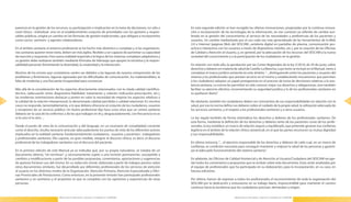 parencia en la gestión de los recursos, su participación e implicación en la toma de decisiones, no sólo a      En esta segunda edición se han recogido las últimas innovaciones, propiciadas por la continua renova-
     nivel clínico –individual- sino en el establecimiento conjunto de prioridades con los gestores y respon-        ción e incorporación de las tecnologías de la información, en ese contexto ya referido de cambio ace-
     sables públicos, exigirá un cambio en las fórmulas de gestión tradicionales, que obligará a incorporarlos       lerado en la gestión del conocimiento al servicio de las necesidades y preferencias de los pacientes y
     como socios -partners- y agentes colaboradores .                                                                usuarios . Un cambio mediatizado por el uso cada vez más generalizado de las herramientas de la Web
                                                                                                                     2 .0 e Internet (páginas Web del SESCAM, cartelería digital en pantallas de plasma, comunicación pro-
     En el ámbito sanitario el entorno profesional se ha hecho más dinámico y complejo y si las organizacio-         activa e interactiva con los usuarios a través de dispositivos móviles, etc .), por la creación de las Oficinas
     nes sanitarias quieren tener éxito, deben ser más ágiles, flexibles y ser capaces de aumentar su capacidad      de Calidad y Atención al Usuario, y, en general, por la adecuación de los recursos del SESCAM a la nueva
     de reacción y respuesta . Esta nueva realidad responde a la lógica de los sistemas complejos adaptativos y      sociedad del conocimiento y a la participación de los ciudadanos en la gestión .
     su gestión debe realizarse también mediante fórmulas de liderazgo que apoyen la iniciativa y la respon-
     sabilidad personal, fomentando la diversidad, la creatividad y la interacción .                                 En relación con todo ello, la aprobación por las Cortes Regionales de la ley 5/2010, de 24 de junio, sobre
                                                                                                                     derechos y deberes en materia de salud de Castilla-La Mancha, cuyo texto se incluye en el Manual, viene a
     Muchos de los errores que cometemos suelen ser debidos a las lagunas de nuestra comprensión de los              completar el marco jurídico existente en este ámbito, “…distinguiendo entre los pacientes y usuarios del
     problemas y fenómenos, lagunas agravadas por las dificultades de comunicación, los malentendidos, la            sistema y los profesionales que prestan servicio en el mismo y estableciendo mecanismos que permitan
     falta de modestia y una frecuente incapacidad para convencer .                                                  a los ciudadanos adoptar un papel protagonista en el proceso de toma de decisiones relativas a la asis-
                                                                                                                     tencia sanitaria . La norma les permitirá no sólo conocer mejor sus derechos y obligaciones, sino también
     Más allá de la consideración de los aspectos directamente relacionados con la citada calidad científico-        facilitar su ejercicio efectivo, incrementando su seguridad jurídica y la de los profesionales sanitarios en
     técnica, (adecuación entre diagnostico-fiabilidad, tratamiento y relación indicación-prescripción, etc .),      su quehacer diario .”
     las modernas orientaciones destacan y ponen en valor la necesidad de mejorar los aspectos relativos a
18   la calidad de la relación interpersonal, la denominada calidad percibida o calidad relacional . En muchos       No obstante, también los ciudadanos deben ser conscientes de sus responsabilidades en relación con la             19
     casos no responde, lamentablemente, a lo que debiera ofrecerse al conjunto de los ciudadanos, usuarios          salud, por eso la norma define sus deberes sobre el cuidado de la propia salud, la utilización adecuada de
     y receptores de un servicio público . Un ilustre profesional dijo hace unos años que un centro sanitario        los servicios sanitarios, y el respeto a los profesionales sanitarios y a otros usuarios .
     debería ser la casa de los enfermos y de los que trabajan en él y, desgraciadamente, con frecuencia no es
     ni lo uno ni lo otro…                                                                                           La ley regula también de forma sistemática los derechos y deberes de los profesionales sanitarios . De
                                                                                                                     esta forma, mediante la definición de los derechos y deberes tanto de los pacientes como de los profe-
     Desde el punto de vista de la comunicación y del lenguaje, en un escenario de complejidad creciente             sionales, la ley establece un marco de relación seguro y equilibrado, que pretende generar esa confianza
     como el descrito, resulta necesario articular adecuadamente los puntos de vista de los diferentes actores       legítima en el ámbito de la relación clínico asistencial, en el que las partes reconocen su mutua dignidad
     implicados en la realidad sanitaria: fundamentalmente ciudadanos, -usuarios y pacientes-, trabajadores          y sus responsabilidades .
     y profesionales sanitarios . Ello supone, en gran medida, integrar el discurso clínico, es decir, el discurso
     profesional de los trabajadores sanitarios con el discurso del paciente .                                       En última instancia, “…el ejercicio responsable de los derechos y deberes de cada cual, en un marco de
                                                                                                                     confianza, es condición necesaria para conseguir mantener y mejorar la salud de las personas y garanti-
     En la primera edición de este Manual ya se indicaba que, por su propia naturaleza, se trataba de un             zar el adecuado funcionamiento del sistema sanitario .”
     documento abierto, “sin terminar”, y necesariamente sujeto a una revisión permanente, susceptible a
     cambios y modificaciones a partir de las posibles propuestas, comentarios, aportaciones y sugerencias           En adelante, las Oficinas de Calidad Asistencial y de Atención al Usuario/Ciudadano del SESCAM recoge-
     de quienes hicieran uso del mismo . En su redacción inicial, elaborada a partir de trabajos previos sobre       rán todos los comentarios y propuestas que se reciban sobre este documento . Estas serán analizadas por
     otros documentos similares, fue desarrollado por diferentes profesionales de los servicios de atención          el equipo de profesionales que ha participado en su elaboración, para la incorporación, en su caso, en
     al usuario en los distintos niveles de la Organización: Atención Primaria, Atención Especializada y Ofici-      futuras ediciones .
     nas Provinciales de Prestaciones . Como entonces, en la presente revisión han participado profesionales
     sanitarios y no sanitarios y el propósito es que se complete con las opiniones y experiencias de otras          Por último, hemos de expresar a todos los profesionales el reconocimiento de toda la organización del
     personas .                                                                                                      SESCAM por la dedicación y entusiasmo en su trabajo diario, imprescindible para mantener el camino
                                                                                                                     continuo hacia la excelencia que los ciudadanos precisan, demandan y exigen .

                                      Manual para la Información y Atención al Ciudadano en el SESCAM                                                 Manual para la Información y Atención al Ciudadano en el SESCAM
 