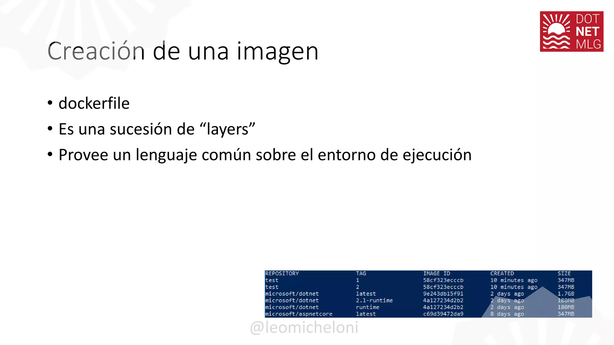 Creación de una imagen
• dockerfile
• Es una sucesión de “layers”
• Provee un lenguaje común sobre el entorno de ejecución
@leomicheloni
 