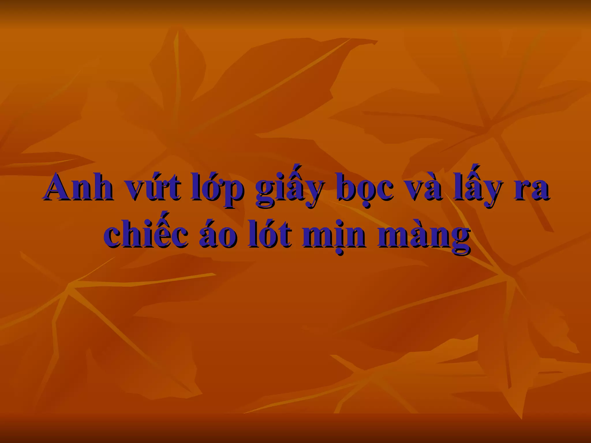Anh vứt lớp giấy bọc và lấy ra chiếc áo lót mịn màng     