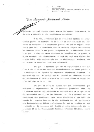 Y. 4. XLVII.
RECURSO DE HECHO
Yoma SA y otras si concurso preventivo por agru-
pamiento - hoy quiebra.
lo cual -según dice- afecta de manera irreparable su
derecho a percibir el correspondiente dividendo.
A su vez, argumenta que la sentencia apelada es arbi-
traria porque se sustenta en la falta de sustanciación del re-
curso de aclaratoria y reposición presentado por la empresa ofe-
rente pero omitió considerar que la decisión objeto del recurso
de casación resultó ser parte integrante de la resolución ante-
rior por la cual se había otorgado la posesión de la planta a
dicha empresa. Por consiguiente, y toda vez que esta última de-
cisión había sido sustanciada con la sindicatura, entiende que
el recurso de casación resultaba procedente.
4°) Que la decisión apelada es equiparable a defini-
tiva a los efectos del recurso extraordinario en tanto genera a
la recurrente un agravio de imposible reparación ulterior. La
decisión apelada, al desestimar el recurso de casación, cierra
definitivamente el debate acerca de las condiciones de adjudica-
ción del bien de la fallida.
5°) Que si bien es cierto que las resoluciones que
declaran la improcedencia de los recursos planteados ante los
tribunales locales no justifican el otorgamiento de la apelación
extraordinaria -en virtud del carácter fáctico y procesal de las
cuestiones que suscitan-, cabe hacer excepción a esa doctrina
cuando lo resuelto frustra la vía utilizada por el justiciable
sin fundamentación idónea suficiente, lo que se traduce en una
violación de la garantía del debido proceso consagrada por el
artículo 18 de la Constitución Nacional (Fallos: 317:1133, entre
otros) .
-3-
 