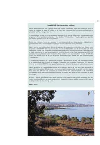 41


                                  Encadré III.3 : Les conventions minières

Avec le recentrage de son rôle, l’ONHYM remplit une fonction d’information auprès des investisseurs privés en
matière de réduction du risque. Sa mission est de fournir aux investisseurs des informations vérifiables sur les
possibilités qu’offre une région donnée.

La première étape consiste en une reconnaissance régionale afin de recenser d’éventuelles zones pouvant abriter
un gisement. Par un contrôle minutieux des indices récoltés, l’Office établit une évaluation précise des quantités
que recèle le gisement en vue de son exploitation.

Il existe deux méthodes d'entrée dans ce secteur : la première consiste à mener des prospections et à exploiter les
gisements découverts ; la seconde est d’acquérir par cession un domaine minier préexistant.

Dans le premier cas, tout investisseur désireux de poursuive des prospections minières doit tout d'abord entrer
en contact avec l'ONHYM, dont il pourra consulter en toute confidentialité la base de données. Par suite d’une
confirmation d'intérêt, une convention d'exploration est signée avec l'ONHYM pour désigner le domaine minier
et établir, entre autres, les taux de participation, le comité de direction et le niveau des redevances. L’ONHYM
participe ainsi au capital de la société mixte créée. Deux conditions sont cependant fixées : la part de l'ONHYM
ne doit pas dépasser 30 % et le coût des phases préliminaires qu’il a réalisées doit être comptabilisé dans
l’investissement.

La société mixte procède ensuite à l'exécution de travaux et à l'évaluation des résultats. Si le gisement est confirmé
et sa viabilité assurée par une étude de faisabilité, l'investisseur crée une société d'exploitation et le domaine
minier lui est transféré. L'ONHYM accompagne l'opérateur dans l'obtention de toutes les autorisations connexes.

Dans le second cas, où l’investisseur est intéressé par un gisement déjà mis au jour, celui-ci doit participer à un
appel d’offres international. S’il est retenu, il verse un montant de cession, totale ou partielle selon les négocia-
tions, en sus de la redevance fixée en fonction des volumes estimés. Bien évidemment, l’État suit de près l’activité
des exploitants et ses experts tiennent deux réunions par an avec eux pour vérifier qu’ils se conforment au cahier
des charges.

À ce jour, l’ONHYM, qui dépense chaque année entre 100 et 120 millions de MAD pour la prospection et la pro-
motion, a cédé partiellement ou totalement près d’une vingtaine de mines, et procède actuellement à la revente
ou à la promotion de plus de vingt autres.

Source : ONHYM
 