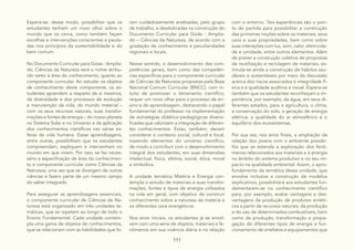 111
Espera-se, desse modo, possibilitar que os
estudantes tenham um novo olhar sobre o
mundo que os cerca, como também façam
escolhas e intervenções conscientes e pauta-
das nos princípios da sustentabilidade e do
bem comum.
No Documento Curricular para Goiás - Amplia-
do, Ciências da Natureza será o nome atribu-
ído tanto à área do conhecimento, quanto ao
componente curricular. Ao estudar os objetos
de conhecimento deste componente, os es-
tudantes aprendem a respeito de si mesmos,
da diversidade e dos processos de evolução
e manutenção da vida, do mundo material –
com os seus recursos naturais, suas transfor-
mações e fontes de energia – do nosso planeta
no Sistema Solar e no Universo e da aplicação
dos conhecimentos científicos nas várias es-
feras da vida humana. Essas aprendizagens,
entre outras, possibilitam que os estudantes
compreendam, expliquem e intervenham no
mundo em que vivem. Por isso, se faz neces-
sário a especificação de área do conhecimen-
to e componente curricular como Ciências da
Natureza, uma vez que se divergem de outras
ciências e fazem parte de um mesmo campo
do saber integrado.
Para assegurar as aprendizagens essenciais,
o componente curricular de Ciências da Na-
tureza está organizado em três unidades te-
máticas, que se repetem ao longo de todo o
Ensino Fundamental. Cada unidade contem-
pla uma gama de objetos de conhecimentos,
que se relacionam com as habilidades que fo-
ram cuidadosamente analisadas, pelo grupo
de trabalho, e desdobradas na construção do
Documento Curricular para Goiás - Amplia-
do – Ciências da Natureza, de acordo com a
gradação de conhecimento e peculiaridades
regionais e locais.
Nesse sentido, o desenvolvimento das com-
petências gerais, bem como das competên-
cias específicas para o componente curricular
de Ciências da Natureza propostas pela Base
Nacional Comum Curricular (BNCC), com in-
tuito de promover o letramento científico,
requer um novo olhar para o processo de en-
sino e de aprendizagem, destacando o papel
fundamental do professor na implementação
de estratégias didático-pedagógicas diversi-
ficadas que valorizem a integração de diferen-
tes conhecimentos. Estas, também, devem
considerar o contexto social, cultural e local,
trazendo elementos do universo científico,
de modo a contribuir com o desenvolvimento
integral dos estudantes, em suas dimensões
intelectual, física, afetiva, social, ética, moral
e simbólica.
A unidade temática Matéria e Energia con-
templa o estudo de materiais e suas transfor-
mações, fontes e tipos de energia utilizados
na vida em geral, com objetivo de construir
conhecimento sobre a natureza da matéria e
os diferentes usos energéticos.
Nos anos iniciais, os estudantes já se envol-
vem com uma série de objetos, materiais e fe-
nômenos em sua vivência diária e na relação
com o entorno. Tais experiências são o pon-
to de partida para possibilitar a construção
das primeiras noções sobre os materiais, seus
usos e suas propriedades, bem como sobre
suas interações com luz, som, calor, eletricida-
de e umidade, entre outros elementos. Além
de prever a construção coletiva de propostas
de reutilização e reciclagem de materiais, es-
timula-se ainda a construção de hábitos sau-
dáveis e sustentáveis por meio da discussão
acerca dos riscos associados à integridade fí-
sica e à qualidade auditiva e visual. Espera-se
também que os estudantes reconheçam a im-
portância, por exemplo, da água, em seus di-
ferentes estados, para a agricultura, o clima,
a conservação do solo, a geração de energia
elétrica, a qualidade do ar atmosférico e o
equilíbrio dos ecossistemas.
Por sua vez, nos anos finais, a ampliação da
relação dos jovens com o ambiente possibi-
lita que se estenda a exploração dos fenô-
menos relacionados aos materiais e à energia
no âmbito do sistema produtivo e no seu im-
pacto na qualidade ambiental. Assim, o apro-
fundamento da temática dessa unidade, que
envolve inclusive a construção de modelos
explicativos, possibilitará aos estudantes fun-
damentarem-se no conhecimento científico
para, por exemplo, avaliar vantagens e des-
vantagens da produção de produtos sintéti-
cos a partir de recursos naturais, da produção
e do uso de determinados combustíveis, bem
como da produção, transformação e propa-
gação de diferentes tipos de energia e fun-
cionamento de artefatos e equipamentos que
 