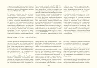 130
ra que a nova etapa “se construa com base no
que a criança sabe e é capaz de fazer, em uma
perspectiva de continuidade de seu percurso
educativo” (BNCC, 2017, p. 51).
Em relação à avaliação, esta deve ser consi-
derada em seu caráter autêntico e formativo.
Uma aprendizagem significativa implica em di-
ferentes formas de avaliação e deve obedecer
a critérios claramente definidos pelo profes-
sor, tendo em vista, sobretudo, a sintonia com
o trabalho pedagógico e as expectativas de
aprendizagem. Dessa forma, é pertinente le-
var em consideração tanto os aspectos técni-
cos da produção artística quanto as questões
conceituais. Para ser consistente, a avalia-
ção deve considerar as diferentes etapas do
aprendizado, de forma processual e contínua.
Para que seja possível, real, o DC-GO - Am-
pliado, em especial o componente Arte, con-
cebe a instituição escolar como espaço de
investigação, de crítica, de imaginação, ao in-
centivar que suas portas sejam abertas para
trânsitos plurais, onde a comunidade possa
adentrar e participar das aprendizagens; as-
sim como oportunizar aos estudantes saídas
para visitar bibliotecas, cinemas, circos, mu-
seus, praças, teatros, entre outras instituições
promotoras de culturas, aprofundando e qua-
lificando suas experiências e conhecimentos
relacionados aos aspectos das culturas locais,
regionais, nacionais e internacionais. Para
tanto, a contratação de professores nas dife-
rentes expressões artísticas, conforme preco-
niza a LDB 9394/1996, para todos os anos do
Ensino Fundamental, e a construção de salas
ambiente com materiais específicos, apro-
priados às artes, e recursos tecnológicos va-
riados são algumas demandas, as principais,
que devem ser observadas e asseguradas.
A instituição escolar contemporânea é mar-
cada por hibridismos, nomadismos, traves-
tismos, cruzamento de fronteiras. Contexto
cultural estimulante e provocativo para, em
matéria de identidade e de subjetividade,
propor experimentações onde o impensado,
o ambíguo, o inexplorado, o arriscado de-
sestabilize o conhecido, o consensual, o as-
sentado no território goiano, principalmente.
Assim, o desejo maior é que professores e es-
tudantes estabeleçam relações de confiança
e de respeito entre si e com as artes e com a
cultura goiana.
QUADRO CURRICULAR DO COMPONENTE ARTE
Algumas ampliações apresentam-se no Do-
cumento Curricular para Goiás Ampliado,
para aproximá-lo ainda mais do cotidiano es-
colar. Entre as ampliações, o quadro curricu-
lar do componente Arte passa a ser anual; na
coluna dos objetos de conhecimento eviden-
ciam-se os conteúdos e as unidades temáti-
cas são renomeadas para linguagens.
Ao ser anual, as habilidades do 1º ao 9º anos
do Ensino Fundamental, são reescritas, aten-
tando-se ao processo de progressão, respei-
tando o aprofundamento e a complexificação
das habilidades dentro do ano, progressão ho-
rizontal, e como esse aprofundamento e com-
plexificação dos saberes artísticos se deu ao
longo dos nove anos, em um processo enca-
deado, como uma espiral, progressão vertical.
Para a integração dos conhecimentos, o com-
ponente Arte dialoga entre as quatro expres-
sões e/ou linguagens artísticas que o compõe
e produz um ordenamento das habilidades; o
qual tem como princípio o respeito ao pro-
cesso cognitivo de cada uma delas , para em
seguida, o diálogo ocorrer entre os compo-
nentes da área de linguagens e entre os de-
mais componentes que compõem o currículo
do Ensino Fundamental. Nesse processo de
integração, as habilidades não estão dispos-
tas na mesma ordem proposta pela BNCC.
Relembrando, as habilidades expressam as
aprendizagens essenciais que devem ser as-
seguradas aos estudantes nos diferentes con-
textos escolares. Elas estão organizadas em
um quadro e são identificadas por um código
alfanumérico.
No processo de reescrita das habilidades ano a
ano, o componente Arte apresenta as seguin-
tes tipologias na sua identificação: as habilida-
 