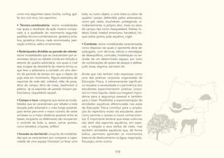 173
173
173 173
como nos seguintes casos: bocha, curling, gol-
fe, tiro com arco, tiro esportivo.
• Técnico-combinatório: reúne modalidades
nas quais o resultado da ação motora compa-
rado é a qualidade do movimento segundo
padrões técnico-combinatórios: ginástica artís-
tica, ginástica rítmica, nado sincronizado, pati-
nação artística, saltos ornamentais.
• Rede/quadra dividida ou parede de rebote:
reúne modalidades que se caracterizam por ar-
remessar, lançar ou rebater a bola em direção a
setores da quadra adversária, nos quais o rival
seja incapaz de devolvê-la da mesma forma ou
que leve o adversário a cometer um erro den-
tro do período de tempo em que o objeto do
jogo está em movimento. Alguns exemplos de
esportes de rede são: voleibol, vôlei de praia,
tênis de campo, tênis de mesa, badminton e
peteca. Já os esportes de parede incluem pe-
lota basca, raquetebol, squash.
• Campo e taco: categoria que reúne as moda-
lidades que se caracterizam por rebater a bola
lançada pelo adversário o mais longe possível,
para tentar percorrer o maior número de vezes
as bases ou a maior distância possível entre as
bases, enquanto os defensores não recuperam
o controle da bola, e, assim, somar pontos,
como beisebol, críquete, softbol.
• Invasão ou territorial: conjunto de modalida-
des que se caracterizam por comparar a capa-
cidade de uma equipe introduzir ou levar uma
bola, ou outro objeto, a uma meta ou setor da
quadra/ campo defendida pelos adversários,
como gol, cesta, touchdown, protegendo, si-
multaneamente, o próprio alvo, meta ou setor
do campo, tais como: basquetebol, frisbee, fu-
tebol, futsal, futebol americano, handebol, hó-
quei sobre grama, polo aquático, rúgbi.
• Combate: reúne modalidades caracterizadas
como disputas nas quais o oponente deve ser
subjugado, com técnicas, táticas e estratégias
de desequilíbrio, contusão, imobilização ou ex-
clusão de um determinado espaço, por meio
de combinações de ações de ataque e defesa:
judô, boxe, esgrima, tae kwon do.
Ainda que não tenham sido expressas como
uma das práticas corporais organizadas da
Educação Física, é extremamente significati-
vo ressaltar a necessidade e a pertinência dos
estudantes experimentarem práticas corpo-
rais no meio líquido, dada sua inegável impor-
tância para a segurança pessoal e também
para o lazer. Possibilitar a experimentação de
atividades aquáticas diferenciadas nas aulas
de Educação Física contribui para a amplia-
ção do repertório motor do estudante, assim
como permite o acesso a novos conhecimen-
tos. É importante lembrar que essas vivências
vão além dos esportes aquáticos, em espe-
cial, a natação e seus estilos de nado, mas
também atividades aquáticas que, de forma
lúdica, permitam aprender os movimentos
básicos de deslocamento na água, respiração,
flutuação, entre outros.
 