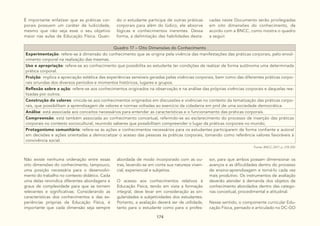 174
É importante enfatizar que as práticas cor-
porais possuem um caráter de ludicidade,
mesmo que não seja esse o seu objetivo
maior nas aulas de Educação Física. Quan-
do o estudante participa de outras práticas
corporais para além do lúdico, ele absorve
lógicas e conhecimentos inerentes. Dessa
forma, a delimitação das habilidades desta-
cadas neste Documento serão privilegiadas
em oito dimensões do conhecimento, de
acordo com a BNCC, como mostra o quadro
a seguir.
Quadro 17 – Oito Dimensões do Conhecimento
Experimentação: refere-se à dimensão do conhecimento que se origina pela vivência das manifestações das práticas corporais, pelo envol-
vimento corporal na realização das mesmas.
Uso e apropriação: refere-se ao conhecimento que possibilita ao estudante ter condições de realizar de forma autônoma uma determinada
prática corporal.
Fruição: implica a apreciação estética das experiências sensíveis geradas pelas vivências corporais, bem como das diferentes práticas corpo-
rais oriundas dos diversos períodos e momentos históricos, lugares e grupos.
Reflexão sobre a ação: refere-se aos conhecimentos originados na observação e na análise das próprias vivências corporais e daquelas rea-
lizadas por outros.
Construção de valores: vincula-se aos conhecimentos originados em discussões e vivências no contexto da tematização das práticas corpo-
rais, que possibilitam a aprendizagem de valores e normas voltadas ao exercício da cidadania em prol de uma sociedade democrática.
Análise: está associada aos conceitos necessários para entender as características e o funcionamento das práticas corporais.
Compreensão: está também associada ao conhecimento conceitual, referindo-se ao esclarecimento do processo de inserção das práticas
corporais no contexto sociocultural, reunindo saberes que possibilitam compreender o lugar da práticas corporais no mundo;
Protagonismo comunitário: refere-se às ações e conhecimentos necessários para os estudantes participarem de forma confiante e autoral
em decisões e ações orientadas a democratizar o acesso das pessoas às práticas corporais, tomando como referência valores favoráveis à
convivência social.
Fonte: BNCC,2017, p. 218-220.
Não existe nenhuma ordenação entre essas
oito dimensões do conhecimento, tampouco,
uma posição necessária para o desenvolvi-
mento do trabalho no contexto didático. Cada
uma delas reivindica diferentes abordagens e
graus de complexidade para que se tornem
relevantes e significativas. Considerando as
características dos conhecimentos e das ex-
periências próprias da Educação Física, é
importante que cada dimensão seja sempre
abordada de modo incorporado com as ou-
tras, levando-se em conta sua natureza viven-
cial, experiencial e subjetiva.
O acesso aos conhecimentos relativos à
Educação Física, tendo em vista a formação
integral, deve levar em consideração as sin-
gularidades e subjetividades dos estudantes.
Portanto, a avaliação deverá ser de utilidade,
tanto para o estudante como para o profes-
sor, para que ambos possam dimensionar os
avanços e as dificuldades dentro do processo
de ensino-aprendizagem e torná-lo cada vez
mais produtivo. Os instrumentos de avaliação
deverão atender à demanda dos objetos de
conhecimento abordados dentro das catego-
rias conceitual, procedimental e atitudinal.
Nesse sentido, o componente curricular Edu-
cação Física, pensado e articulado no DC-GO
 
