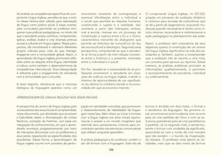 188
Ao analisar as competências específicas do com-
ponente Língua Inglesa, percebe-se que o ensi-
no desse idioma está voltado para valorização
da língua como prática social. E essas orienta-
ções curriculares permitirão ao professor enri-
quecer suas práticas pedagógicas, no intuito de
que o estudante possa conhecer, compreender,
aplicar, analisar, avaliar e criar diversas práticas
sociais e culturais em língua inglesa. Nessa pers-
pectiva, ele reconhecerá e valorizará diferentes
grupos culturais para, mais do que interagir,
engajar-se com a comunidade global. Assim, o
aprendizado de língua inglesa promoverá refle-
xões sobre as relações entre língua, identidade
e cultura, como também o desenvolvimento de
competências interculturais. Essa dialogicidade
é relevante para o engajamento do estudante
com a comunidade que o circunda.
A esse respeito, destaca-se que a natureza
dialógica da linguagem aparece como um
movimento constante de contraposição e
eventual hibridização entre o individual e
o social que permeia as relações humanas,
constituindo o sujeito e a realidade. Isso
acontece a partir das interações verbais,
oral e escrita, imersas em um processo de
constituição e ruptura entre o Eu e o Outro,
característica marcante do dialogismo que
permite ao indivíduo ter consciência do seu
ato sociocultural e ideológico. Seguindo essa
perspectiva, compreende-se que o estudan-
te se forma a partir da inter-relação constan-
te entre o histórico e o presente, orientado
entre o individual e o social.
Por fim, ressalta-se a necessidade de os pro-
fessores envolverem o estudante em situa-
ções de vivência na língua inglesa, criando o
máximo de oportunidades de uso significati-
vo do idioma no cotidiano escolar e na comu-
nidade em que se encontra inserido.
O componente Língua Inglesa, no DC-GO,
propõe um processo de avaliação dinâmico
e contínuo para tomada de consciência, que
se dá a partir de diagnósticos, buscando mu-
danças quando necessárias e tendo como in-
tuito retornar, reconsiderar e redimensionar a
ação pedagógica no planejamento das aulas.
Assim, o professor tem consciência de seus
objetivos quanto à construção de um ensino
de língua inglesa significativo na vida dos es-
tudantes e, também, quanto a compreender
que a avaliação não se resume a uma nota,
um conceito para aprovar ou reprovar. Dessa
maneira, as práticas avaliativas priorizam as
informações, qualitativamente, e permitem
o acompanhamento do estudante, individual
ou coletivamente.
APRENDIZAGEM DE LÍNGUA INGLESA NOS ANOS INICIAIS
A perspectiva do ensino de língua inglesa para
os estudantes dos anos iniciais é compreendida,
neste documento, por atividades que envolvam
a ludicidade, teatro e dramatização de contos
literários, contação de histórias, com base em
integração de conhecimentos, em que o apren-
dizado aconteça, progressivamente, por meio
de interações discursivas com os professores e
seus pares, respeitando as especificidades dos
estudantes. Dessa forma, a aprendizagem de
língua inglesa ocorre num processo de partici-
pação em atividades concretas, que promovam
o desenvolvimento de habilidades de lingua-
gem nesta fase. Além disso, ao iniciar o contato
com a língua inglesa nos anos iniciais oportu-
niza-se o acesso a um mundo imaginário que
estimule seus pensamentos criativos para en-
contrarem sentido nas estruturas comunicativas
que utilizam enquanto aprendem.
A prática pedagógica do professor contém o
ato de brincar com a linguagem. Este ato de
brincar é dividido em dois níveis, o formal e
o semântico da linguagem. No primeiro ní-
vel, encontramos as brincadeiras com os sons
para se criar padrões de ritmo e com as es-
truturas gramaticais para se criar paralelismos
e padrões. Já no segundo nível, o semântico,
existe o brincar com unidades de significado,
associando-as com o modo de criar mundos
que não existem – o mundo da imaginação,
da fantasia. O professor está atento às ati-
vidades, visto que os dois níveis de brincar
 