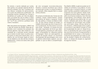 229
No entanto, a escrita realizada por surdos,
deve ganhar uma atenção especial devido à
estrutura utilizada. Com isso, o professor pre-
cisa oferecer condições de aprimoramento,
com auxílio de profissionais qualificados2
, de
produções textuais realizadas por crianças e
estudantes com surdez, por meio de adapta-
ções curriculares3
.No que se refere à Libras,
as habilidades podem e devem contemplá-la,
de 1º ao 9º ano, conforme o professor achar
viável e necessário.
Além das práticas de linguagem, a BNCC traz
a ideia de campos de atuação. Estes são en-
tendidos como contextos de produção dos
diversos gêneros. Essa ideia evidencia a ne-
cessidade de a instituição escolar entender
que os textos circulam tanto na prática esco-
lar quanto na vida social. Diante disso, com o
objetivo de uma formação ligada ao exercí-
cio da cidadania e da vida real das crianças e
adolescentes, a leitura de textos deve partir
de uma concepção enunciativo-discursiva.
Portanto, é preciso reconhecer que a leitura
de textos que circulam no campo jornalístico,
por exemplo, difere daquela feita no campo
artístico-literário.
Os campos considerados são: Campo da vida
cotidiana, Campo artístico-literário, Campo
das práticas de estudo e pesquisa, Campo
da vida pública e Campo jornalístico-midiá-
tico. Os dois últimos campos se fundem no
trabalho direcionado aos anos iniciais do En-
sino Fundamental. No Documento Curricular
para Goiás - Ampliado, os campos de atua-
ção estão organizados de forma que deter-
minados gêneros, propostos em cada campo,
sejam contemplados em diferentes práticas
de linguagem. Assim, em cada segmento, os
campos de atuação indicam um movimento
de progressão das aprendizagens, bem como
os gêneros selecionados sugerem uma pro-
gressão no que se refere à complexificação.
Para Bakthin (2003), os gêneros podem ser di-
vididos em primários e secundários. O autor
considera que o momento histórico, no qual
estão inseridos, possibilita modificações ou o
surgimento de novos gêneros. Desse modo,
os gêneros primários dizem respeito às situa-
ções comunicativas cotidianas, mais informais
e espontâneas, como bilhetes, cartas, dentre
outros. Os gêneros secundários são, em sua
maioria, mediados pela escrita. Eles surgem
em situações de comunicação mais comple-
xas, como teatro, artigo, crônicas, dentre ou-
tros. Portanto, a diferenciação entre os gêne-
ros primários e secundários consiste no nível
de complexidade de cada um. Dessa forma,
tanto os estudantes dos anos iniciais quanto
dos anos finais do Ensino Fundamental têm a
possibilidade de ter acesso a informações e
a assuntos que perpassam por todos os cam-
pos de atuação e objetos do conhecimento.
Assim, os campos de atuação se organizam
da seguinte maneira:
2 - Lei Federal 12.319, de 1º de setembro de 2010. Art. 1o Esta Lei regulamenta o exercício da profissão de Tradutor e Intérprete da Língua Brasileira de Sinais - Libras.
3 - DECRETO Nº 6.949, DE 25 DE AGOSTO DE 2009. Artigo 24, Educação 1. Os Estados Partes reconhecem o direito das pessoas com deficiência à educação. Para efetivar esse direito sem discrimina-
ção e com base na igualdade de oportunidades, os Estados Partes assegurarão sistema educacional inclusivo em todos os níveis, bem como o aprendizado ao longo de toda a vida,[...]. a) As pessoas
com deficiência não sejam excluídas do sistema educacional geral sob alegação de deficiência e que as crianças com deficiência não sejam excluídas do ensino primário gratuito e compulsório ou
do ensino secundário, sob alegação de deficiência; b) As pessoas com deficiência possam ter acesso ao ensino primário inclusivo, de qualidade e gratuito, e ao ensino secundário, em igualdade de
condições com as demais pessoas na comunidade em que vivem; c) Adaptações razoáveis de acordo com as necessidades individuais sejam providenciadas; d) As pessoas com deficiência recebam o
apoio necessário, no âmbito do sistema educacional geral, com vistas a facilitar sua efetiva educação; e) Medidas de apoio individualizadas e efetivas sejam adotadas em ambientes que maximizem o
desenvolvimento acadêmico e social, de acordo com a meta de inclusão plena. (BRASIL,2009).
 