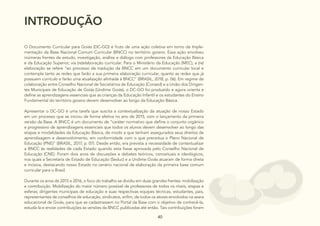 40
40
40 40
40
INTRODUÇÃO
O Documento Curricular para Goiás (DC-GO) é fruto de uma ação coletiva em torno da Imple-
mentação da Base Nacional Comum Curricular (BNCC) no território goiano. Essa ação envolveu
inúmeras frentes de estudo, investigação, análise e diálogo com professores da Educação Básica
e da Educação Superior, via (re)elaboração curricular. Para o Ministério da Educação (MEC), a (re)
eleboração se refere “ao processo de tradução da BNCC em um documento curricular local e
contempla tanto as redes que farão a sua primeira elaboração curricular, quanto as redes que já
possuem currículo e farão uma atualização alinhada à BNCC” (BRASIL, 2018, p. 06). Em regime de
colaboração entre Conselho Nacional de Secretários de Educação (Consed) e a União dos Dirigen-
tes Municipais de Educação de Goiás (Undime Goiás), o DC-GO foi produzido e agora orienta e
define as aprendizagens essenciais que as crianças da Educação Infantil e os estudantes do Ensino
Fundamental do território goiano devem desenvolver ao longo da Educação Básica.
Apresentar o DC-GO é uma tarefa que suscita a contextualização da atuação de nosso Estado
em um processo que se iniciou de forma efetiva no ano de 2015, com o lançamento da primeira
versão da Base. A BNCC é um documento de “caráter normativo que define o conjunto orgânico
e progressivo de aprendizagens essenciais que todos os alunos devem desenvolver ao longo das
etapas e modalidades da Educação Básica, de modo a que tenham assegurados seus direitos de
aprendizagem e desenvolvimento, em conformidade com o que preceitua o Plano Nacional de
Educação (PNE)” (BRASIL, 2017, p. 07). Desde então, era prevista a necessidade de contextualizar
a BNCC às realidades de cada Estado quando esta fosse aprovada pelo Conselho Nacional de
Educação (CNE). Foram dois anos de discussões e debates teóricos, conceituais e ideológicos,
nos quais a Secretaria de Estado de Educação (Seduc) e a Undime Goiás atuaram de forma direta
e incisiva, destacando nosso Estado no cenário nacional de elaboração da primeira base comum
curricular para o Brasil.
Durante os anos de 2015 e 2016, o foco do trabalho se dividiu em duas grandes frentes: mobilização
e contribuição. Mobilização do maior número possível de professores de todos os níveis, etapas e
esferas; dirigentes municipais de educação e suas respectivas equipes técnicas, estudantes, pais,
representantes de conselhos de educação, sindicatos, enfim, de todos os atores envolvidos na seara
educacional de Goiás, para que se cadastrassem no Portal da Base com o objetivo de conhecê-la,
estudá-la e enviar contribuições às versões da BNCC publicadas até então. Tais contribuições foram
 