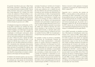 41
de grande importância para que a Base fosse
estruturada, pensada e elaborada de acordo
com os apontamentos enviados ao MEC. Diante
desse momento ímpar para a educação brasi-
leira, Goiás desponta. Foi o Estado com maior
número de cadastros no Portal da Base e o se-
gundo que mais enviou contribuições, que tota-
lizaram 12 milhões em todo país. Estes números
são reflexo do intenso trabalho de mobilização
realizado pela Coordenação Estadual (Seduc e
Undime Goiás) em parceria com o MEC.
A finalização da etapa de contribuições, via Por-
tal da Base, aconteceu em meados de março
de 2016, quando o trabalho de análise de todo
material recebido e de elaboração da segunda
versão da BNCC teve início. Os trabalhos de
mobilização e contribuição continuaram, desta
vez focados nessa versão que foi objeto de es-
tudo em seminários estaduais, que aconteceram
em todo o Brasil, de junho a agosto de 2016.
Em Goiás o evento aconteceu nos dias 1 e 2 de
agosto do referido ano e contou com a partici-
pação de cerca de 600 profissionais da educa-
ção e estudantes das instituições educacionais
e redes de diversos municípios goianos. Ao final
deste seminário, foi produzido um relatório que
sistematizou as discussões desses dois dias de
evento, organizadas separadamente por Educa-
ção Infantil e componentes curriculares, contem-
plando as três etapas da Educação Básica.
O relatório do seminário goiano, que se juntou
aos vinte e seis relatórios dos demais Estados,
foi analisado por uma equipe da Universidade
de Brasília (UnB) e MEC, com o apoio de uma
comissão formada por membros do Consed e
da Undime. Essa comissão criada, especifica-
mente, para colaborar com o trabalho de aná-
lise dos relatórios dos seminários estaduais, foi
formada por seis membros de diferentes Esta-
dos, sendo Goiás um deles. A representativida-
de goiana neste grupo permitiu ao Estado de
Goiás colaborar e acompanhar o trabalho que
culminou na entrega, em mãos, ao Ministro da
Educação, de um relatório com apontamentos
adotados como primordiais e essenciais para a
terceira versão da Base Nacional Comum Curri-
cular. O referido relatório, pautado no processo
de análise dos relatórios advindos dos semi-
nários estaduais e das reuniões da comissão
citada anteriormente, e assinado pelas presi-
dências Consed e Undime, configurou-se como
um pedido formal ao MEC de consideração e
compromisso dos pontos destacados por este.
Em paralelo a todos os eventos e atividades,
os membros da Coordenação Estadual da
BNCC em Goiás representaram a educação
goiana no cenário nacional ao integrarem co-
missões no Ministério da Educação com finali-
dades diversas, sempre com foco em colaborar
com a elaboração de uma base nacional cada
vez mais próxima da realidade e necessidades
da comunidade educacional brasileira. Uma
das comissões, já citada anteriormente, foi in-
cumbida de interpretar e sistematizar as con-
tribuições advindas dos seminários estaduais.
Outras comissões, das quais Goiás também fez
parte por meio de representantes da seccional
da Undime, foram as de elaboração do Guia de
Implementação da BNCC. O Guia serve de re-
ferência nacional a todos gestores municipais
e estaduais no processo de implementação da
BNCC, desde 2017.
Seguindo com o caminhar das versões da
BNCC, a terceira delas é então publicada, en-
caminhada ao CNE e submetida a cinco audi-
ências públicas (uma em cada região do Brasil).
Ao final deste período de consultas, nosso país
passa a ter pela primeira vez, uma Base Nacio-
nal Comum Curricular que, de acordo com a
Resolução CNE/CP Nº 02, de 22 de dezembro
de 2017, trata-se de um documento normativo
a ser respeitado obrigatoriamente ao longo das
etapas e modalidades da Educação Básica.
Com a BNCC aprovada, os trabalhos nos Esta-
dos e Municípios se intensificaram ainda mais,
sempre com o apoio do MEC. Nesta etapa o
processo passa a ter foco na implementação e
em todos os passos que devem ser seguidos
para que se efetive no contexto das instituições
educacionais. Logo no início do ano de 2018
são criadas comissões estaduais, formadas por
representantes do Consed e da Undime, que
por sua vez têm a responsabilidade de constituir
a Equipe de Currículo, detalhada no capítulo “A
Construção do DC-GO – caminhos trilhados”.
A referida equipe teve como objetivo principal,
durante todo o ano de 2018, como Ciclo I, do
Programa de Apoio à Implementação da Base
Nacional Comum Curricular (ProBNCC) gesta-
do pelo MEC, estudar a BNCC e, a partir dela,
elaborar o Documento Curricular para Goiás,
em diálogo com profissionais de todos os níveis
da educação de nosso Estado.
 