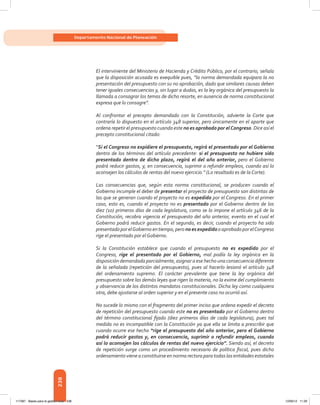 238
Departamento Nacional de Planeación
El interviniente del Ministerio de Hacienda y Crédito Público, por el contrario, señala
que la disposición acusada es exequible pues, “la norma demandada equipara la no
presentación del presupuesto con su no aprobación, dado que similares causas deben
tener iguales consecuencias y, sin lugar a dudas, es la ley orgánica del presupuesto la
llamada a consagrar los temas de dicho resorte, en ausencia de norma constitucional
expresa que lo consagre”.
Al confrontar el precepto demandado con la Constitución, advierte la Corte que
contraría lo dispuesto en el artículo 348 superior, pero únicamente en el aparte que
ordena repetir el presupuesto cuando este no es aprobado por elCongreso. Dice así el
precepto constitucional citado:
“Si el Congreso no expidiere el presupuesto, regirá el presentado por el Gobierno
dentro de los términos del artículo precedente: si el presupuesto no hubiere sido
presentado dentro de dicho plazo, regirá el del año anterior, pero el Gobierno
podrá reducir gastos, y, en consecuencia, suprimir o refundir empleos, cuando así lo
aconsejen los cálculos de rentas del nuevo ejercicio.” (Lo resaltado es de la Corte).
Las consecuencias que, según esta norma constitucional, se producen cuando el
Gobierno incumple el deber de presentar el proyecto de presupuesto son distintas de
las que se generan cuando el proyecto no es expedido por el Congreso. En el primer
caso, esto es, cuando el proyecto no es presentado por el Gobierno dentro de los
diez (10) primeros días de cada legislatura, como se lo impone el artículo 346 de la
Constitución, recobra vigencia el presupuesto del año anterior, evento en el cual el
Gobierno podrá reducir gastos. En el segundo, es decir, cuando el proyecto ha sido
presentadoporelGobiernoentiempo,pero no es expedidooaprobadoporelCongreso
rige el presentado por el Gobierno.
Si la Constitución establece que cuando el presupuesto no es expedido por el
Congreso, rige el presentado por el Gobierno, mal podía la ley orgánica en la
disposición demandada parcialmente, asignar a ese hecho una consecuencia diferente
de la señalada (repetición del presupuesto), pues al hacerlo lesionó el artículo 348
del ordenamiento supremo. El carácter prevalente que tiene la ley orgánica del
presupuesto sobre las demás leyes que rigen la materia, no la exime del cumplimiento
y observancia de los distintos mandatos constitucionales. Dicha ley como cualquiera
otra, debe ajustarse al orden superior y en el presente caso no ocurrió así.
No sucede lo mismo con el fragmento del primer inciso que ordena expedir el decreto
de repetición del presupuesto cuando este no es presentado por el Gobierno dentro
del término constitucional fijado (diez primeros días de cada legislatura), pues tal
medida no es incompatible con la Constitución ya que ella se limita a prescribir que
cuando ocurre ese hecho “rige el presupuesto del año anterior, pero el Gobierno
podrá reducir gastos y, en consecuencia, suprimir o refundir empleos, cuando
así lo aconsejen los cálculos de rentas del nuevo ejercicio”. Siendo así, el decreto
de repetición surge como un procedimiento necesario de política fiscal, pues dicho
ordenamiento viene a constituirse en norma rectora para todas las entidades estatales
117387 - Bases para la gestion todo 238 12/06/12 11:29
 
