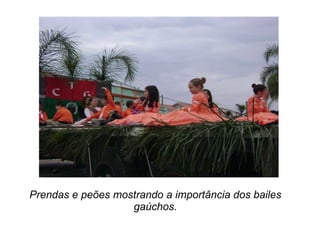 Prendas e peões mostrando a importância dos bailes gaúchos. 