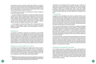96 97
de comunicarse, lo que los conducirá al enriquecimiento del léxico y la sintaxis. La
estructura de las frases se tornará cada vez más compleja cuando el propio objeto de
comunicación se vuelva más preciso. Si bien resulta necesario que la estructura de las
frases se haga explícita en una primera etapa, los intercambios permitirán concebir
una estructuración del mundo cada vez más racional10
.
En los diálogos entre niños y adultos, en grupos pequeños o grandes, el lenguaje es
activado en sus distintas funciones:
–	 Durante las actividades, permite hablar con precisión de los objetos o hechos que
se encuentran en el núcleo de las observaciones o investigaciones. Se trata de nombrar,
describir, comparar, calificar, cuantificar, clasificar y ordenar lo que se encuentra aquí
y ahora. Igualmente, permite intercambiar puntos de vista y reflexiones, y comenzar
a razonar en forma colectiva. El lenguaje sirve entonces para consultar, preguntar,
comentar, relacionar (causalidad, tiempo y espacio), ofrecer y defender un punto de
vista, así como comunicar y justificar un desacuerdo con un compañero.
–	 Ya sea al principio o al final de cada sesión, cuando se intenta recordar lo que
se hizo, se observó y aprendió, de hacer un balance o de considerar las sesiones
siguientes, el lenguaje permite anticipar, prever, descontextualizar y formular de
manera más general.
El lenguaje oral
Las actividades de investigación y exploración que corresponden al campo científico
presentan una riqueza y una complejidad que estimulan las interacciones de todo
tipo, promoviendo la acción y la reflexión para cada caso. Asimismo, las actividades
permiten un enriquecimiento continuo del léxico. Con esta finalidad, el docente incluirá
palabras que permitan una descripción precisa de la realidad. Desde la sección para
los más pequeños (3 años), donde las diferencias entre los niños son importantes y los
recursos lingüísticos son aún limitados, hasta la sección para los más grandes (5 años),
donde el lenguaje se ha enriquecido bastante, el equilibrio entre las situaciones se
desplazará progresivamente hacia tiempos más prolongados de intercambio colectivo.
El diálogo con el adulto y hablar con uno mismo
En momentos en que se dan diálogos breves y variados entre el docente y un alumno,
el niño podrá apoyarse en las palabras del adulto, afirmar sus pensamientos y
consolidar las formas lingüísticas que va adquiriendo. Estos momentos se integrarán a
los espacios de intercambio (ir a ver algo, lo cual ya es una experiencia; comentar algo
que se recuerda de una actividad anterior; ir describiendo la investigación en curso,
etc.) o se propondrán cuando el niño deja de lado la actividad colectiva.
Generalmente, los más pequeños tendrán la necesidad de volver a repetir para sí
mismos (en el marco de un aislamiento momentáneo) un movimiento, una acción que
experimentaron anteriormente. Este tiempo de apropiación, que conviene facilitarles,
es también un tiempo para el monólogo (hacer y volver a hacer; decir y repetir).
Posteriormente este monólogo, más o menos interiorizado, permitirá (especialmente en
un contexto de grupo grande) lograr una mejor comprensión y una participación más
activa.
Los intercambios
La organización de los intercambios, que se basan en soportes concretos y que se
diversifican en función de los objetivos, hace que los niños formulen sus propias ideas
y, en consecuencia, precisen sus observaciones o su pensamiento con el fin de hacerse
entender; tomar consciencia de los distintos puntos de vista; y tener cada vez más en
cuenta los consejos o reflexiones de los demás. El docente de educación inicial (sección
para niños de 5 años) comenzará a hacerlos razonar sobre las diferencias de los puntos
de vista y las formulaciones, y ayudará a que comprendan que determinadas formas
son mejores que otras porque son más exactas y precisas.
Si bien no es el lugar más efectivo para la construcción de competencias lingüísticas
a nivel individual, la reunión de todos los alumnos constituye un momento importante
de activación y definición de la actividad, pero también para elaborar y desarrollar las
formulaciones colectivas. Las adquisiciones en el área del lenguaje se construyen, en
parte, durante estos momentos en común, y en parte estando en pequeños grupos.
Estos últimos sirven también para que los alumnos que no participan mucho en los
intercambios colectivos puedan comprender y poner en práctica con mayor facilidad los
conocimientos adquiridos.
En todo tipo de intercambio, la reformulación por parte del adulto (y/o por parte de otros
alumnos) conduce a una mayor precisión o corrección de los enunciados, y favorece una
formulación cada vez más organizada de los conocimientos. La palabra del docente
debe ser lo suficientemente precisa y equilibrada como para crear referencias que los
niños puedan comprender. No debe imponer a los niños formas lingüísticas demasiado
formales, que no les permitan reconocer la naturaleza de sus propias acciones sobre la
realidad o su relación personal con el objeto.
El lenguaje oral y la producción de memorias
Con la finalidad de promover la participación oral y apoyar el enriquecimiento del
discurso y el pensamiento, se puede recurrir a distintos tipos de soporte: álbumes, fotos,
dibujos, imágenes, impresos, maquetas, grabaciones de audio o video y diversos textos
escritos. Apoyándose en soportes concretos, la enseñanza puede ser más certera, más
precisa y más estructurada. De esta forma, el hecho de guardar los recuerdos contribuye
a capitalizar los aprendizajes. Todos los “recuerdos”, que se pueden recopilar o realizar
en clase permiten, a su vez, dar sentido a los textos escritos en todas sus formas y
elaborar nuevos conocimientos.
10	 Se trata de una faceta de la enseñanza en educación inicial que es importante, pero no exclusiva. Los
programas del 25 de enero de 2002 precisan la diversidad de actividades que se deben practicar
con regularidad en todas las áreas importantes para que los niños logren un desarrollo armonioso,
haciendo énfasis en la progresividad que el proyecto de la escuela debe organizar.
.
 