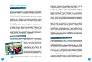 216 217
La experiencia de danza debe partir del juego y de la exploración. En ningún caso debe
ser una práctica tediosa de repetición de pasos de una determinada danza hasta que el
niño los domine. La experiencia de danza debe ser una experiencia de descubrimiento,
de imaginación y de juego con el cuerpo en el espacio, con el acompañamiento de la
música en determinados momentos.
Los niños no necesitan que se les “enseñen” movimientos. Ellos necesitan oportunidades
para descubrir sus propias posibilidades de movimiento, con el acompañamiento de un
docente atento. Eso no significa que no esté bien aprender algunos pasos. Ello puede
suceder para aprender una determinada danza, pero siempre y cuando la experiencia
de exploración previa haya sido muy rica y larga, y se llegue a “los pasos” de una
manera natural.
Así, también la danza como creación coreográfica puede surgir del juego, de la
unión secuenciada de movimientos que cada niño o niña realice, de las decisiones
que se tomen en conjunto, siempre y cuando la experiencia de exploración haya
sido suficientemente intensa. Para que un niño cree en danza, es necesario también
contar con estrategias que lo propicien, como, por ejemplo, emplear “imágenes” que lo
motiven a explorar y a elaborar propuestas de movimiento. También se pueden utilizar
nociones de contraste como“pesado/ligero”, “grande/pequeño” y “rápido/lento”, así
como invitaciones del tipo “hay que movernos como si fuéramos…”.
3.5.3 	Criterios metodológicos
Exploración de movimientos y creación
La foto nos muestra una experiencia vivida en la escuelita Chaupin, en Carhuaz, utilizando
un elemento presente en bailes de su cultura, el palo o chukchu3
. ¿Qué hizo la maestra?
Investigó sobre las danzas en esa región y encontró que el palo tenía una presencia
Pertinente para la realidad cultural
Así como en esta experiencia, en todos los casos será importante preguntarnos:
¿qué música se escucha y cómo se danza en el contexto de los niños? ¿En qué
circunstancias se danza? ¿Qué elemento podría ser importante en la comunidad? Será
importante conocer al grupo, su cultura, su cosmovisión, sus ceremonias. Asimismo,
será fundamental que los niños bailen principalmente con la música con que se suele
danzar en su comunidad o barrio, pero, como ya se ha mencionado, la idea no es que
solamente “aprendan” danzas o repitan las coreografías. Es importante que observen y
comenten, que con la música elegida, disfruten y creen de acuerdo con sus posibilidades
de movimiento.
Además, será necesario considerar la apertura gradual a la música y la danza de otros
lugares, para que los niños se acostumbren a reconocer la diferencia y tener apertura
a otros ritmos, a otros movimientos. En la ciudad, por ejemplo, es usual que los niños
y niñas aprendan, tras repetición voluntaria, los bailes que ven en la televisión, bailes
con coreografías de adultos. Si bien esto no es lo que en aula corresponde promover,
debemos aprovechar sus destrezas para ampliar la vivencia de la danza con una
calidad de sentido y movimiento más enriquecedora. En otras ocasiones y de acuerdo
con la experiencia y la maduración, se pueden proponer juegos danzados a partir de
una leyenda, un mito, un cuento tradicional, un juego popular, una canción que logre
despertar el movimiento interior, la memoria personal del niño e impulsar de este modo
que llegue a una creación colectiva.
3	
Esta parte del texto se ha basado en la experiencia de Marisel La Rosa con niños de la escuelita Chaupin, en Carhuaz,
Áncash.
importante. Propuso a los niños juntar palos y jugar
con ellos. En otra sesión los pintaron cada uno
a su gusto. Una vez decorados, los observaron
y comentaron. En otra sesión les propuso jugar
con ellos y para eso pidió sus ideas. Los niños
idearon juegos usando los palos. En una siguiente
oportunidad, les pidió explorar movimientos con los
palos, primero formando figuras sobre la superficie,
haciéndolos sonar y, luego, formando figuras en el
espacio y pasándose los palos entre ellos. Los niños
pudieron sugerir: los ponemos arriba y abajo, los pasamos hacia atrás, saltamos sobre
el palo, etcétera. Esta experiencia tomó varias sesiones. Los niños llegaron a crear una
secuencia de movimientos que acompañaron de sonidos vocales a modo de ritual.
Al planificar sesiones específicas de danza y al acompañar la experiencia dancística de
los niños, la docente debe tener en cuenta no solo la pertinencia cultural o la integración
de los aprendizajes sino también, al mismo tiempo, la pertinencia de la propuesta según
los logros previos de su grupo y de cada niño. Esto quiere decir que se debe asegurar
que las actividades sean acordes al nivel de desarrollo psicomotor de los niños, así como
a sus experiencias con el lenguaje de la danza. En el caso del proyecto de la trilla era el
mes de agosto. La docente llevó esa propuesta basada en los movimientos que había
observado en la trilla. En el medio año previo ya había propiciado varias experiencias
de baile espontáneo con diversos ritmos, había propiciado varios juegos de movimiento
en que los niños trabajaban la confianza, el reconocimiento de su espacio personal y
colectivo, y habían logrado desplazarse llevando el pulso de la música.
Por ejemplo, uno de los juegos de movimiento que la docente propició en los primeros
meses del año con la intención de que los niños exploraran y ganaran conciencia de sus
Pertinente para el nivel de desarrollo de los niños
 