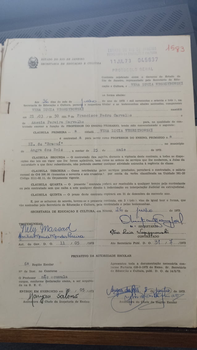 Documentos de nascimento e professora Vera Lúcia Carvalho