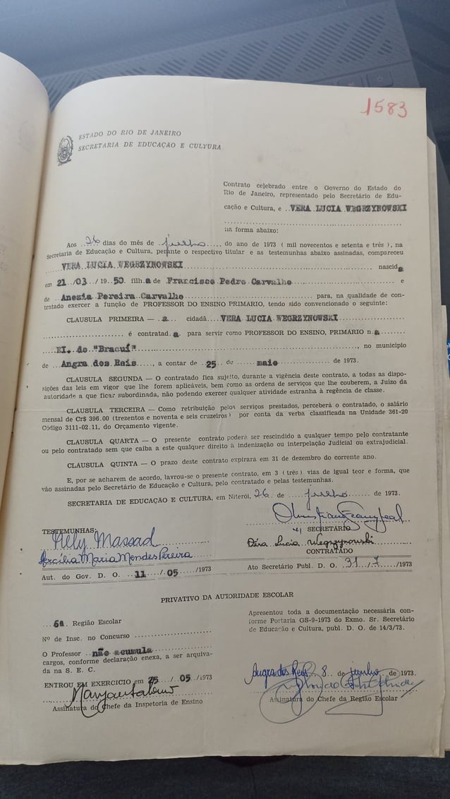 Documentos de nascimento e professora Vera Lúcia Carvalho