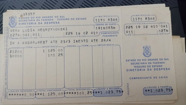 Documentos de nascimento e professora Vera Lúcia Carvalho