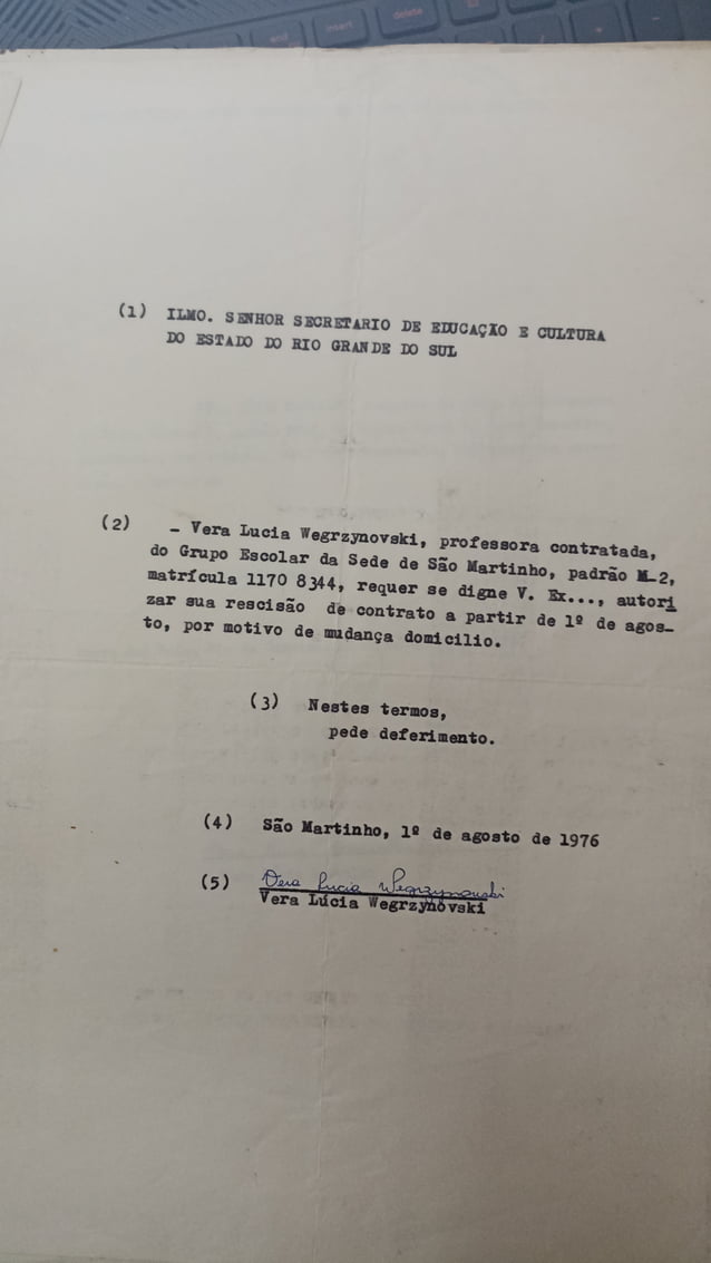 Documentos de nascimento e professora Vera Lúcia Carvalho
