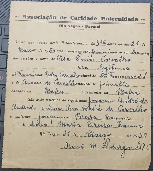 Documentos de nascimento e professora Vera Lúcia Carvalho