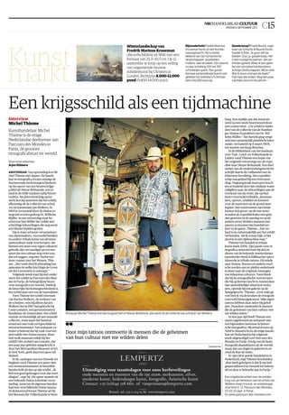 C14 Cultuur
THEATER
Stipendium voor toneelschrijvers
Het Prins Bernhard Cultuurfonds gaat jaarlijks een stipendium
uitreiken aan toneelschrijvers voor het schrijven van een nieuw
stuk. Dat maakte juryvoorzitter Arthur Japin gisteren bekend bij
de opening van het Nederlands Theaterfestival. Het Theater-
TekstTalent-stipendium bestaat uit een bedrag van 12.500 euro,
plus een bijdrage van 22.500 euro om het nieuwe stuk te realise-
ren. Een jury met onder meer Maria Goos zal kandidaten selec-
teren op basis van synopsis, één scène en een eerdere tekst.
THEATER
Bussemaker richt denktank op
Minister van Cultuur Jet Bussemaker zal met de Koninklijke Aka-
demie van Wetenschap een denktank oprichten van kunste-
naars en wetenschappers, om het contact tussen kunst en sa-
menleving te versterken. Dat zei Bussemaker in ‘De Staat van het
Theater’, de jaarlijkse State of the Union van de theatersector, bij
de opening van het Theaterfestival. De politiek moet luisteren
naar kunstenaars, zei Bussemaker, maar die moeten ook beter
hun eigen waarde bepleiten, in de vorm van ‘ambassadeurs’.
‘Ik ben een visuele activist’
Interview Zanele Muholi De Zuid-Afrikaanse fotografe registreert het leven van lesbische vrouwen.
Vrouwenportretten, vaak in zwart-wit, van Zanele Muholi, te zien in Prins Claus Fonds Galerie in Amsterdam.
Delpeut wordt nieuwe artistiek leider DUS
Door onze redacteur
Herien Wensink
AMSTERDAM. Regisseur Thibaud Del-
peut wordt de nieuwe artistiek leider
van De Utrechtse Spelen (DUS). Jac-
ques van Veen (voorheen Ro Theater,
Holland Festival) treedt aan als alge-
meen directeur. Dat heeft de organisa-
tie gisteren bekendgemaakt. DUS is
een van de acht rijksgesubsidieerde
gezelschappen met 1,5 miljoen euro
subsidie per jaar. Vorig jaar ging het
gezelschap bijna failliet nadat het te
grootschalige producties had ge-
maakt. Gemeente en provincie
Utrecht moesten financieel bijsprin-
gen. Artistiek leider Jos Thie, zakelijk
leider Jelle Snijder en de raad van toe-
zicht stapten op. Sindsdien is een reor-
ganisatie afgerond, waarbij het gezel-
schap is teruggebracht tot een romp-
organisatie. Met de ervaren bestuur-
der Van Veen en de jonge, maar veel-
geprezen Delpeut kan begonnen wor-
den aan de ontwikkeling van een
nieuw, financieel solide en artistiek in-
teressant profiel. Delpeuts eerste gro-
te zaalregie wordt in seizoen ’14-’15
verwacht. In seizoen ’13-’14 maakt hij
nog Caligula (Toneelschuur Produc-
ties) en Ajax bij Schauspiel Frankfurt.
Delpeut (1978) rondde in 2006 de
regieopleiding in Amsterdam af. Daar-
na kon hij direct aan de slag bij het Na-
tionale Toneel en Toneelgroep Am-
sterdam. Daar ontwikkelde Delpeut
een herkenbare, consequente stijl met
strak gecomponeerde voorstellingen
en een frisse kijk op toneelklassiekers.
In zijn regies laveert hij tussen experi-
menteel en conventioneel.
Binnen opleidingstraject TA-2
maakte Delpeut de voorstellingen Bri-
tannicus (2007), Antigone-Kreon-Oidi-
pous (2009) en Al mijn Zonen (2010).
Met het bejubelde Al mijn Zonen
plaatste Delpeut zich in de traditie-
Van Hove: een kaal, esthetisch toneel-
beeld, een indrukwekkende sound-
track, heldere tekstbehandeling en
stemmig spel. Die stijlkenmerken lij-
ken ook geschikt voor de grote zaal
van de Utrechtse stadsschouwburg.
Delpeuts eerste grotezaalvoorstel-
ling bij TA (Ibsens Nora) werd afgelo-
pen seizoen wisselend ontvangen.
Maar hoofdrolspeelster Halina Reijn
werd voor haar prestatie wel genomi-
neerd voor toneelprijs de Theo d’Or.
LUDION
Het nieuwe cultuur-
seizoen is begonnen.
Lees nu
Rudi
Fuchs
Kijken 2
Een leesboek
over kunst
Advertentie
Door onze cultuurredactie
AMSTERDAM. De 84-jarige Egyptische
volksdichter Ahmed Fouad Negm
heeft de Grote Prins Claus Prijs gewon-
nen voor zijn in Egyptische spreektaal
geschreven poëzie. De prijs bestaat uit
100.000 euro. 11 december van dit
jaar zal prins Constantijn de prijs uit-
reiken in het Koninklijk Paleis in Am-
sterdam.
Het fonds dat met de prijs vrijheid
van culturele expressie wil stimule-
ren, roemt Negms „uitgesproken, kri-
tische en originele poëzie” die volgens
het fonds „een weerslag is van zijn on-
afhankelijkheid, integriteit, moed en
voortdurende inzet in de strijd voor
vrijheid en sociale rechtvaardigheid”.
Daarbij komt dat zijn gedichten dage-
lijks in de straten en op tv en radio in
Egypte ten gehore worden gebracht.
„Vele jonge Egyptenaren kennen zijn
gedichten uit hun hoofd, declameren
ze op straat, citeren ze in graffiti en ge-
ven er in moderne muziek een nieuwe
interpretatie aan.”
Als jonge man ontmoette hij de
zanger en componist Sheikh Imam in
de arme Kosh Adam buurt. Ze vorm-
den een zangduo en hun muziek ver-
gaarde grote nationale roem. Negm
belandde in zijn leven verscheidene
keren in de gevangenis, vanwege zijn
kritiek op de elkaar opvolgende auto-
ritaire regimes van Nasser, Sadat en
Mubarak. Zes jaar geleden werd
Negm door de Verenigde Naties uitge-
roepen tot een ‘ambassadeur van de
armen’.
Het zeventien jaar oude Prins Claus
Fonds heeft tot doel de uitwisseling
tussen cultuur en ontwikkeling te be-
vorderen. De elf jaarlijkse prijswin-
naars worden geëerd omdat ze „door
hun culturele en artistieke uitingen
een positieve impact hebben op de
ontwikkeling van hun land”. Sinds de
dood van prins Friso is zijn broer Con-
stantijn erevoorzitter.
Grote Prins
Claus Prijs:
Egyptische
dichter
Door onze redacteur
Wim Brummelman
AMSTERDAM. Er is niets vrijblijvends
aan het werk van de Zuid-Afrikaanse
fotografe Zanele Muholi. Prachtige
portretten maakt ze, meestal van
vrouwen, meestal van lesbische vrou-
wen. Ze is zelf lesbisch. Indringende
kunstwerken zijn het, maar Muholi
maakt geen foto’s om de mooiigheid.
‘Een visuele activist’, zo betitelt ze
zichzelf.
Muholi, 41 jaar geleden geboren in
de township Umlazi bij Durban,
werkte na haar schooltijd een jaar in
een textielfabriek. Rond haar negen-
tiende ging ze op zoek naar een beter
bestaan, ze vertrok naar Johannes-
burg. Tien jaar lang werkte ze als
kapster, daarna werd fotograferen en
documentaires maken haar leven. En
ze helpt vrouwen zich te organise-
ren.
In zeker opzicht is Zuid-Afrika het
ideale land voor homo’s en lesbien-
nes. In geen enkel ander land ter we-
reld zijn hun rechten grondwettelijk
vastgelegd én bestaat er aparte wetge-
ving voor gelijke behandeling. Maar
met wetten alleen verander je de hou-
ding van mensen niet, weet Muholi.
Daarvoor is educatie nodig, de men-
sen laten zien, laten begrijpen.
Daarom maakt ze haar portretten.
En maakt ze gefilmde documentaires
over vrouwen die het slachtoffer zijn
geworden van ‘correctieve’ verkrach-
ting en over begrafenissen van vrou-
wen die het slachtoffer zijn geworden
van dodelijk geweld.
Koel registreert ze de feiten: ‘April:
Patricia ‘Pat’ Mashigo (36), murdered
in Daveyton Ekurhuleni, her naked
body found near a local primary
school’. Maar ze blijft altijd genuan-
ceerd. Het beeld van de zwarte Zuid-
Afrikaanse man als machogewelde-
naar wil ze niet bevestigen. „Dan zou
ik alle zwarte broeders die mij steu-
nen tekortdoen. Ik moet bedacht-
zaam zijn, niet generaliseren. Ik kijk
alleen naar de feiten.”
Veel vrouwenportretten zijn in
zwart-wit. „Het hangt af van mijn
stemming”, zegt ze. Het is ook een be-
wuste keuze. Zwart-witfoto’s roepen
de herinnering op van vroeger. „Ik
creëer de sfeer van: wij zijn hier eer-
der geweest. Misschien hadden we
toen nog geen naam, maar we zijn
hier altijd geweest.”
Op haar schouder draagt ze een tat-
too. Van een baarmoeder. De moeder-
schoot. Een eerbewijs aan de vrouw
die het leven ter wereld brengt, een
herinnering aan het feit dat we alle-
maal als mensen zijn geboren.
Expositie foto’s Muholi t/m 22 nov in de
Prins Claus Fonds Galerie, Herengracht
603, Amsterdam.
PRINS CLAUS PRIJS 2013
De tien winnaars
Deze kunstenaars krijgen de Prins
Claus Prijs, groot 25.000 euro:
1. Zanele Muholi, fotografe,
Zuid-Afrika (1972).
(Zie ook interview hieronder.)
2. Naiza Khan, beeldend
kunstenares, Pakistan (1968).
3. Carla Fernández, mode-
ontwerpster en cultureel erfgoed
(weefsels), Mexico (1973).
4. Alejandro Zambra, schrijver,
dichter, criticus, Chili (1975).
5. Lu Guang, fotojournalist, China
(1961).
6. Oscar Muñoz, beeldend
kunstenaar, Colombia (1951).
7. Christopher Cozier, beeldend
kunst, Trinidad  Tobago (1959).
8. Idrissou Mora-Kpaï, filmer,
Benin (1967).
9. Theatre Garasi/Garasi
Performance Institute, perfor-
mance kunst/ theaterlab in
Yogjakarta (1993), Indonesië.
10. Orquesta de Instrumentos
Reciclados Cateura, jeugdorkest
van dorp op vuilnisbelt Cateur, met
muziekinstrumenten gemaakt van
afval, opgericht 2006, Paraguay.
VRIJDAG 6 SEPTEMBER 2013 C15NRCHANDELSBLAD CULTUUR
Een krijgsschild als een tijdmachine
Interview
Michel Thieme
Kunsthandelaar Michel
Thieme is de enige
Nederlandse deelnemer aan
Parcours des Mondes in
Parijs, de grootste
etnograficabeurs ter wereld.
Door onze redacteur
Arjen Ribbens
AMSTERDAM. Van opwinding kon Mi-
chel Thieme niet slapen. De hande-
laar in etnografica kwam onlangs de
fascinerende herkomstgeschiedenis
op het spoor van een houten krijgs-
schild uit Nieuw-Brittannië, een ei-
land in de Stille Zuidzee nabij Nieuw-
Guinea. Na detectiveachtig speur-
werk kon hij aantonen dat het schild,
afkomstig uit de collectie van schrij-
ver en kunstenaar Jan Wolkers, in
1909 is verzameld door de Duitse et-
nograaf en antropoloog Dr. Wilhelm
Müller. In een reisverslag staat be-
schreven hoe Müller het ruilde met
schichtige inboorlingen die nog nooit
een blanke hadden gezien.
Dat is waar serieuze verzamelaars
van dansmaskers, voorouderbeelden
en andere tribale kunst van dromen:
aantoonbaar oude voorwerpen, die
binnen een stam voor eigen cultureel
gebruik zijn vervaardigd op een mo-
ment dat een cultuur nog viriel was,
dat wil zeggen, nog niet ‘bedorven’
door contact met het Westen. Thie-
me: „Het voelt alsof ik plotseling kan
aantonen in welke kist Hugo de Groot
uit slot Loevestein is ontsnapt.”
Volgende week staat hij met onder
meer het schild op Parcours des Mon-
des in Parijs, de belangrijkste beurs
voor etnografica ter wereld. Dankzij
de kleurrijke herkomstgeschiedenis is
het schild daar een van de topstukken.
Toen Thieme het schild overnam
van Karina Wolkers, de weduwe van
de schrijver, wist hij alleen dat Jan
Wolkers het in 1967 had gekocht bij
Louis Lemaire, een gerenommeerd
handelaar uit Amsterdam. Het schild
stamde vermoedelijk uit een museale
collectie, want naast het handvat
stond een met rode verf geschilderd
inventarisnummer. Van antiquair Le-
maire is bekend dat hij vaak voorwer-
pen ruilde met Duitse musea. Maar
met welk museum ruilde hij het
schild? Het archief van Lemaire, dat
een paar jaar geleden aangekocht is
door het Metropolitan Museum of Art
in New York, geeft daarover geen uit-
sluitsel.
In de catalogus van een Zweeds vei-
linghuis vond Thieme een speer met
een inventarisnummer in hetzelfde
handschrift als dat op zijn schild. „Ik
heb een goed geheugen voor dat soort
dingen”, zegt hij. Die speer stamde uit
een bekende Duitse koloniale verza-
meling, waarvan de eigenaar banden
had met verschillende Duitse musea.
Al deducerend kwam Thieme uit bij
het Museum für Völkerkunde in Ham-
burg. Een mailtje aan dat museum
werd na een week beantwoord door
een conservator: „Uw schild is onder-
deel van de collectie van de Hambur-
ger Südsee-Expedition van Dr. Wil-
helm Müller.” Het bericht ging verge-
zeld met opmerkelijk pünktliche infor-
matie: verzameld op 9 maart 1909,
ten westen van Kaap Beechey.
In de bibliotheek van het Instituut
voor Taal-, Land- en Volkenkunde in
Leiden vond Thieme een kopie van
het originele reisverslag van de expe-
ditie naar Nieuw-Brittannië. Een deel-
nemer aan de onderzoekingstocht be-
schrijft daarin de ruilhandel met de
inheemse bevolking. Het expeditie-
schip was geland bij een riviermon-
ding. Ongewapende matrozen brach-
ten al wadend door het ondiepe water
ruilgiften naar de inboorlingen aan de
overkant van de rivier, die op hun
beurt voorouderschedels, dansmas-
kers, speren, schilden en knotsen
voor de matrozen op de grond neer-
legden. Het wantrouwen aan beide
kanten was groot: op de ene oever
stonden de expeditieleden met gela-
den geweren in de aanslag en op de
andere oever hielden mannen met
speren en knotsen het handelsver-
keer in de gaten. Thieme: „Dat ver-
haal is nu onlosmakelijk aan het schild
verbonden. Als ik ernaar kijk, is het
alsof ik in een tijdmachine stap.”
Thieme (42) handelt in tribale
kunst sinds 2000. Zijn passie voor et-
nografica ontstond toen hij zich in
dienst van de bekende Amsterdamse
tatoeëerder Henk Schiffmacher speci-
aliseerde in tribale tattoos. Hij reisde
naar Samoa, Borneo en andere exoti-
sche oorden om ter plekke onderzoek
te doen naar de originele tatoeages
van inheemse culturen. Toen bleek
dat hij de etnografische voorwerpen
die hij op Borneo kocht in Amsterdam
met aantrekkelijke winst kon verko-
pen, opende hij een galerie op de
Spiegelgracht. Thieme: „Voor mijn ge-
voel ben ik via de keuken de etnografi-
cawereld binnengekomen. Mijn eigen
tattoos hebben daar zeker bij gehol-
pen. Daardoor ontmoette ik mensen
die de geheimen van hun cultuur met
me wilden delen.”
In tien jaar tijd heeft Thieme een
naam opgebouwd als antiquair met
een bijzondere interesse in histori-
sche etnografica. Hij stond al eens op
Tefaf in Maastricht en als enige hande-
laar uit Nederland is hij volgende
week uitgenodigd voor Parcours des
Mondes in Parijs. Zestig van de beste
etnograficahandelaren uit de wereld
staan dan zes dagen in galeries in en
rond de Rue de Seine.
Er zijn meer goede handelaren in
Nederland, zegt Thieme bescheiden.
„Wat heeft geholpen is dat ik me heb
gespecialiseerd in Oceanië en Indone-
sië en daar is behoefte aan in Parijs.”
Een uitgebreid artikel over de ontdek-
king van de herkomst van het schild van
Wolkers staat in kunst- en antiekmaga-
zine Vind nr. 11. Parcours des Mondes,
10 t/m 15 sept. in Parijs.
Inl: www.parcours-des-mondes.com
Antiquair Michel Thieme met een krijgsschild uit Nieuw-Brittannië, dat stamt uit de collectie van schrijver Jan Wolkers.
Kunst
markt
Winterlandschap van
Fredrik Marinus Kruseman
olieverfschilderij uit 1846 met een
formaat van 25,3×30,5 cm. Op 12
september te koop op een veiling
van negentiende-eeuwse
schilderkunst bij Christie’s in
Londen. Richtprijs 8.000-12.000
pond (9.400-14.000 euro).
Bijzonderheid Fredrik Marinus
Kruseman komt uit een kunste-
naarsgeslacht. Hij is vooral
bekend van zijn romantische
landschappen: ijstaferelen,
molens, veel struweel. Zijn oeuvre
is naar schatting 300 tot 350
schilderijen groot. Een groter
formaat wintertafereel bracht vier
geleden bij Sotheby’s in Amster-
dam 516.000 euro op.
Goedekoop?FrankBuunk,eige-
naarvanSimonisBuunkKunst-
handelinEde:„Ikgaerzelfop
bieden.Dus:ja,goedekoop.Het
iseenvroegeKruseman,diezijn
mindergeliefd.Maarikbengeen
fanvanzijnlaterebonbondoos-
achtigelandschappen. Mijtezoet.
Watikmooivindaan ditdoek?
Kijknaardiemolen.Nogeenpaar
nachtjesvorstenhijvaltom.”
Door mijn tattoos ontmoette ik mensen die de geheimen
van hun cultuur met me wilden delen
Uitnodiging voor taxatiedagen voor onze herfstveilingen
oude meesters en meesters van de 19e eeuw, sierkunsten, zilver,
moderne kunst, hedendaagse kunst, fotografie, Aziatische kunst
Contact: +31-(0)649 318 660 of vanpruissen@lempertz.com
Brussel tel. +32-2-514 05 86 www.lempertz.com
Advertentie
FOTOMERLIJNDOOMERNIK
 