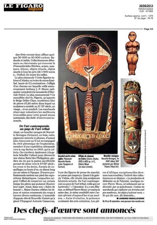 30/08/2013
Hebdomadaire
OJD : 431865
Surface approx. (cm²) : 1375
N° de page : 76-78
Page 3/3
TRIBALART
9849137300505/XCB/MMS/2
Eléments de recherche : PARCOURS DES MONDES ou SALON INTERNATIONAL DES ARTS PREMIERS : du 10 au 15/09/13 à Paris 6ème,
toutes citations
-dès-Prés verront donc affluer quel-
que 2O DOO ou 30 OOO curieux. Ba-
dauds et initiés. Collectionneurs débu-
tants ou chevronnés qui trouvent là
d'innombrables fétiches, armes, mas-
ques, bijoux, objets rituels, objets
usuels à tous les prix (de I 000 euros
à... l'infini). De toutes les tailles.
Le plus minuscule ? Cette figurine es-
kimod'Alaska,enivoiredemorsefossi-
lisé, haute de 9,2 centimètres : l'effigie
d'un chaman sur laquelle veille amou-
reusement Anthony J.-P. Meyer, anti-
quaire corpulent à la moustache d'Her-
cule Poirot. Le plus monumental ? Un
monolithe ekoi du Nigeria, qu'apporté
le Belge Didier Claes, mystérieux bloc
de pierre dl,60 mètre dans lequel un
sculpteur a modelé, au Xe
-XP siècle, un
visage... et un nombril. Les marchands
réservant volontiers les meilleures
trouvailles pour cette grand-messe
automnale, des chefs- d'œuvre sont an-
nonces.
Dc l'art contemporain
an pays ile l'tir! tribal
Ainsi, un bouclier mengen de Nouvel-
le-Bretagne (Océanie), en bois, rotin,
pigments naturels et plumes, d'autant
plus émouvant qu'il est accompagné
du récit pittoresque de l'explorateur,
membre d'une expédition allemande
vers le cap Bechey en 1909, qui le col-
lecta. On s'arrêtera, également, à la ga-
lerie Schoffel-Valluet pour découvrir
une statue Bulul des Philippines, gar-
dien du riz que la patine sacrificielle
permet de situer vers le XVIIP siècle ;
les yeux et les dents, formes de co-
quillages ou bouts d'os, en disent long
sur sa valeur à l'époque. D'autres pro-
fessionnels mettent sur pied des expo-
sitions thématiques. Lesquelles exi-
gent l'effort de conserver un certain
temps les pièces qui puissent illustrer
leur sujet. Ainsi, dans son « Salon de
beauté », Maine Durieu célèbre les bi-
joux et autres ornements du corps à
travers divers continents. L'ensemble
d'appuie-têtedeNouvelle-Guinéequ'a
glané l'Espagnol Antonio Casanovas,
Crochet porte-crâne
agiba, Papouasie
Nouvelle-Guinée
(chez Voyageurs et
Curieux)
Effigie de chaman
en ivoire, Eskimo, Alaska,
1000 a 1400 ap J-C,
Gaiane Meyer
(en hautadroite)
Bouclier mengen,
Nouvelle-Bretagne, fm
XVIII'-debut XIXe
(presente par Michel
Thieme Tribal Art)
l'une des figures de proue du marché,
ne passe pas inaperçu. Quant à la gale-
rie Vallois, elle réunit cinq sculpteurs
béninois actuels. De l'art contempo-
rain au pays de l'art tribal, voilà qui est
inattendu ! « Cependant, ily a une filia-
tion,sedéfendPierreMoos-.jeressensla
même âme, la même sensibilité entre l'ar-
tiste africain d'aujourd'hui et ses ancê-
tres. » Autre evolution, la présence
croissante des arts océaniens. Les piè-
ces d'Afrique exceptionnelles deve-
nues inaccessibles, l'intérêt des collec-
tionneurssedéplace.«Laproductionde
Mélanésie ou de Polynésie, souligne en-
core Pierre Moos, estséduisanteparsa
diversité, par sa polychromie. Comme les
marchands qui explorent ces terrains sont
peu nombreux, les objets s'avèrent rares. »
Et qui dit rare, dit désirable...
• LAURENCE MOUILLEFARINE
Du10auISseptembre,wwwparcours-des-mondescom
Deschefs-d'œuvresontannonces
 