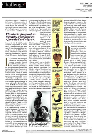 05/11 SEPT 13
Hebdomadaire
OJD : 229211
Surface approx. (cm²) : 968
N° de page : 72-74
Page 2/3
H_CHAL_20130905_0355_N_001
TRIBALART
4010737300508/XCB/OTO/2
Eléments de recherche : PARCOURS DES MONDES ou SALON INTERNATIONAL DES ARTS PREMIERS : du 10 au 15/09/13 à Paris 6ème,
toutes citations
Parcours desmondes. « Tous les col-
lectionneurs et les responsables de
musée y sont présents, explique
Pierre Moos, son directeur. Les
marchands réservent souvent leurs
plus bettes pièces pour les montrer
à ce moment-là. » Du 10 au 15 sep-
Vlaminck, forgeant sa
légende, s'estposé en
«père de Vart nègre».
tembre, du côté de Saint-Germain-
des-Prés, des galeristes du monde
entier - parmi lesquels une quin-
zaine de marchands parisiens - ac-
cueilleront près de 20000 visiteurs
venus admirer des chefs-d'œuvre
des arts traditionnels d'Afrique,
d'Asie, d'Océanie et desAmériques.
L
a suprématie de laplace pari-
sienne ne date pas d'hier
comme le montre l'exposi-
tion Charles Ration, l'inven-
tion des arts « primitifs »,
qui se tient au musée du quai Branly
jusqu'au 22 septembre. Sans doute le
plus grand marchand de sa spéciali-
té au xxe
siècle, Ratton fut dès les
années 1930 le promoteur infati-
gable de ce qu'on appelait encore
« l'art nègre ». L'exposition retrace
l'histoire des manifestations qui fi-
rent connaître au grand public sa
valeur universelle, African Negro
Art au MoMA de New York en 1935,
ou ^Exposition surréaliste d'objets
dans la galerie parisienne de Ratton
en 1936. Onpeutyadmirerquèlques
pièces légendaires, comme l'ef-
frayante statue en métal de guerrier
rapportée suite aupillage de lacapi-
tale du royaume du Dahomey (ac-
tuel Bénin) : pour ne pas choquer le
bourgeois, lors de sapremière expo-
sition à la Galerie Pigalle, en 1930,
Ratton avait fait rabattre son sexe,
initialement en érection !
C'est à ses artistes que Paris doit sa
position dominante. Proche des sur-
réalistes - Breton et Eluard étaient
de grands collectionneurs -, Charles
Ratton n'a fait que populariser un art
découvert un quart de siècle plus tôt.
Selon la légende qu'il a lui-même for-
gée,Vlaminckseraitle«pèredel'art
nègre ». En 1905, dans un café d'Ar-
genteuil, le peintre aurait aperçu,
entre deux bouteilles de Pernod,
troisstatuettesafricainesqu'ilaurait
extorquées au cafetier pour le prix
de quèlques absinthes. Un peu plus
tard, il f era l'acquisition d'un « grand
masque » blanc - un masque fang -
que lui achètera Derain. Picasso
s'extasiera en l'apercevant dans
l'atelier du peintre. Matisse à son
tour découvrira
fébrilement les
« statuettes
nègres » de Pi-
casso dans son
atelier de la rue
Schœlcher, provoquant l'ébahisse-
ment de sa bonne : « Venez vite, ve-
nez vite, Hy a là un vieux mon-
sieur qui embrasse les seins de vos
négresses » ! Dès lors, la « chasse à
l'artnègre » étaitlancée. Ellenes'ar-
rêtera plus et transformera en pro-
fondeur l'art occidental, de Modi-
gliani àHenryMoore enpassantpar
Brancusi, Giacometti, Dubuffet et
tant d'autres.
« L'art primitifajoué un rôle déter-
minant dans l'histoire de l'art mo-
derne, observe Daniel Hourdé,
peintre, sculpteuretmarchand.Par-
fois, il a influence directement les
artistes. Le plus souvent, ils y ont
retrouvél'écho de leursproprespré-
occupations, Picasso dans la sculp-
ture de la Côte d'Ivoire, les surréa-
listes dans les arts "sauvages" de
l'Océanie ou de l'Amérique du
Nord. » Dans son atelier, sous une
verrière, au fond d'une cour du
Vieux Paris, un reliquaire korwar à
tête de mort de Nouvelle-Guinée ou
un fétiche à clous africain voisinent
MERVEILLES
DUMODE
Cinq pièces
présentées au
salonParcours
des mondes,
Paris, du 10 au
15 septembre.
Statuette téké.
Congo, début du
xxe
siècle. (Galerie
Lucas Ration.)
Masque dè danse
batcham. Cameroun,
xvm8
siècle (Galerie
BernardDulon.)
Crochet porte-crâne
kerewa.
Papouasie-Nouvelle-
Gumée. (Voyageurs
et curieux.)
Come à médecine
toba-batak.
Sumatra,
première moitié du
xixe
siècle. (Galerie
Alain Bovis.)
La Keiiie Baiigna, photographiée
par Man Ray. Exposée quai
Branlyjusqu'au 22 septembre.
Statue d'ancêtre
protecteur(buu).
Philippines.(Galerie
Schoffel Valluet.)
avecunChristmédiéval, unemomie
inca ou ses propres sculptures, des
corps en bronze torturés pareils à
des écorchés sortis d'un musée
d'anatomie. Longtemps associé à
Philippe Ration, neveu de Charles,
Daniel Hourdé se consacre désor-
mais surtout à son art, se contentant
d'être marchand en chambre pour
« trois ou quatre collectionneurs »
lorsque l'occasion s'en présente :
« Dans les arts primitifs, il est
beaucoup plusfacile de trouver un
client que dè trouver un objet. »
"^•"^k epuis des décennies, le
^1 A stock ne se renouvelle
^1 ^1 plus. « Les objets au-
H H thentiques - faits par
H H les autochtones pour les
H H autochtones et qui ont
H V servi - ont cessé d'être
_^L^^ produits dès la fin du
premier tiers du XXe
siècle », estime
Bernard Dulon, marchand réputé.
« Dans les régions les plus reculées
- au fin fond du Nigeria ou du
Zaïre -, la production de qualité
s'arrête au plus tard au début des
années 1960 », précise Alain de
Monbrison, fameux galeriste de la
rue des Beaux-Arts. Les dernières
belles pièces ont été rapportées par
des coloniaux lors de la décolonisa-
tion. Depuis, plusrien: onnetrouve
plus qu'un vulgaire « art d'aéro-
port ». Et seule une petite minorité
des objets authentiques provoque
l'enthousiasme des experts. « Au
moins 90% de l'art africain a dis-
paru et, sur les 10% qui restent,
80% des objets sont sans intérêt,
résume Alain de Monbrison. Selon
sa plus ou moins grandeperfection,
une antilope bambara peut valoir
de 2000 à 100000 euros. Mais,
pourfaire la différence, il faut en
avoir vu un certain nombre, et pas
simplement dans des livres. »
L'art tribal est une affaire d'initiés.
Les spéculateurs ne misent guère
sur des œuvres non signées et non
datées, à moins qu'elles n'aient un
« pedigree » (un historique des pro-
venances) exceptionnel. Peu de
noms connus figurent parmi les
grands collectionneurs actuels : le
cheikh qatarien Saoud al-Thani, « un
passionné au goût extraordi-
naire », selon Pierre Moos ; le Suisse
Jean Paul Barbier-Mueller d ' '
collection, réunie dans le mu
 