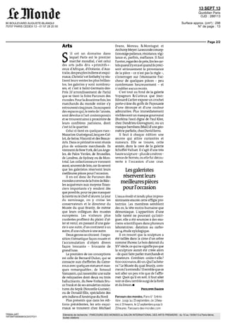 80 BOULEVARD AUGUSTE-BLANQUI
75707 PARIS CEDEX 13 - 01 57 28 20 00
13 SEPT 13
Quotidien Paris
OJD : 288113
Surface approx. (cm²) : 298
N° de page : 13
Page 2/2
TRIBALART
1973547300508/GCD/OTO/1
Eléments de recherche : PARCOURS DES MONDES ou SALON INTERNATIONAL DES ARTS PREMIERS : du 10 au 15/09/13 à Paris 6ème,
toutes citations
Arts
S
il est un domaine dans
lequel Paris est le premier
marche mondial, c'est celui
des arts jadis dits «primitifs»
ceux d'Afrique, d'Oceame, d'Aus-
tralie,despeuplesindiens etesqui-
maux Christie'setSotheby'syrea-
lisent leurs ventes les plus brillan-
tes les galeries y sont nombreu-
ses, et e est a Samt-Germam-des-
Pres (6e
arrondissement de Paris)
que se tient la foire Parcours des
mondes Pourladouzièmefois,les
marchands du monde entier s'y
retrouventcinq]ours Ils occupent
des espacesqui,lerestedel'année,
sont dévolus a I art contemporain
et se trouvent ainsi a proximite de
leurs confrères parisiens, dont
c'est icile quartier
Celui ci tient en quèlques rues
Mazarme Guenegaud,Jacques-Cal-
lot,deSeine,ViscontietdesBeaux-
Arts Danscepérimètresontreunis
plus de soixante marchands Ils
viennentdeNewYork, deLosAnge-
les, de Paies Verdes de Bruxelles,
de Londres, de Sydneyou de Mon-
treal Les collectionneurs viennent
aussi souventde lom,carils savent
que les galenstes reservent leurs
meilleurespiecespourl'occasion
II en est donc de Parcours des
mondescommedelaFoiredeBâle
les acquéreurs aux moyens finan-
ciers importants s'y rendent des
que possible, pourne pas manquer
lararetéoulechef-d œuvre Lejour
du vernissage, on y croise les
conservateurs et le directeur du
Musee du quai Branly, de même
que leurs collègues des musees
européens Les visiteurs plus
modestes profitent du plaisir d'al-
ler et venir, en passant d une gale-
rie a une autre, d'un continent a un
autre, d'une culture a une autre
Deuxgenres se côtoient l'expo-
sition thématique facon musee et
I accumulation d objets divers
facon brocante - brocante de
grand luxe
La premiere de ces conceptions
est celle de Bernard Dulon, qui se
consacre aux chefferies du Came-
rounavec quèlques statues et mas-
ques remarquables, de Renaud
Vanuxem, qui rassemble une suite
de reliquaires dont deux ou trois
hallucinants, du New-Yorkais Bru-
ce Franket de ses amulettes minia-
turesduSepik(Nouvelle-Guinée),
ou de Donald Ellis, specialiste des
arts indiensd'Amérique duNord
Plus présents que dans les edi-
tions précédentes, les arts esqui-
maux se trouvent chez Michael
Evans, Moreau SkMontagut et
AnthonyMeyer Laseconde concep-
tionexigepatience,resistance,vigi-
lance et, parfois, méfiance II faut
fureter,regarderdepres,lirelescar-
telsquandilyenaetquandilspréci-
sent sérieusement la provenance
de la piece - ce n'est pas la regle -,
s interroger sur I étonnante frai-
cheur de quèlques pieces - peu
nombreuses heureusement - et
n'oublier aucun recoin
C'est tout au fond de la galerie
Voyageurs &Curieux que Jean-
EdouardCarlierexposeuncrochet
porte-crâne du golfe de Papouasie
d'une decoupe et d'une couleur
admirables Plus immédiatement
visibles sont un masque gourounsi
(Burkina Paso) digne de Paul Klee,
chez Dandneu-Giovagnoni, ou un
masquebambara(Mali)d'unegéo-
métrieparfaite,chezDavidSerra
II faut a chaque edition une
œuvre qui attire curiosités et
rumeurs Elle se trouve, cette
annee, dans la cave de la galerie
Schoffel-ValluetIIs'agitd'unetres
haute sculpture-plus de 2metres-
venuedeBorneo,ouellefutdecou-
verte a l'occasion d'une crue
Lesgaleristes
réservent leurs
meilleures pièces
pourl'occasion
L'eaua erode etrenduplus impres
sionnante encore cette effigie pro-
tectrice Les membres semblent
des os, la tête moins humaine que
démoniaque L apparition d une
telle rareté ne pouvant qu'mtn-
guer, elle a ete soumise a des exa-
mens scientifiques dans plusieurs
laboratoires datation au carbo-
ne14,etudexylologique
II en ressort que la sculpture a
ete taillée dans la cime d'un arbre
nomme Shorea Lebois daterait du
XVsiecle,cequine signifiepasque
la sculpture aurait ete créée alors
-de quoi faire parler marchands et
amateurs Combien coûte-t-elle'
600DOOeuros,dit-onQuil'achète-
ra?
Le Musee du quai Branly, com-
meonl'aentendu? Ilsemble que ce
soit aller un peu vite que de I affir-
mer Quoi qu'il en soit il faut aller
voircedieuterriblesurgidelaforét
etdulimon*
PHILIPPE DAGIN
Parcours des mondes, Paris 6 Entree
libre Jusqu au 15 septembre de ll heu
rasa19heures le12septembrejusqua
21 heures Parcours-des-mondes com
 