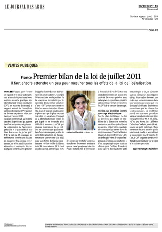 06/19 SEPT 13
Bimensuel
Surface approx. (cm²) : 603
N° de page : 29
Page 2/3
TRIBALART
2529837300506/CLA/OTO/2
Eléments de recherche : PARCOURS DES MONDES ou SALON INTERNATIONAL DES ARTS PREMIERS : du 10 au 15/09/13 à Paris 6ème,
toutes citations
VENTES PUBLIQUES
FrancePremier bilan de la loi de juillet 2011
ll faut encore attendre un peu pour mesurer tous les effets de la loi de libéralisation
PARIS • Deux ans apres l'entrée
en vigueur dc la loi de juillet 2011
qui a introduit plusieurs mno
valions dani la pratique dcs
Operateursdeventesvolontaires
(OW, les maisons de ventes), le
rapport annuel du Conseil des
ventes volontaires (CW) permet
de dresser un premier bilan por
tant sur l'année iO2
Au plan commercial, qu'en est il
des deux dispositions qui agacent
tant les antiquaires et galeries
la suppression de l'agrément
préalable et la possibilité de rea
User des ventes de gré en gré ?
S'il y a bien eu 29 nouveaux in
tervenants contre une dizaine
en moyenne les annees prête
dentés, ce n'est pas l'explosion
attendue et redoutée Certes
quèlques commissaires poseurs
frappes d'interdiction tempo
raire (Claude Aguttcs, Georges
Delettrez) ont voulu profiter de
la souplesse introduite par Ic
systeme déclaratif de creation
d'une OVV pour transférer en
hâte les ventes interdites a leurs
fils, maîs le Conseil s'est montre
vigilant et a pu le plus souvent
interdire ces vacations L'impact
de la liberalisation des ventes de
gré a gré est en revanche plus
difficile d mesurer Le CVV qui
dispose maintenant de ces chif
fres ne communique que le nom
bre d'operateurs ayant profite de
cette liberalisation, en l'occur
rence une quarantaine (sur 412)
pour un chiffre d'affaires repre
sentant 14 % du chiffre d'affaires
total de ces maisons 14 % c'est
déjà beaucoup, sachantque 16 %
Catherine Chadelat © Photo cw
des ventes de Sotheby's interna
tional sont des ventes privées et
que ce canal progresse tres vite
Pour I instant peu d'operateurs
a l'instar de l'étude Kohn ont
véritablement mis en place une
activite de ventes privées avec
catalogues et expositions, maîs le
sillon est trace et rien n'empêche
les OW de le creuser davantage
Ventes aux enchères contre
courtage electronique
Sur le plan juridique, la loi
de 2011 n'a pas regle le pro
blême de la distinction entre les
ventes aux encheres qui relèvent
du secteur régule et le courtage
electronique qui entre dans Ic
droit commun. Pour Catherine
Chdileldt, la présidente du CW,
cet imbroglio vient de ce que Tex
pression « ventes aux encheres »
n'est pas protégée et que tout un
chacun peut l'utiliser II revient
donc au CW, dont l'autorité a ete
renforcée par la lm, de s'assurer
que les operateurs non régules
(eBay, Artprice) ne laissent pas
croire aux consommateurs dans
leur communication que ces
derniers bénéficient des mêmes
protections que les clients des
ventes régulées Le problème
prend tout son sens quand on
saitque lesadjudications enligne
ont augmente de 86 % en 2012
« C'est une bonne loi », affirme
Catherine Chadelat, maîsellene
cessite un petit toilettage Maîs
comme on ne peut pas dire que la
ministre de tutelle et son cabinet
se passionnent pour le marche de
l'art, le CW organise une journee
d'étude parlementaire surle sujet
le 16 octobre prochain
Jean-Christophe Castelain
 